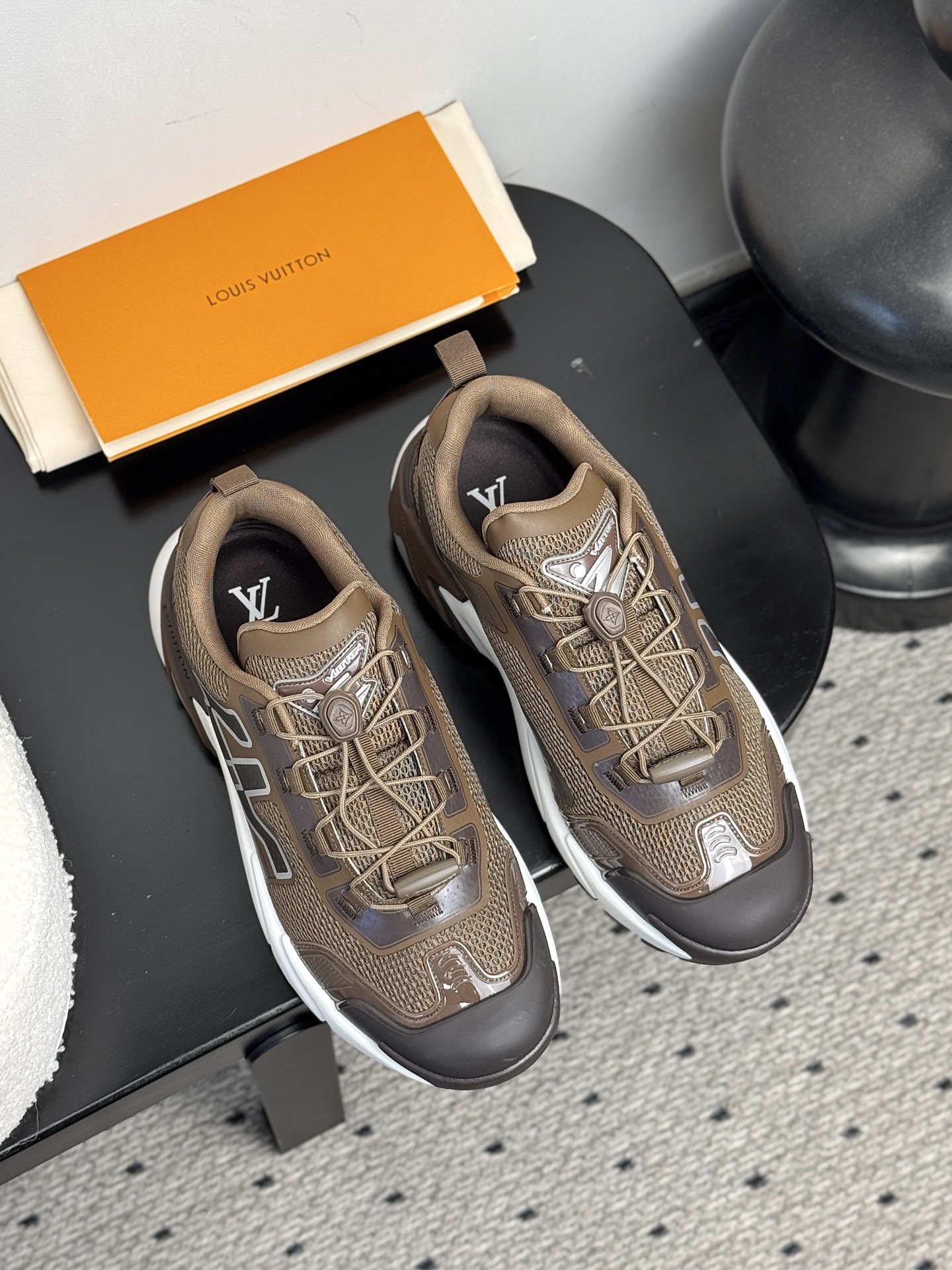 NO:261592,【LOUIS VUITTON Runner Tatic sneakers｜New paradigm of urban functional aesthetics】Collection workshop key unsealed｜Restart craftsman drawings in the 1990s Technology grid × Customized decorative belt system｜4cm incremental base construction Naked foot golden ratio Fast lace lasso buckle｜Hidden arch mechanics triangle area, daily average rush still seems to be suspended in the clouds, wear dimension fission, deconstruction work pants = Berlin Fashion Week backstage new designer with functional windbreak = Tokyo Shibuya street future warrior engraved Monogram flowers on the side of the shoe｜Wake the footpath 39-44 (customized for 45 sizes), casual shoes/sports shoes, louis vuitton, sneakers, gold19860909【LOUIS VUITTON Runner Tatic运动鞋｜都市机能美学新范式】  典藏工坊密钥解封｜重启90年代未公开匠人图纸 科技网格×定制饰带系统｜4cm增量底台构筑 裸足感黄金比例  快速系带套索扣｜暗藏足弓力学三角区,日均暴走仍似云端悬浮  穿搭次元裂变 搭解构工装裤=柏林时装周后台新锐设计师  配机能风衣=东京涉谷街头未来战士  鞋侧镌刻Monogram花卉｜步履间唤醒福宝大道百年马术基因  39-44（45码定做）,休闲鞋/运动鞋,louis vuitton,sneakers,gold,Women's Shoes