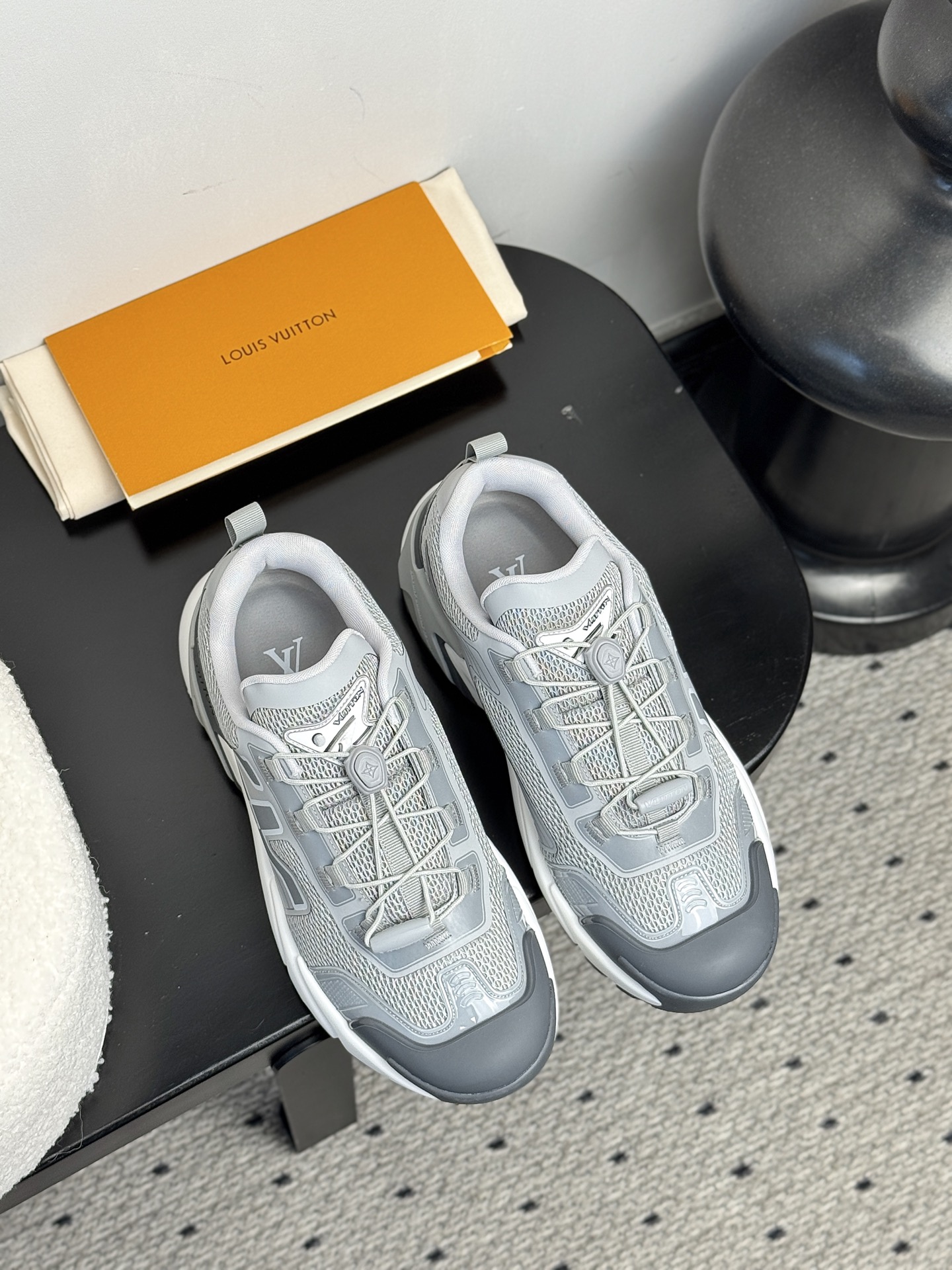 NO:261594,【LOUIS VUITTON Runner Tatic sneakers｜New paradigm of urban functional aesthetics】Collection workshop key unsealed｜Restart craftsman drawings in the 1990s Technology grid × Customized decorative belt system｜4cm incremental base construction Naked foot golden ratio Fast lace lasso buckle｜Hidden arch mechanics triangle area, daily average run still seems to be suspended in the clouds, wear dimension fission, deconstruction work pants = Berlin Fashion Week backstage new designer with functional windbreak = Tokyo Shibuya street future warrior engraved Monogram flowers on the side of the shoe｜Wake the footpath 39-44 size, casual shoes/sports shoes, louis vuitton, sneakers, gold19860909【LOUIS VUITTON Runner Tatic运动鞋｜都市机能美学新范式】  典藏工坊密钥解封｜重启90年代未公开匠人图纸 科技网格×定制饰带系统｜4cm增量底台构筑 裸足感黄金比例  快速系带套索扣｜暗藏足弓力学三角区,日均暴走仍似云端悬浮  穿搭次元裂变 搭解构工装裤=柏林时装周后台新锐设计师  配机能风衣=东京涉谷街头未来战士  鞋侧镌刻Monogram花卉｜步履间唤醒福宝大道百年马术基因  39-44码,休闲鞋/运动鞋,louis vuitton,sneakers,gold,Women's Shoes