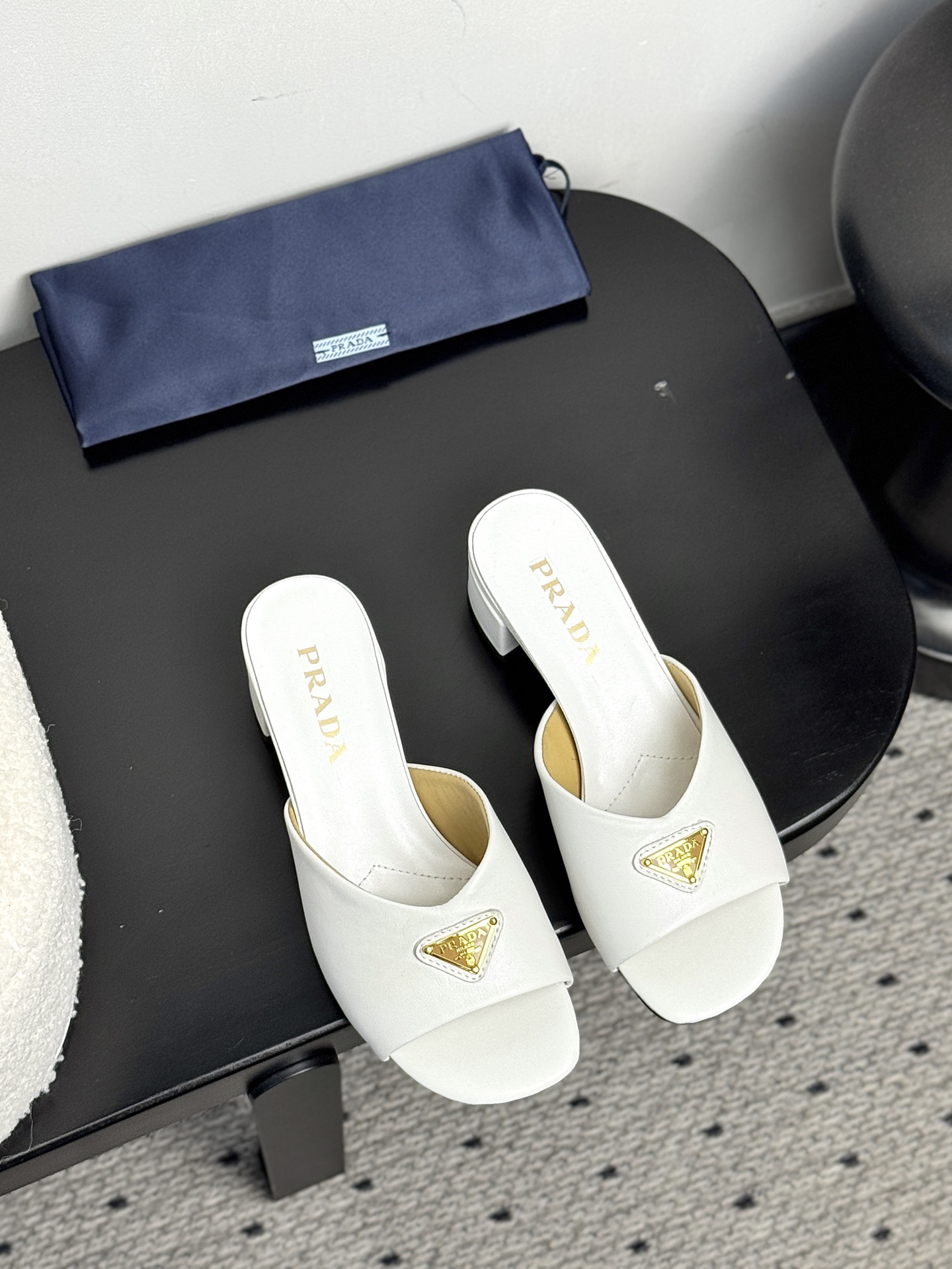 NO:383583,【PRADA Spring and Summer Triangle Slippers｜New Era of Rational Aesthetics】Collection Workshop Key is first exposed｜Restart undisclosed archives in the 1990s Palace-level cowhide × Sheepskin Cloud Floss Lining｜Ancient vegetable tanning process tempers bare foot-level flexible touch 3.5cm gold incremental base｜Hidden foot arch micro dome support system, daily average run still seems to be floating in the clouds, wear dimension fission, wide-leg suit pants = Milan headquarters female architect with a sharp edge, pleated satin skirt = Capri Island cliff dinner muse Heel engraved triangle totem｜Watch awakening Milan's century-old craft genetic code 35-39 mm foot calibration｜40-code exclusive workshop high-end customization channel, high heels, slippers, skirts, business  suit,cowhide,sheepskin,gold19860909【PRADA 春夏三角标拖鞋｜理性美学新纪元】  典藏工坊密钥首曝｜重启90年代未公开档案 殿堂级牛皮×羊皮云絮内衬｜古法植鞣工艺淬炼裸足级柔韧触感  3.5cm黄金增量底台｜暗藏足弓微穹顶支撑系统,日均暴走仍似云端悬浮  穿搭次元裂变 搭阔腿西装裤=米兰总部女建筑师锋芒  配褶皱缎面裙=卡普里岛悬崖晚宴缪斯  鞋跟镌刻三角标图腾｜步履间唤醒米兰百年工艺基因密码  35-39码毫米级足态校准｜40码专属工坊高定通道,高跟鞋拖鞋,prada,high heels,slippers,skirts,business suit,cowhide,sheepskin,gold,Women's Shoes