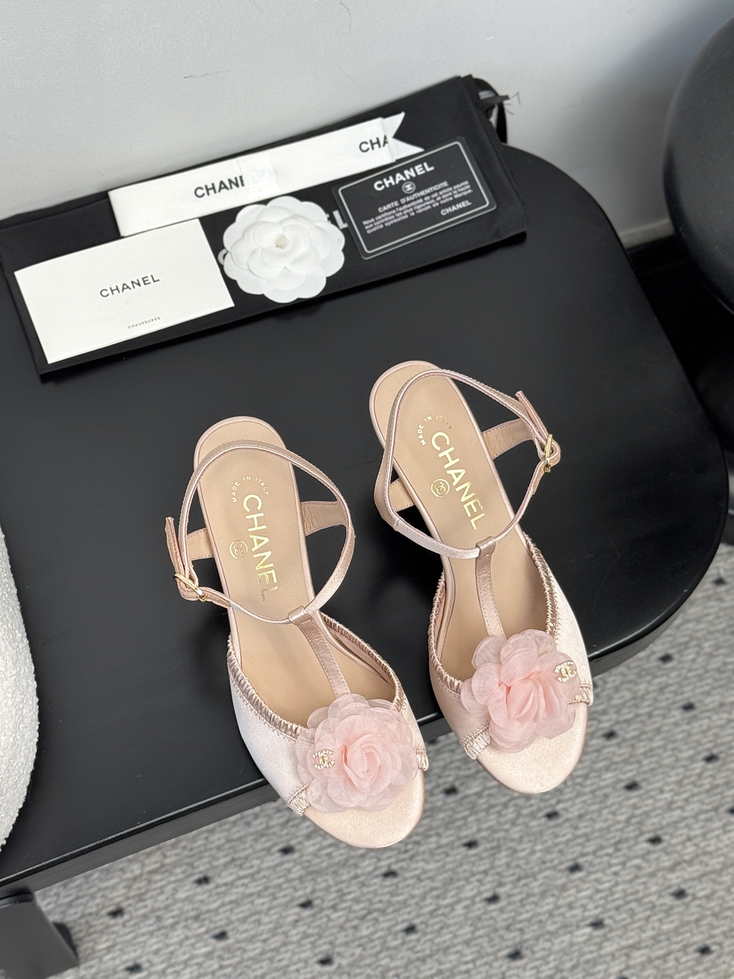 NO:383573,【CHANEL 25P Camellia Sandals｜New Romantic Aesthetic Awakening】Collection Workshop Key Unsealed | Replicating the 19th Generation Undisclosed Manuscript Prototype Crystal Flower Core Camellia Embroidery × Sheepskin Cloud Floss Lining｜Real leather outsole tempers bare foot-level flexible touch Semi-hollow Mary Jane Lace Design｜Hidden arch micro dome mechanics system, fast steps like the wind and still like clouds suspended, wear dimension fission, match first love white gauze skirt = Paris Montaigne high-end salon girl with deconstructed denim skirt = Nice Costa Azure Art Exhibition Muse The upper is engraved diamond-shaped dark patterns｜Watch awakening the genes of the century-old handicraft workshop in Kangpeng Street 35-39 mm foot conditioning｜40-code exclusive workshop high-end channel (customized versions are not returned or exchanged without quality issues), high heel sandals, chanel, sandals, mary jane, high  heels skirts sheepskin Leather soles19860909【CHANEL 25P山茶花凉鞋｜新浪漫主义美学觉醒】  典藏工坊密钥解封｜复刻19代未公开手稿原型 水晶花芯山茶花刺绣×羊皮云絮内衬｜真皮大底淬炼裸足级柔韧触感  半镂空玛丽珍系带设计｜暗藏足弓微穹顶力学系统,疾步如风仍似云端悬浮  穿搭次元裂变 搭初恋白纱裙=巴黎蒙田大道高定沙龙少女  配解构牛仔裙=尼斯蔚蓝海岸艺术展缪斯  鞋面镌刻菱格暗纹｜步履间唤醒康朋街百年手工坊基因  35-39码毫米级足态校准｜40码专属工坊高定通道（订制款非质量问题不退换）,高跟鞋凉鞋,chanel,sandals,mary jane,high heels,skirts,sheepskin,Leather soles,Women's Shoes