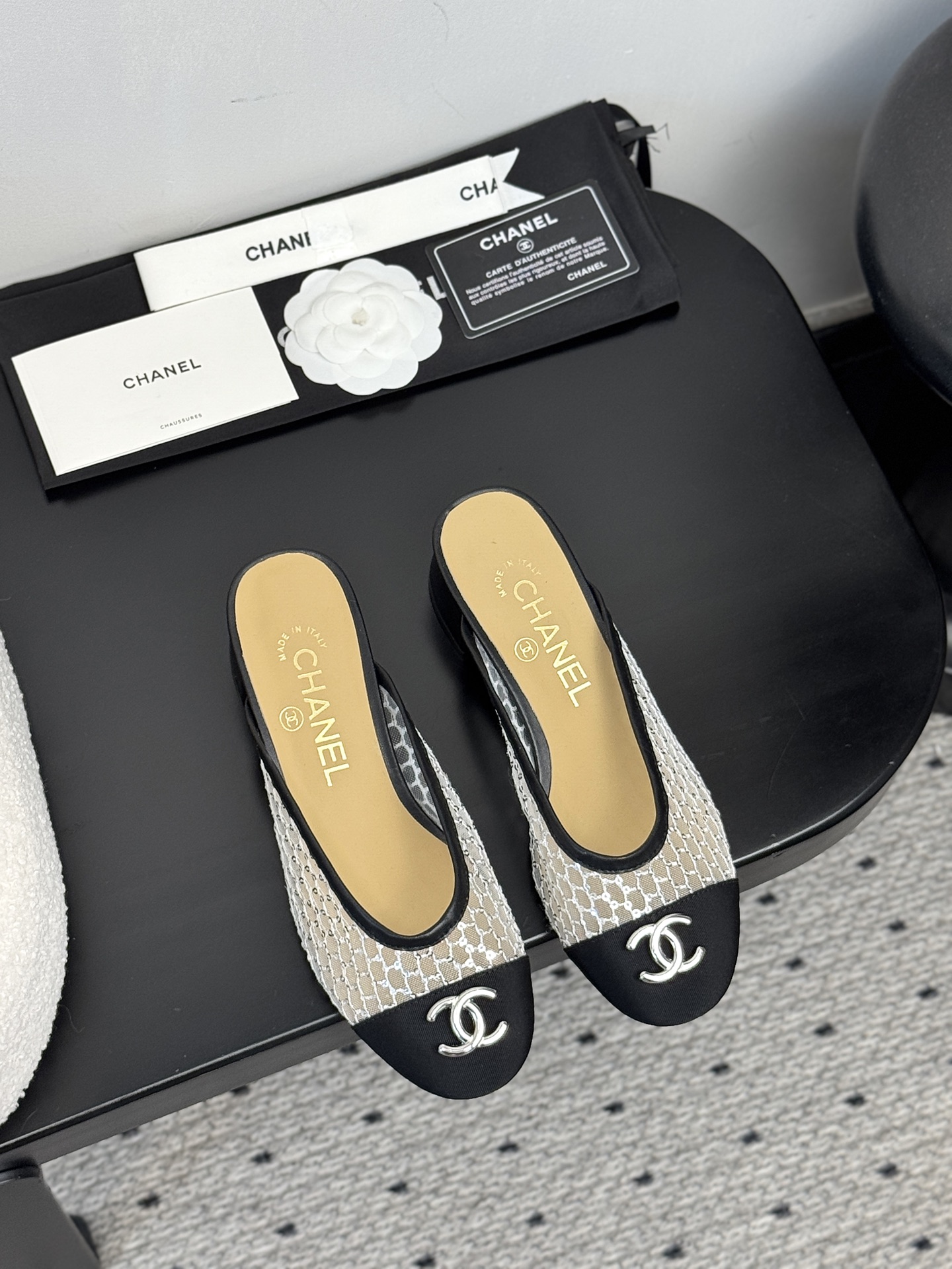 NO:383562,【CHANEL 25C semi-trapping｜New lazy aesthetic awakening】Collection workshop key unsealed｜Restart 19th generation undisclosed craftsman drawings Hall-level sheepskin cloud lining｜Ancient vegetable tanning process tempers bare foot-level flexible touch 3cm gold incremental base｜Hidden foot arch mechanic triangle area, daily average rush still seems to be suspended in the clouds, wear dimension fission, wide-leg linen pants = curator of the Saint-Tropez Art Exhibition with pleated silk skirt = muse of the opening night of the Paris Left Bank Gallery, the upper intertwined diamond pattern｜Watch awakens the genes of the century-old handicraft workshop in Kangpeng Street 35-39 codes foot conditioning｜40 codes exclusive workshop high-end customization channel, semi-trapping, chanel, skirts, sheepskin, real silk, gold19860909【CHANEL 25C半拖｜新慵懒主义美学觉醒】  典藏工坊密钥解封｜重启19代未公开匠人图纸 殿堂级羊皮云絮内衬｜古法植鞣工艺淬炼裸足级柔韧触感  3cm黄金增量底台｜暗藏足弓力学三角区,日均暴走仍似云端悬浮  穿搭次元裂变 搭阔腿亚麻裤=圣特罗佩艺术展策展人锋芒  配褶皱真丝裙=巴黎左岸画廊开幕夜缪斯  鞋面交织菱格暗纹｜步履间唤醒康朋街百年手工坊基因  35-39码毫米级足态校准｜40码专属工坊高定通道,半拖,chanel,skirts,sheepskin,real silk,gold,Women's Shoes