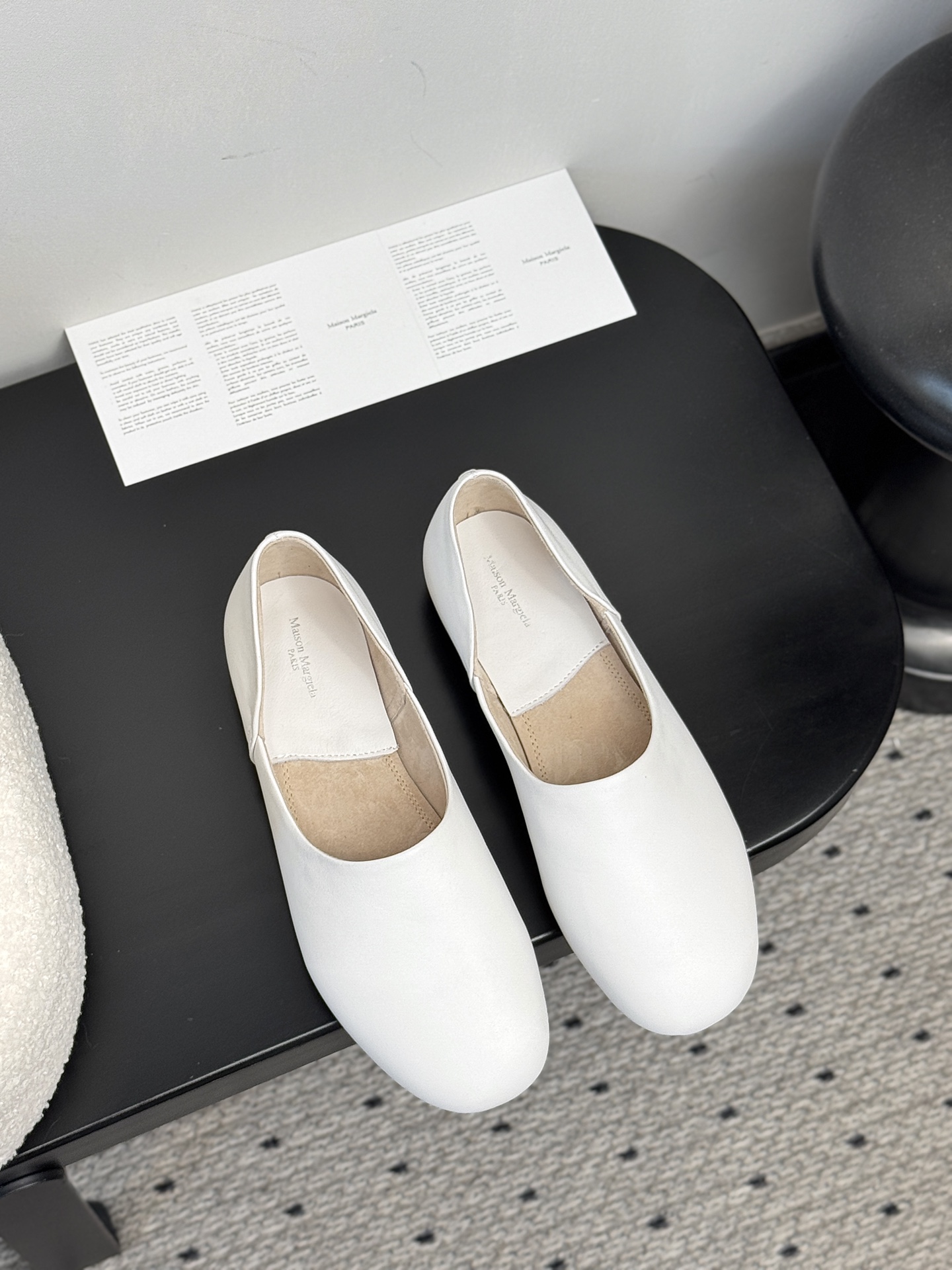 NO:383554,【MAISON MARGIELA MM6-part-toed shoes｜New era of deconstructionist aesthetics】Collection workshop key unsealed｜Restart craftsman drawings in the 1990s Ideal vegetable tanned sheepskin × Original custom sole｜Ancient craftsmanship tempers the soft touch of bare feet Identical toe design｜Hidden arch mechanics triangle area, daily average run still seems to be suspended in the clouds, wear dimension fission, silhouette suit skirt = Berlin Fashion Week curator's edge, pleated linen skirt = Tuscan manor art rovers toe engraved Tabi totem｜When steps awakens the first red mark gene in 1989, 35-39 mm foot calibration｜Special size exclusive workshop high-end customization channel, single shoes, masion margiela, skirts, business suit, sheepskin19860909【MAISON MARGIELA MM6分趾鞋｜解构主义美学新纪元】  典藏工坊密钥解封｜重启90年代未公开匠人图纸 意产植鞣羊皮×原版定制大底｜古法工艺淬炼裸足级柔韧触感  标志性分趾设计｜暗藏足弓力学三角区,日均暴走仍似云端悬浮  穿搭次元裂变 搭廓形西装裙=柏林时装周策展人锋芒  配褶皱亚麻裙=托斯卡纳庄园艺术漫游者  鞋头镌刻Tabi图腾｜步履间唤醒1989年首秀红色印记基因  35-39码毫米级足态校准｜特殊尺码专属工坊高定通道,单鞋,masion margiela,skirts,business suit,sheepskin,Women's Shoes