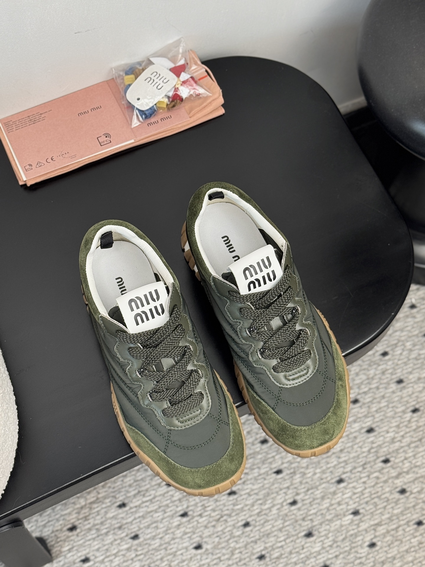 NO:383545,[MiuMiu 25SS retro pioneer｜Cookie Forrest Gump twin aesthetics] Archive deconstruction plan｜Replica spring and summer show not disclosed thick sole gene Italian cow velvet × Alpine lamb wool inner cabin｜Handmade quilting Fluid rubber outsole｜Built-in 15° gold arch｜actually measured walking pressure decrease 25 New school program Matching a silhouette suit = Antwerp Royal Academy of Fine Arts Graduation Exhibition With pleated skirt = Tokyo Daiguanshan vintage buyer shop to explore the intellectual and street player mode in three seconds 35-40 gold women's code｜40 size private workshop, casual shoes/sports shoes, miumiu, sneakers, skirts, business suit, gold19860909【MiuMiu 25SS复古先锋｜饼干阿甘双生美学】  档案库解构计划｜复刻春夏秀场未公开厚底基因  意大利牛反绒×阿尔卑斯羊羔毛内舱｜手工绗缝 流体橡胶大底｜内置15°黄金足弓｜实测步行压力递减25  新派学院程式  搭廓形西装=安特卫普皇家美术学院毕业展  配褶皱半裙=东京代官山vintage买手店探秘  三秒切换知识分子与街头玩家模式  35-40黄金女码｜40码私定工坊,休闲鞋/运动鞋,miumiu,sneakers,skirts,business suit,gold,Women's Shoes