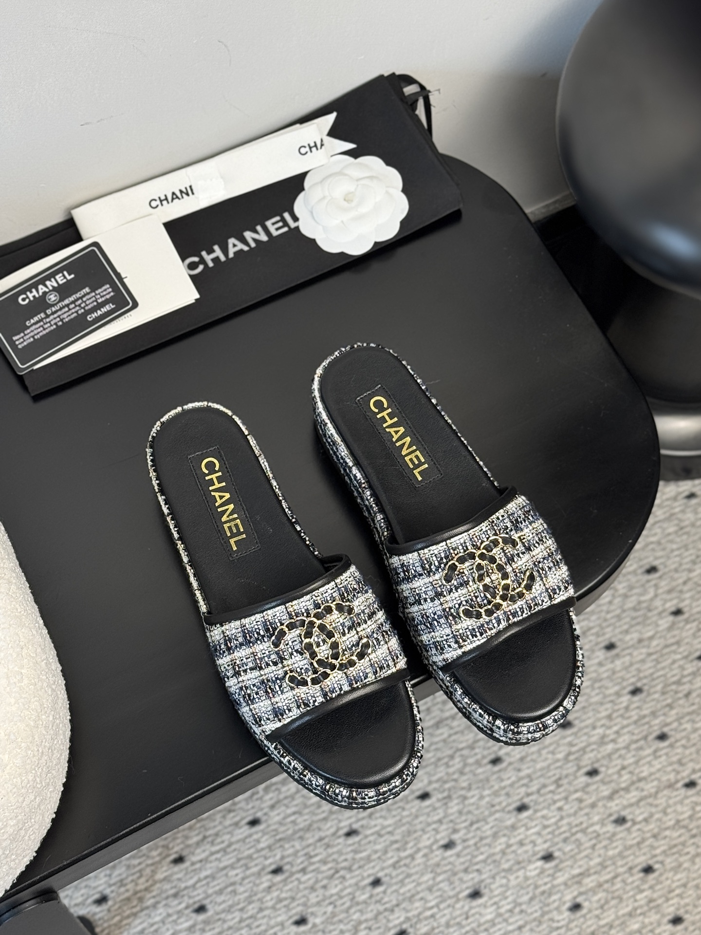 NO:383607,【CHANEL 25P chain double C slippers｜New retro aesthetic awakening】Collection workshop key is first exposed｜Restart the 1930s no archives are released Customized denim × Sheepskin cloud lining｜Ancient vegetable tanning process tempers the soft touch of bare feet 3cm gold incremental base｜Hidden arch mechanics triangle area, daily average rush still seems to be suspended in the clouds, wear dimension fission, wide-leg linen pants = curator of Paris Left Bank Gallery with pleated silk skirt = Saint Tropez yacht dinner muse, upper intertwined double C chain totem｜Watch awakening the gene of the century-old handicraft workshop in Kangpeng Street 35-39 sizes｜Special size exclusive workshop high-end customization channel, slippers, chanel, slippers, skirts, sheepskin, real silk, gold19860909【CHANEL 25P链条双C拖鞋｜新复古主义美学觉醒】  典藏工坊密钥首曝｜重启1930年代未释出档案 定制牛仔布×羊皮云絮内衬｜古法植鞣工艺淬炼裸足级柔韧触感  3cm黄金增量底台｜暗藏足弓力学三角区,日均暴走仍似云端悬浮  穿搭次元裂变 搭阔腿亚麻裤=巴黎左岸画廊策展人锋芒  配褶皱真丝裙=圣特罗佩游艇晚宴缪斯  鞋面交织双C链条图腾｜步履间唤醒康朋街百年手工坊基因  35-39码毫米级足态校准｜特殊尺码专属工坊高定通道,拖鞋,chanel,slippers,skirts,sheepskin,real silk,gold,Women's Shoes