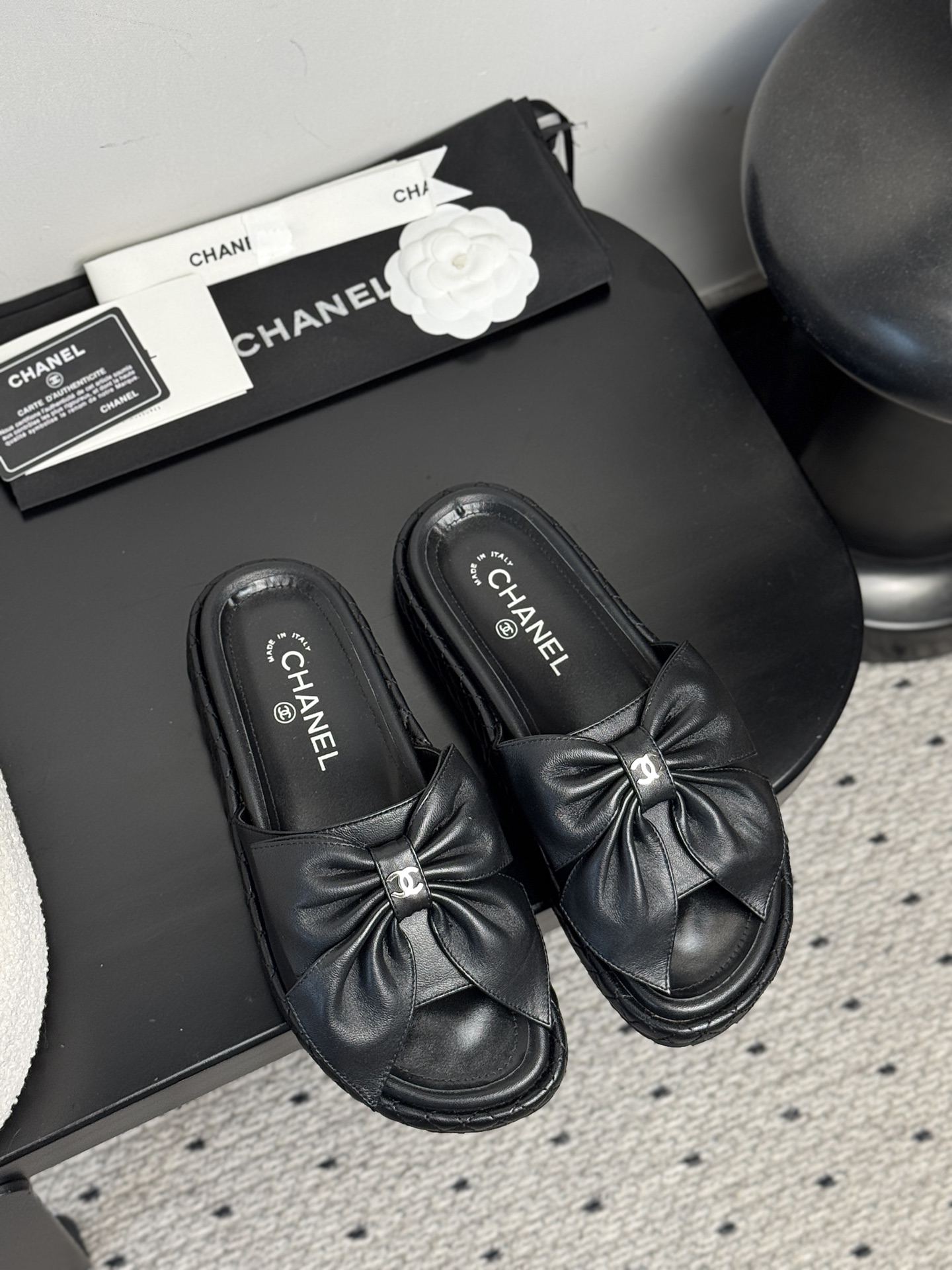 NO:383618,【CHANEL 25P diamond double C slippers｜French elegant gene awakening】Collection workshop key unsealed｜Restart 1930s craftsman drawings are not disclosed, palace-grade cowhide × sheepskin cloud lining｜Ancient vegetable tanning process tempers bare foot-grade flexible touch 3cm gold incremental base｜Hidden foot arch mechanic triangle area, daily average run still seems to be suspended in the clouds, wear dimension fission, wide-leg linen pants = curator's edge of the Paris Left Bank Gallery with pleated satin skirt = Saint Tropez yacht dinner muse, upper intertwined double C chain totem｜Watch awakening the genes of Kangpeng Street Centennial Handicraft workshop 35-39 sizes｜Special size exclusive workshop high-end customization channel, slippers, chanel, slippers, skirts, cowhide, sheepskin, gold19860909【CHANEL 25P菱格双C拖鞋｜法式优雅基因觉醒】  典藏工坊密钥解封｜重启1930年代未公开匠人图纸 殿堂级牛皮×羊皮云絮内衬｜古法植鞣工艺淬炼裸足级柔韧触感  3cm黄金增量底台｜暗藏足弓力学三角区,日均暴走仍似云端悬浮  穿搭次元裂变 搭阔腿亚麻裤=巴黎左岸画廊策展人锋芒  配褶皱缎面裙=圣特罗佩游艇晚宴缪斯  鞋面交织双C链条图腾｜步履间唤醒康朋街百年手工坊基因  35-39码毫米级足态校准｜特殊尺码专属工坊高定通道,拖鞋,chanel,slippers,skirts,cowhide,sheepskin,gold,Women's Shoes