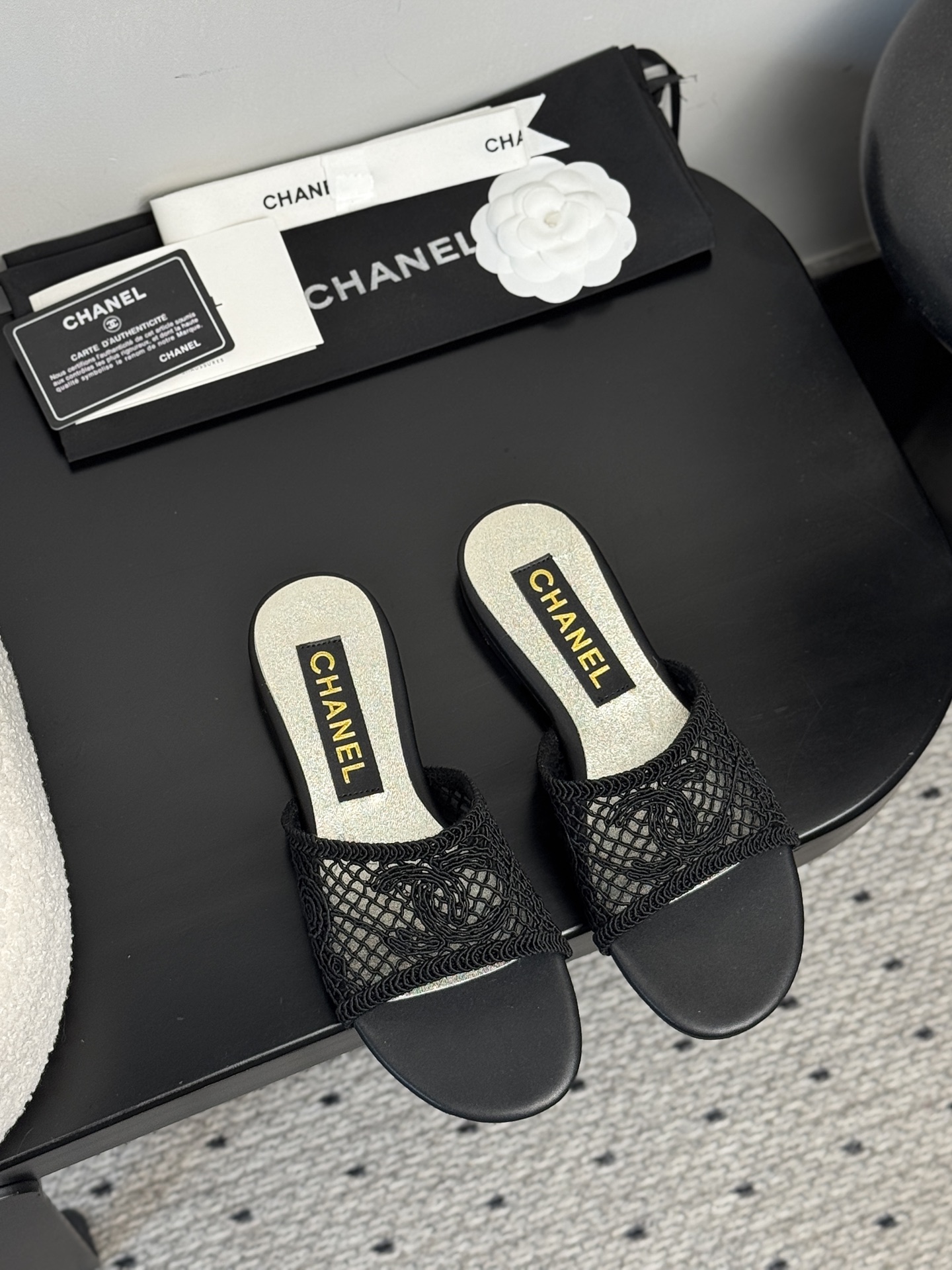 NO:383629,【CHANEL 25P woven double C slippers｜French arts and essay revival】Collection workshop key is first exposed｜Restart 1930s craftsman drawings Hand-woven cashmere × Sheepskin cloud floss lining｜Ancient warp and weft weaving process tempers naked foot-grade wrapping touch hidden arch mechanics triangle area, daily average run still seems to be floating in the clouds, wear dimension fission, deconstruction wide-leg pants = Paris Fashion Week backstage new designer with first love white veil skirt = Tokyo Omotesando comic coffee shop heroine, upper interwoven double C chain totem｜Watch awakening the genetic code of the century-old handicraft workshop in Kangpeng Street 35-39 sizes foot conditioning｜Special size exclusive workshop high-end customization channel, slippers, chanel, slippers, skirts, sheepskin19860909【CHANEL 25P编织双C拖鞋｜法式工艺美学复兴】  典藏工坊密钥首曝｜重启1930年代未公开匠人图纸 手工编织羊绒×羊皮云絮内衬｜古法经纬编织工艺淬炼裸足级包裹触感  暗藏足弓力学三角区,日均暴走仍似云端悬浮  穿搭次元裂变 搭解构阔腿裤=巴黎时装周后台新锐设计师  配初恋白纱裙=东京表参道漫画咖啡店女主  鞋面交织双C链条图腾｜步履间唤醒康朋街百年手工坊基因密码  35-39码毫米级足态校准｜特殊尺码专属工坊高定通道,拖鞋,chanel,slippers,skirts,sheepskin,Women's Shoes