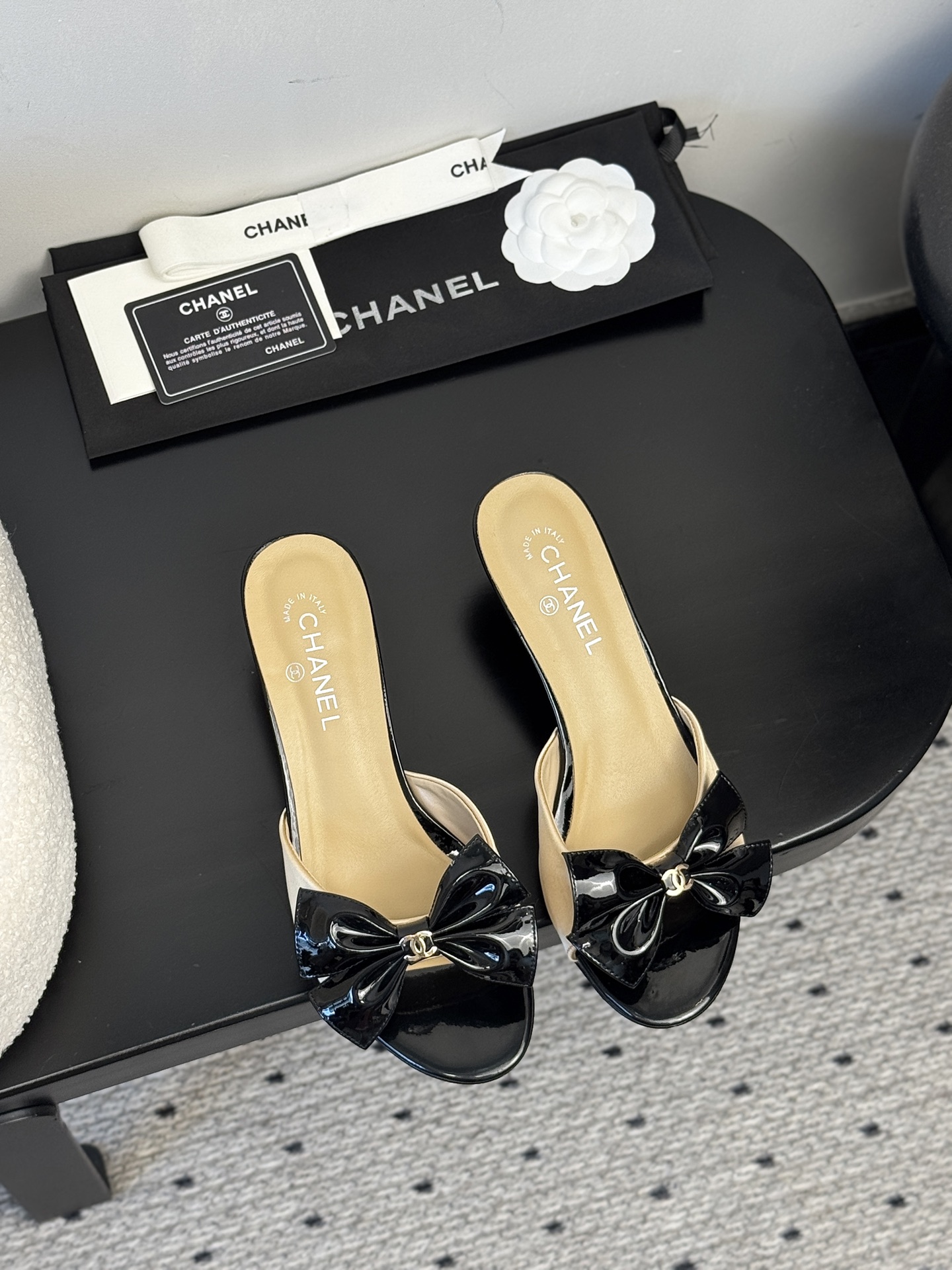 NO:383581,【CHANEL 25K Mary Jane Sandals｜French Elegant Gene Awakening】Collection Workshop Key Unsealed｜Restart 1930s craftsman drawings Undisclosed Hall-grade sheepskin × Sheepskin cloud lining｜Ancient vegetable tanning process tempers bare foot-grade flexible touch 5/8cm double gold heel height｜Hidden foot arch mechanic triangle area, fast steps like the wind and still like clouds suspended, wear dimension fission, waist-covered suit skirt = Balegoo of Montaigne Paris High Salon with pleated satin skirt = Nice Costa Azure Art Exhibition Muse The upper is intertwined diamond-shaped dark patterns｜Watch awakening the genetic code of the century-old handicraft workshop in Kangpeng Street 35-39 mm foot calibration｜Special size exclusive workshop high-end customization channel, high heel slippers, chanel, sandals, mary jane, high  heels,slippers,skirts,business suit,sheepskin,gold19860909【CHANEL 25K玛丽珍凉鞋｜法式优雅基因觉醒】  典藏工坊密钥解封｜重启1930年代未公开匠人图纸 殿堂级羊皮×羊皮云絮内衬｜古法植鞣工艺淬炼裸足级柔韧触感  5/8cm双黄金跟高｜暗藏足弓力学三角区,疾步如风仍似云端悬浮  穿搭次元裂变 搭收腰西装裙=巴黎蒙田大道高定沙龙女爵  配褶皱缎面裙=尼斯蔚蓝海岸艺术展缪斯  鞋面交织菱格暗纹｜步履间唤醒康朋街百年手工坊基因密码  35-39码毫米级足态校准｜特殊尺码专属工坊高定通道,高跟鞋拖鞋,chanel,sandals,mary jane,high heels,slippers,skirts,business suit,sheepskin,gold,Women's Shoes