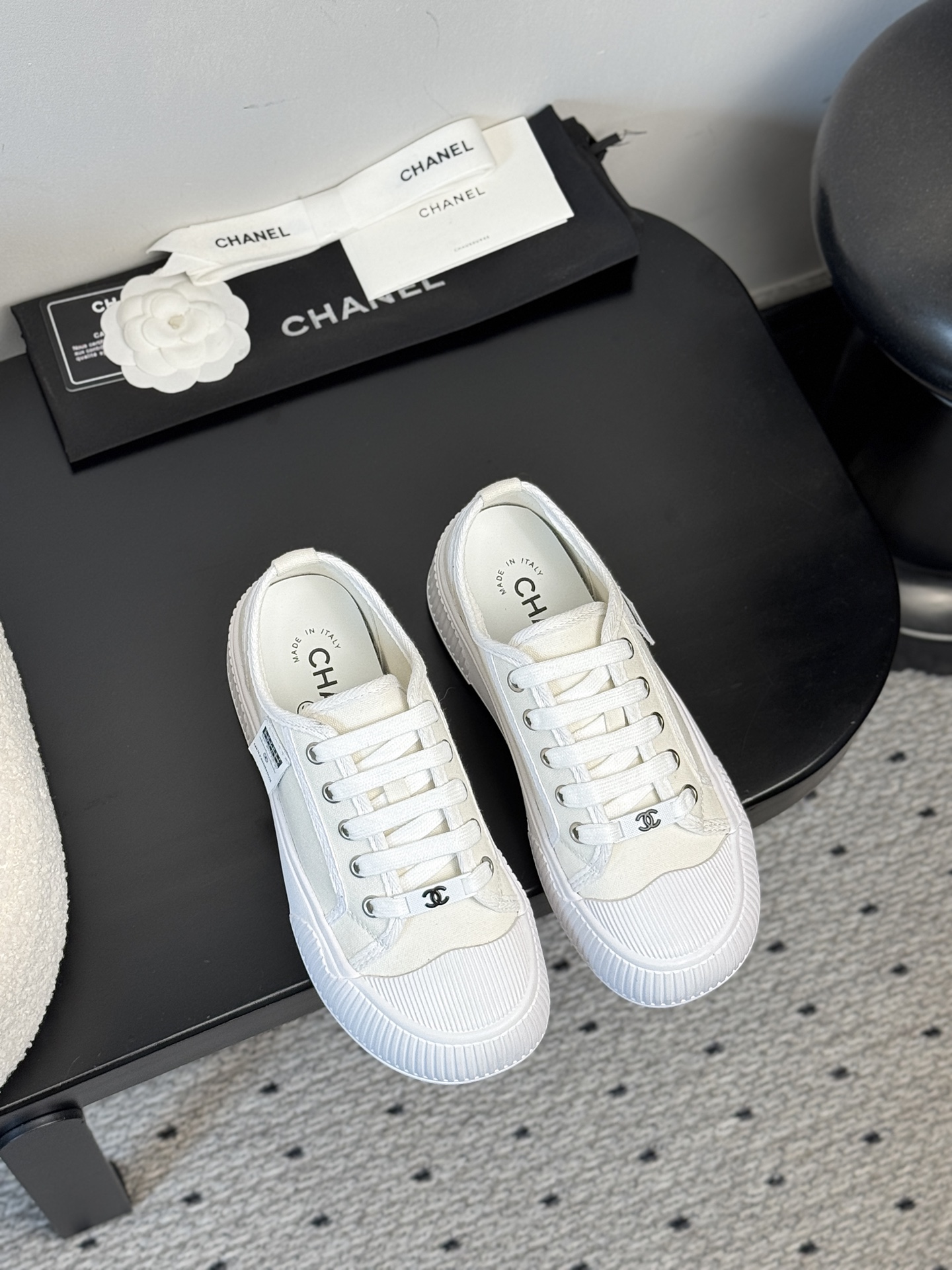 NO:383572,【CHANEL 25K Panda color-blocking casual shoes｜New minimalist aesthetic awakening】Collection workshop key is first exposed｜Restart the millennium but no craftsman drawings are released, first layer of cowhide × breathable mesh cloud lining｜TPU incremental base stage builds invisible increase of golden ratio 3.5cm cute thick-soled design｜Hidden foot arch micro dome mechanics system, daily average run still seems to be suspended in the clouds, wear dimension fission, deconstruction work pants = Paris left bank art curator's edge, tie-dye sweatshirt dress = Seoul Boulevard street photography top stream, heel engraved three-dimensional relief double C totem｜Wait awakens the century-old craft genetic code of Kangpeng Street  35-39 mm-level foot conditioning calibration｜40-code exclusive workshop high-end customization channel, casual shoes/sports shoes, chanel, sneakers, hoodie, sweatshirts, skirts, cowhide, gold19860909【CHANEL 25K熊猫拼色休闲鞋｜新极简主义美学觉醒】  典藏工坊密钥首曝｜重启千禧年未释出匠人图纸 头层牛皮×透气网云絮内衬｜TPU增量底台构筑隐形增高黄金比例  3.5cm萌系厚底设计｜暗藏足弓微穹顶力学系统,日均暴走仍似云端悬浮  穿搭次元裂变 搭解构工装裤=巴黎左岸艺术策展人锋芒  配扎染卫衣裙=首尔林荫道街拍顶流  后跟镌刻立体浮雕双C图腾｜步履间唤醒康朋街百年工艺基因密码  35-39码毫米级足态校准｜40码专属工坊高定通道,休闲鞋/运动鞋,chanel,sneakers,hoodie,sweatshirts,skirts,cowhide,gold,Women's Shoes