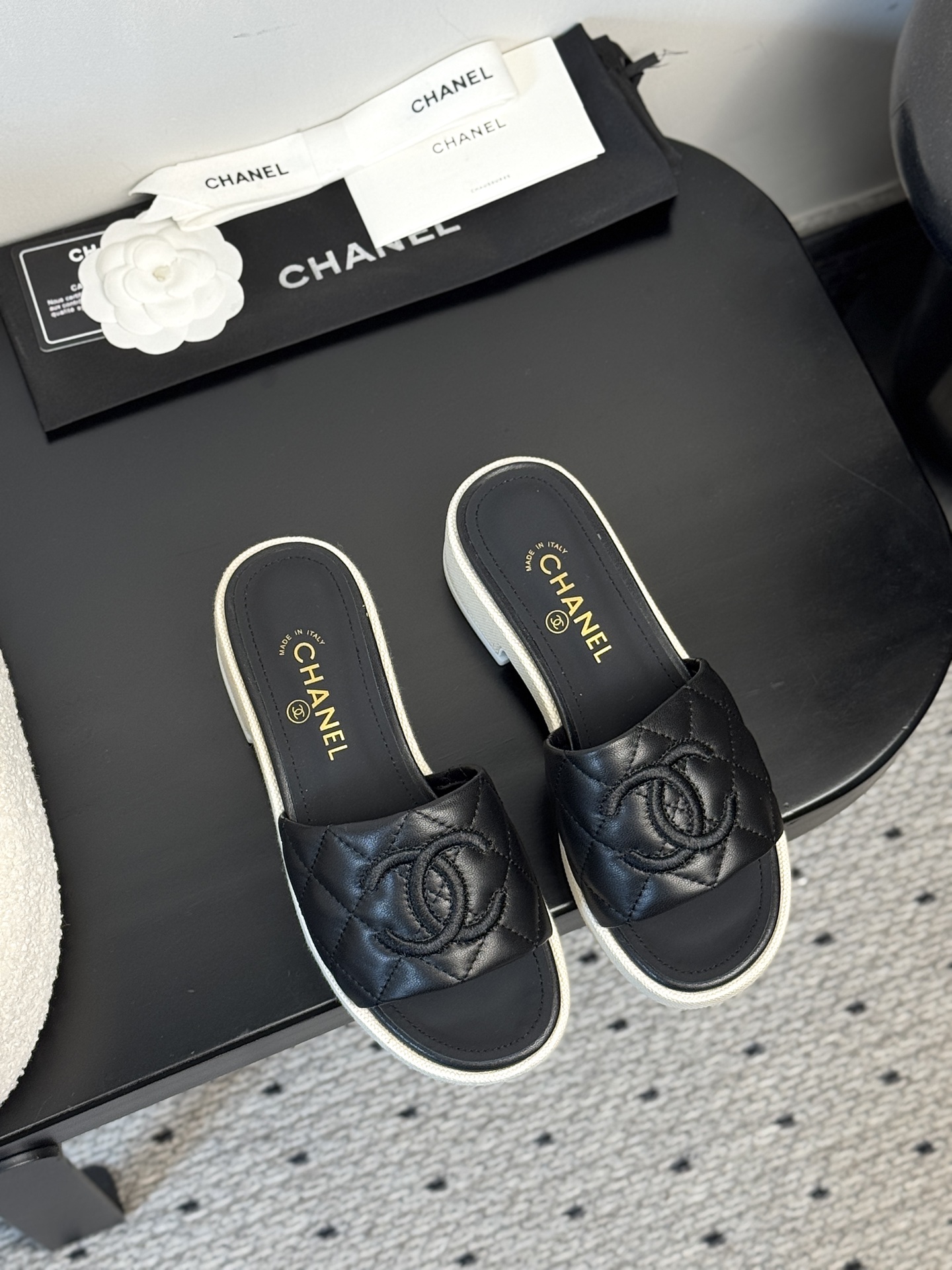 NO:383553,【CHANEL 25C spring and summer full series of slippers｜French lazy aesthetic new era】Collection workshop key is first exposed｜Restart the 19th generation of undisclosed craftsman drawings Hall-level cowhide × Sheepskin cloud lining｜Ancient vegetable tanning process tempers bare foot-level flexible touch 3cm gold incremental base｜Hidden foot arch mechanic triangle area, daily average run still seems to be suspended in the clouds, wear dimension fission, wide-leg linen pants = curator of the Saint-Tropez Art Exhibition with pleated satin skirt = muse of the opening night of the Paris Left Bank Gallery Upper intertwined diamond pattern｜Watch awakening the genetic code of the century-old handicraft workshop in Kangpeng Street 35-39 sizes｜Special size exclusive workshop high-end customization channel, slippers, chanel, slippers, skirts, cowhide, sheepskin, gold19860909【CHANEL 25C春夏全系拖鞋｜法式慵懒美学新纪元】  典藏工坊密钥首曝｜重启19代未公开匠人图纸 殿堂级牛皮×羊皮云絮内衬｜古法植鞣工艺淬炼裸足级柔韧触感  3cm黄金增量底台｜暗藏足弓力学三角区,日均暴走仍似云端悬浮  穿搭次元裂变 搭阔腿亚麻裤=圣特罗佩艺术展策展人锋芒  配褶皱缎面裙=巴黎左岸画廊开幕夜缪斯  鞋面交织菱格暗纹｜步履间唤醒康朋街百年手工坊基因密码  35-39码毫米级足态校准｜特殊尺码专属工坊高定通道,拖鞋,chanel,slippers,skirts,cowhide,sheepskin,gold,Women's Shoes