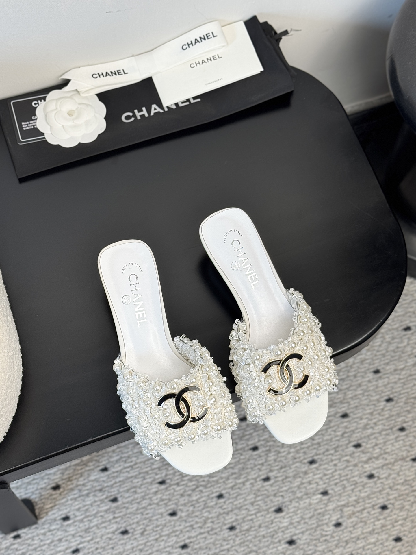 NO:383561,【CHANEL 25K Mary Jane Slippers｜New French Lazy Aesthetic Awakening】Collection Workshop Key Unsealed｜Restart 19th Generation Unreleased Manuscript Prototype Customized Fabric × Sheepskin Cloud Floss Lining｜Ancient Vegetable Tanning Process Tempered the bare foot-level flexible touch 3cm Gold Incremental Bottom Mechanical System Hidden Foot Bow Micro Dome Mechanical System, Daily Average Rage Still Like Clouds Suspended Wear Dimensional Fragment Wearing Dimensional Fragment Wear Wide Legion Line Pants = Curator of the Art Exhibition of Saint Tropez Art Exhibition With Wrinkled Saint Saint Saint Saint Saint Saint Skirts = Muse of the Opening Night of the Gallery of Left Bank of Paris Upper Intertwined Diamond Dark Pattern｜Watching Wakes the Genetic Code of the Centennial Handicraft Workshop in Kangpeng Street 35-39 mm Foot Status Calibration｜Special Size Exclusive Workshop High-Custom Channel, Slippers, Slippers, Skirts, Sheepskin, Gold19860909【CHANEL 25K玛丽珍拖鞋｜新法式慵懒美学觉醒】  典藏工坊密钥解封｜重启19代未释出手稿原型 定制面料×羊皮云絮内衬｜古法植鞣工艺淬炼裸足级柔韧触感  3cm黄金增量底台｜暗藏足弓微穹顶力学系统,日均暴走仍似云端悬浮  穿搭次元裂变 搭阔腿亚麻裤=圣特罗佩艺术展策展人锋芒  配褶皱缎面裙=巴黎左岸画廊开幕夜缪斯  鞋面交织菱格暗纹｜步履间唤醒康朋街百年手工坊基因密码  35-39码毫米级足态校准｜特殊尺码专属工坊高定通道,拖鞋,chanel,mary jane,slippers,skirts,sheepskin,gold,Women's Shoes