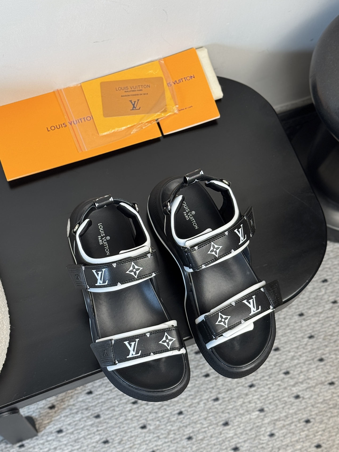 NO:383518,【LOUIS VUITTON Spring and Summer Sandals｜New Era of Urban Functional Aesthetics】Collection Workshop Key First Reopening Millennium Undisclosed Craftsman Drawings First Layer Cowhide × Lycra Cloud Floss Lining｜Ancient Vegetable Tanning Process Temperes the Flexible Touch of the Barbble Foot Level 5cm Gold Incremental Sole Platform｜Hidden arch Mechanical Triangle Zone, Daily Average Rage Still Like Clouds Suit Fragment Wear Dimensional Fragment Wearing Dimensional Fitness Wide Legs Suit Pants = Paris Fashion Week Backstage New Designer Straight With Deconstructed Socks = Tokyo Shibuya Street Future Warrior Engraved Monogram Totem Soles Enjoy the Centennial Equestrian Gene Code in Steps 35-39 mm Foot Status Calibration｜40-code Exclusive Workshop High-Custom Channel, Sandals, louis vuitton, sandals, business suit, cowhide, gold19860909【LOUIS VUITTON 春夏凉鞋｜都市机能美学新纪元】  典藏工坊密钥首曝｜重启千禧年未公开匠人图纸 头层牛皮×莱卡云絮内衬｜古法植鞣工艺淬炼裸足级柔韧触感  5cm黄金增量底台｜暗藏足弓力学三角区,日均暴走仍似云端悬浮  穿搭次元裂变 搭阔腿西装裤=巴黎时装周后台新锐设计师锋芒  配解构袜套=东京涉谷街头未来战士  鞋底镌刻Monogram图腾｜步履间唤醒福宝大道百年马术基因密码  35-39码毫米级足态校准｜40码专属工坊高定通道,凉鞋,louis vuitton,sandals,business suit,cowhide,gold,Women's Shoes