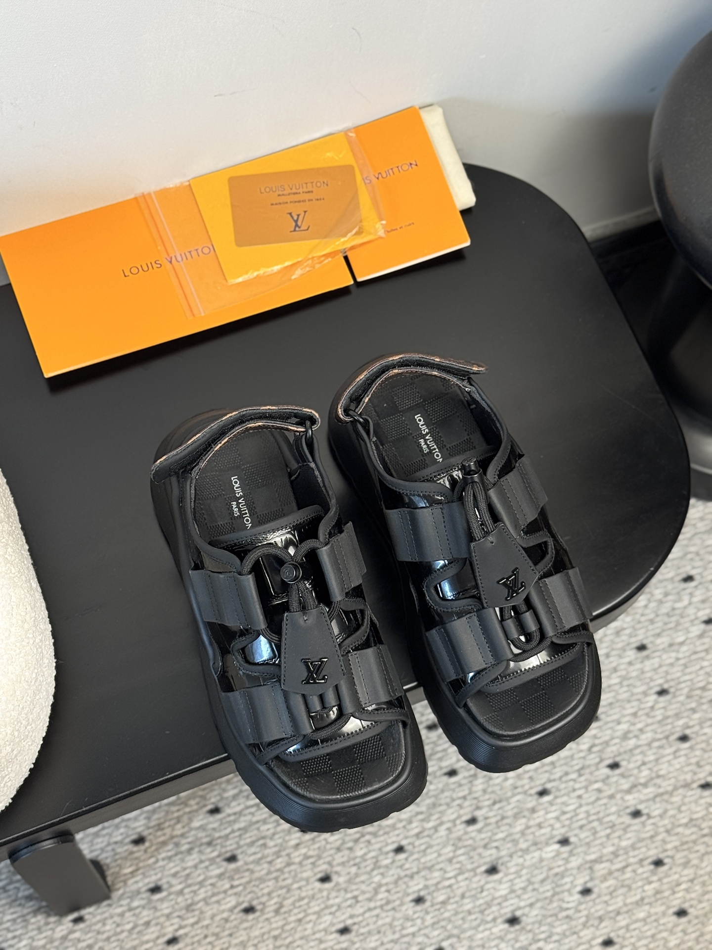 NO:383527,【LOUIS VUITTON Chameleon Sandals｜New Era of Millennium Aesthetics】Collection Workshop Key First Reopening 2003 Tri-color Files Undisclosed Suede Cowhide Leather × Monogram Canvas Plate｜Ancient Vegetable Tanning Process Tempered the Flexible Touch of the Barefoot Level 4cm Invisible Waterproof Platform｜Hidden arch Mechanical Triangle Zone, Daily Average Rage Still Like Clouds Suitable Dimensional Fragmentation Dressing Deconstruction Workshop Skirt = Berlin Fashion Week Backstage New Designer Straight Strikes = Tokyo Shibuya Street Future Warrior Shoe Lace Engraved Bullet Totem | Steps Awakening Fubao Avenue Centennial Equestrian Gene Code 35-39 Codes Millimeter Level Foot Conditioning | 40-42 Codes Exclusive Workshop High-Customized Channel (Customized Products No Returns and Exchanges Without Quality Issues), Sandals, louis  vuitton, sandals, skirts, cowhide19860909【LOUIS VUITTON Chameleon凉鞋｜千禧美学新纪元】  典藏工坊密钥首曝｜重启2003年未公开三彩档案  绒面牛皮革×Monogram帆布拼合｜古法植鞣工艺淬炼裸足级柔韧触感  4cm隐形防水台｜暗藏足弓力学三角区,日均暴走仍似云端悬浮  穿搭次元裂变 搭解构工装裙=柏林时装周后台新锐设计师锋芒  配流光机能袜=东京涉谷街头未来战士  鞋带镌刻子弹图腾｜步履间唤醒福宝大道百年马术基因密码  35-39码毫米级足态校准｜40-42码专属工坊高定通道（订制款非质量问题不退换）,凉鞋,louis vuitton,sandals,skirts,cowhide,Women's Shoes