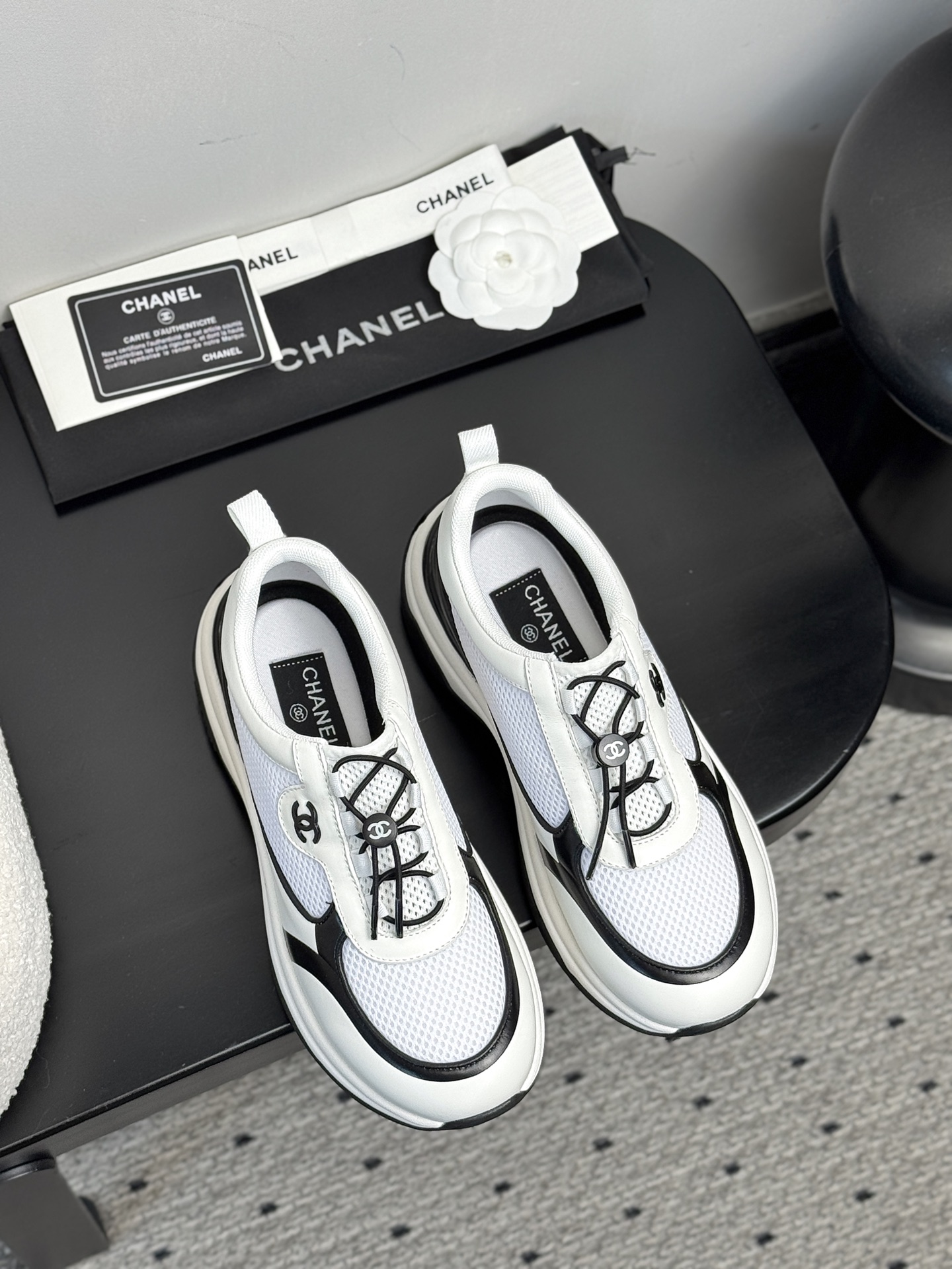 NO:383508,【CHANEL 25K Panda Sneakers｜New Retro Aesthetic Awakening】Collection Workshop Key is first exposed｜Restart the prototype of the undisclosed manuscript in the 1980s Palace-level cowhide × contrasting color splicing process｜Original outsole tempers naked foot level flexible touch 3cm invisible incremental bottom platform｜Hidden foot arch micro dome mechanics system, daily average run still seems to be suspended in the clouds, wear dimension fission, deconstruction wide-leg pants = Paris Fashion Week backstage new designer sharpness with first love pleated skirt = Tokyo Omotesando comic coffee shop heroine awakens the century-old craft genetic code of Kangpeng Street 35-39-code millimeter-level foot conditioning | 40-code exclusive workshop high-end customization channel, casual shoes/sports shoes, chanel, sneakers, skirts, cowhide19860909【CHANEL 25K熊猫运动鞋｜新复古主义美学觉醒】  典藏工坊密钥首曝｜重启1980年代未公开手稿原型 殿堂级牛皮×撞色拼接工艺｜原版大底淬炼裸足级柔韧触感  3cm隐形增量底台｜暗藏足弓微穹顶力学系统,日均暴走仍似云端悬浮  穿搭次元裂变 搭解构阔腿裤=巴黎时装周后台新锐设计师锋芒  配初恋百褶裙=东京表参道漫画咖啡店女主  步履间唤醒康朋街百年工艺基因密码  35-39码毫米级足态校准｜40码专属工坊高定通道,休闲鞋/运动鞋,chanel,sneakers,skirts,cowhide,Women's Shoes