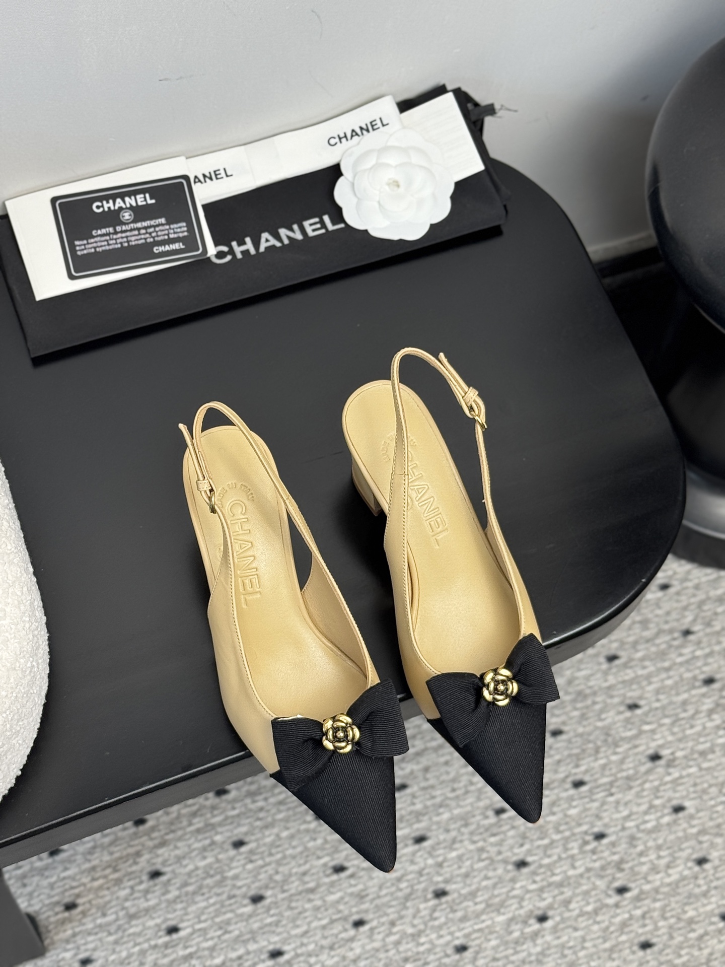 NO:383497,【CHANEL 25K camellia single shoes｜New Romantic Aesthetic Awakening】Collection workshop key unsealed｜Restart 19th generation undisclosed craftsman drawings Hall-grade sheepskin/silk × cloud lining｜Ancient vegetable tanning process tempers bare foot-grade flexible touch Flat heel/6/8.5cm third-order gold heel height｜Hidden foot arch mechanics triangle area, fast steps like the wind and still like clouds suspended, wear dimension fission, deconstruction suit skirt = Paris Montaigne high-end salon baroque edge with streaming satin skirt = Nice Costa çao Art Exhibition Muse The upper is engraved rhinestone camellia totem｜Watch awakening the genetic code of the century-old handicraft workshop in Kangpeng Street 35-39 mm foot calibration｜40-code exclusive workshop high-end passage, high heel sandals, chanel, sandals, high  heels, skirts, business suit, sheepskin, real silk, gold19860909【CHANEL 25K山茶花单鞋｜新浪漫主义美学觉醒】  典藏工坊密钥解封｜重启19代未公开匠人图纸 殿堂级羊皮/真丝×云絮内衬｜古法植鞣工艺淬炼裸足级柔韧触感  平跟/6/8.5cm三阶黄金跟高｜暗藏足弓力学三角区,疾步如风仍似云端悬浮  穿搭次元裂变 搭解构西装裙=巴黎蒙田大道高定沙龙女爵锋芒  配流光缎面裙=尼斯蔚蓝海岸艺术展缪斯  鞋面镌刻水钻山茶图腾｜步履间唤醒康朋街百年手工坊基因密码  35-39码毫米级足态校准｜40码专属工坊高定通道,高跟鞋凉鞋,chanel,sandals,high heels,skirts,business suit,sheepskin,real silk,gold,Women's Shoes