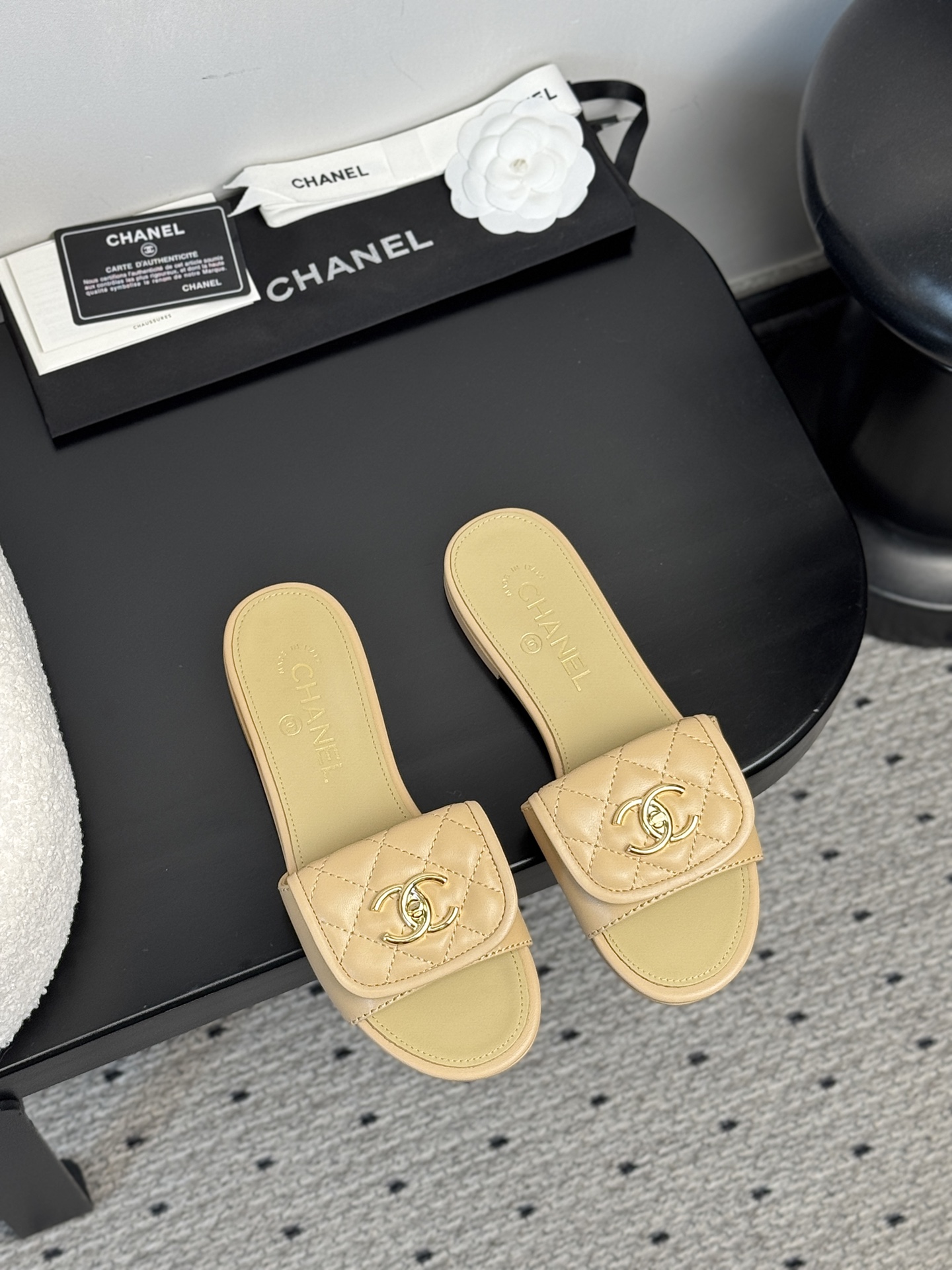 NO:383488,【Chanel 25C Academy Lock and Drag｜Retro Narrative of Time and Space Folding】 Show Archaeology Plan｜Replica 2001 Métiers d’Art Workshop Twill Code Double C Lock and C Handmade CF Handbag Touch Hand-woven Coat |Hidden 15° Arch Lifting System Intellectual Dressing Algorithm Wool Vest Set = Morning Class of Cambridge University Ancient Book Repair Room with Suede A-line Skirts = Tokyo Kamibocho Ancient Book Street Detective Day Three Seconds Switch Book and Elegant Style 35-39 Gold Women's Code｜Special Foot Type Private Workshop, Slippers, Chanel, slippers, skirts, sheepskin, chamois Leather, gold19860909【Chanel 25C书院锁扣拖｜时空折叠的复古叙事】  秀场考古计划｜复刻2001 Métiers d’Art工坊斜纹密码  双C锁扣做旧工艺｜阿尔卑斯羊皮内衬对标CF手袋触感  手工编织粗花｜暗藏15°足弓抬升系统  知识分子穿搭算法  搭羊毛背心套装=剑桥大学古籍修复室晨课  配麂皮A字裙=东京神保町古书街探秘日  三秒切换书卷气与雅痞态  35-39黄金女码｜特殊脚型私定工坊,拖鞋,chanel,slippers,skirts,sheepskin,chamois leather,gold,Women's Shoes