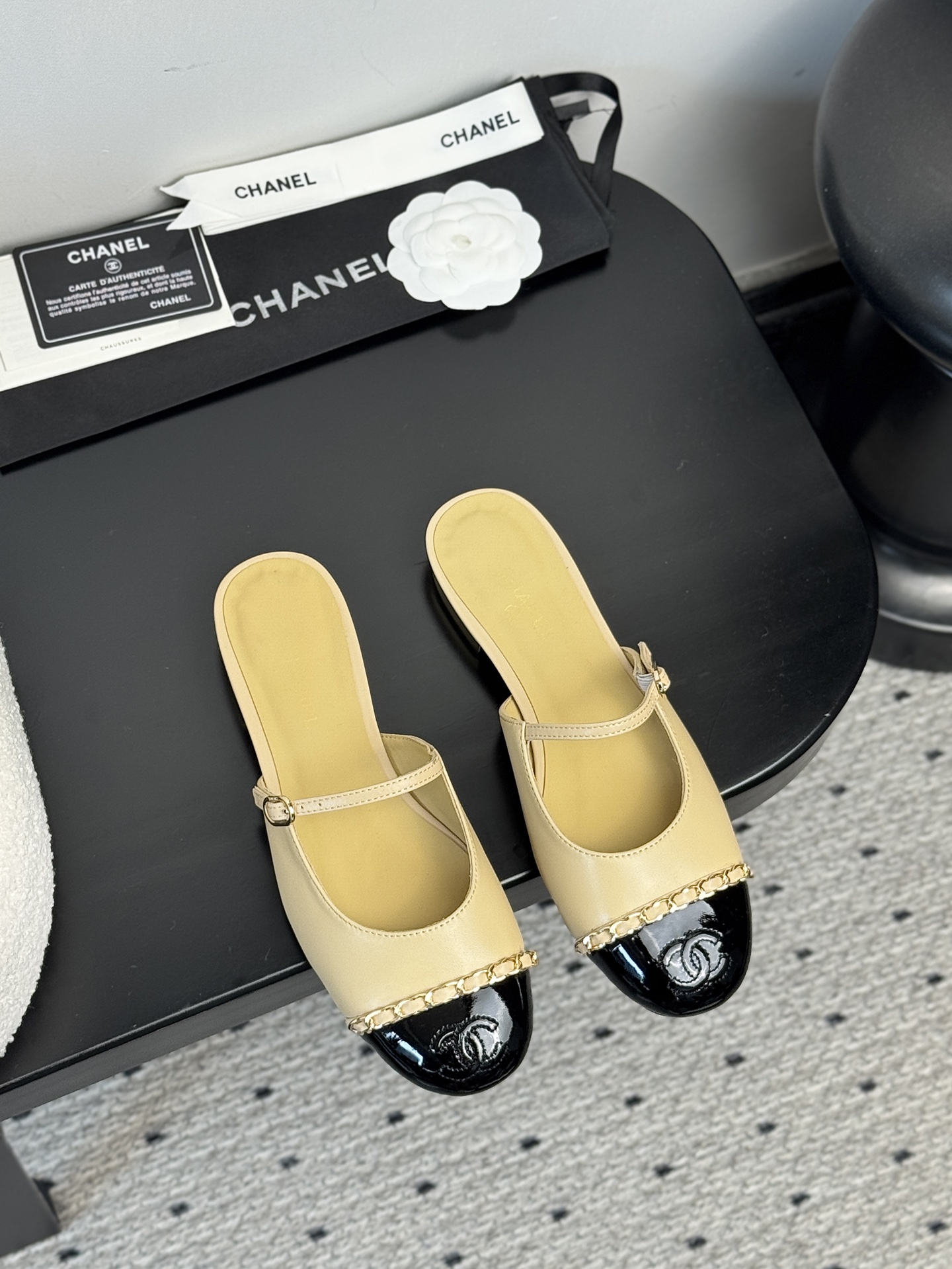 NO:383480,【CHANEL 25S Mary Jane Chain Shoes｜French Elegant Gene Awakening】Collection Workshop Key First Release｜Restart the Archives of the 1930s No Archives Unreleased Palace-level Cowhide × Sheepskin Cloud Floss Lining｜Ancient Vegetable Tanning Process Tempered the Flexible Touch of the bare feet Three-dimensional Electric Embroidery Double C Totem｜Hidden arch mechanics triangle area, the average daily run is still like the clouds suspended, wear dimension fission, waist-hugging suit skirt = Balegoo of Montaigne Paris, first love pleated skirt = Tokyo Omotesando comic coffee shop heroine, shoe buckle engraved diamond pattern｜Watch awakening the genetic code of the century-old handicraft workshop in Kangpeng Street 35-39 sizes｜Special size exclusive workshop high-end customization channel, semi-torch, chanel, mary jane, skirts, business suit, cowhide, sheepskin19860909【CHANEL 25S玛丽珍链条单鞋｜法式优雅基因觉醒】  典藏工坊密钥首曝｜重启1930年代未释出档案原型 殿堂级牛皮×羊皮云絮内衬｜古法植鞣工艺淬炼裸足级柔韧触感  立体电绣双C图腾｜暗藏足弓力学三角区,日均暴走仍似云端悬浮  穿搭次元裂变 搭收腰西装裙=巴黎蒙田大道高定沙龙女爵  配初恋百褶裙=东京表参道漫画咖啡店女主  鞋扣镌刻菱格暗纹｜步履间唤醒康朋街百年手工坊基因密码  35-39码毫米级足态校准｜特殊尺码专属工坊高定通道,半拖,chanel,mary jane,skirts,business suit,cowhide,sheepskin,Women's Shoes