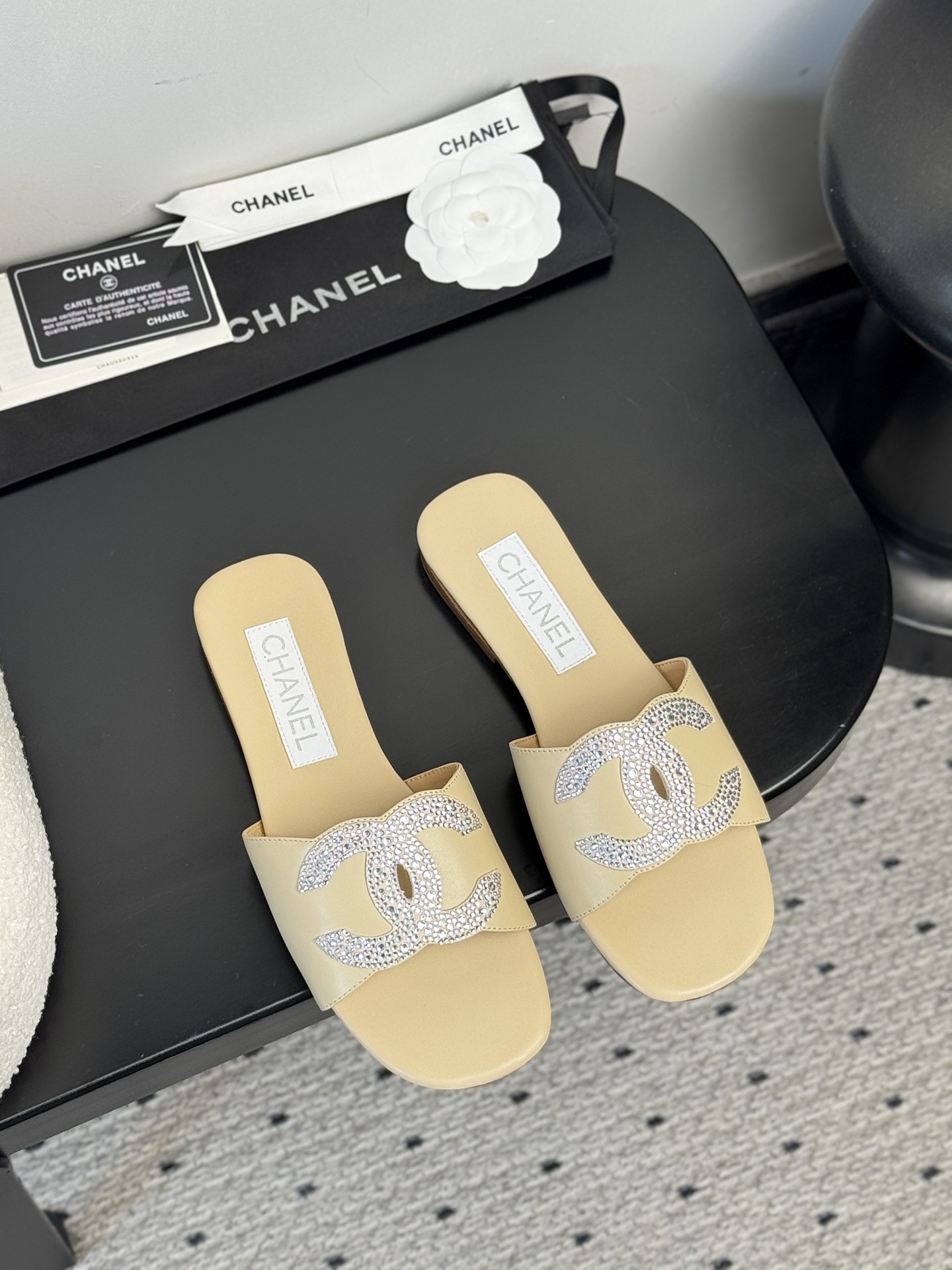 NO:383472,【CHANEL 25K Mary Jane Slippers｜A new era of French lazy aesthetics】Collection workshop key is first exposed｜Restart the 1930s craftsman drawings, palace-grade cowhide × sheepskin cloud lining｜Ancient vegetable tanning process tempers the soft touch of bare feet hidden in the arch mechanics triangle area, the average daily run is still like the clouds suspended, wear dimension fission, wide-leg linen pants = curator's edge of the Paris Left Bank Gallery with pleated satin skirt = Saint Tropez yacht dinner muse Wake up the genetic code of the century-old handicraft workshop in Kangpeng Street 35-39 sizes｜Special size exclusive workshop high-end customization channel, slippers, chanel, mary jane, slippers, skirts, cowhide, sheepskin19860909【CHANEL 25K玛丽珍拖鞋｜法式慵懒美学新纪元】  典藏工坊密钥首曝｜重启1930年代未公开匠人图纸 殿堂级牛皮×羊皮云絮内衬｜古法植鞣工艺淬炼裸足级柔韧触感  暗藏足弓力学三角区,日均暴走仍似云端悬浮  穿搭次元裂变 搭阔腿亚麻裤=巴黎左岸画廊策展人锋芒  配褶皱缎面裙=圣特罗佩游艇晚宴缪斯  步履间唤醒康朋街百年手工坊基因密码  35-39码毫米级足态校准｜特殊尺码专属工坊高定通道,拖鞋,chanel,mary jane,slippers,skirts,cowhide,sheepskin,Women's Shoes