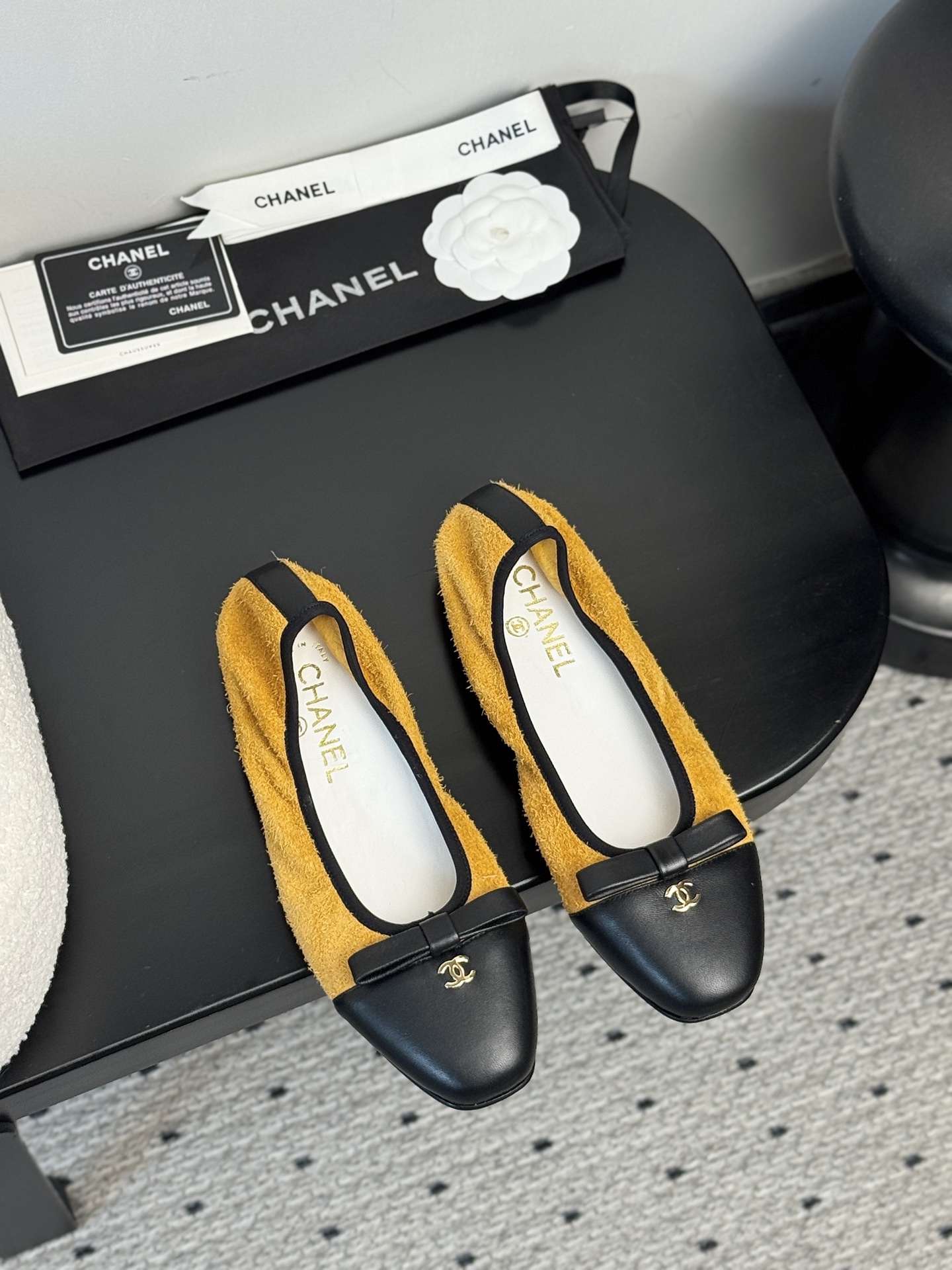 NO:383461,【CHANEL 25C sports and casual shoes｜New retro aesthetic awakening】Collection workshop key is first exposed｜Restart 1980s craftsman drawings Original custom technology fabric × contrasting color splicing process｜Ancient vegetable tanning process tempers bare foot-level flexible touch hidden arch mechanics triangle area, daily average rush still seems to be suspended in the clouds, wear dimension fission, deconstruction work pants = Paris Fashion Week backstage new designer sharply matched with tie-dye sweatshirts = Seoul Boulevard street photography top stream awakening Kangpeng Street century-old craft genetic code 35-39 code mm level foot calibration｜40 code exclusive workshop high-end customization channel, semi-torch, chanel, hoodie, sweatshirts, skirts19860909【CHANEL 25C运动休闲鞋｜新复古主义美学觉醒】  典藏工坊密钥首曝｜重启1980年代未公开匠人图纸 原版定制科技面料×撞色拼接工艺｜古法植鞣工艺淬炼裸足级柔韧触感  暗藏足弓力学三角区,日均暴走仍似云端悬浮  穿搭次元裂变 搭解构工装裤=巴黎时装周后台新锐设计师锋芒  配扎染卫衣裙=首尔林荫道街拍顶流  步履间唤醒康朋街百年工艺基因密码  35-39码毫米级足态校准｜40码专属工坊高定通道,半拖,chanel,hoodie,sweatshirts,skirts,Women's Shoes