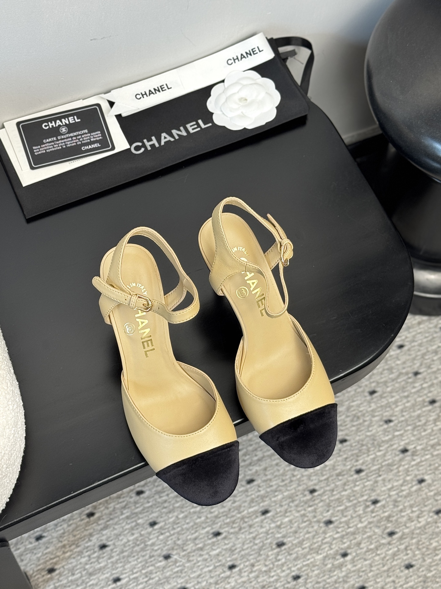 NO:383531,【CHANEL 25C Mary Jane Series｜French Elegant Gene Awakening】Collection Workshop Key First Release｜Restart 1930s craftsman drawings Undisclosed Palace-grade sheepskin × Sheepskin Cloud Floss Lining｜Ancient vegetable tanning process tempers bare foot-grade flexible touch 8cm gold heel height｜Hidden foot arch micro dome mechanics system, fast steps like the wind and still like clouds suspended, wear dimension fission, waist-hugging suit skirt = Balegoo sharpness of the Salon of Montaigne Paris, with pleated satin skirt = Nice Costa Azure Art Exhibition Muse Engraved Diamond Dark Patio｜Walking in Steps to awaken the genetic code of the Centennial Handicraft Workshop 35-39 size mm-level foot conditioning｜Special size exclusive workshop high-quality passage, high heels, chanel, mary jane, high heels, skirts, business  suit,sheepskin,gold19860909【CHANEL 25C玛丽珍系列｜法式优雅基因觉醒】  典藏工坊密钥首曝｜重启1930年代未公开匠人图纸 殿堂级羊皮×羊皮云絮内衬｜古法植鞣工艺淬炼裸足级柔韧触感  8cm黄金跟高｜暗藏足弓微穹顶力学系统,疾步如风仍似云端悬浮  穿搭次元裂变 搭收腰西装裙=巴黎蒙田大道高定沙龙女爵锋芒  配褶皱缎面裙=尼斯蔚蓝海岸艺术展缪斯  后跟镌刻菱格暗纹｜步履间唤醒康朋街百年手工坊基因密码  35-39码毫米级足态校准｜特殊尺码专属工坊高定通道,高跟鞋玛丽珍,chanel,mary jane,high heels,skirts,business suit,sheepskin,gold,Women's Shoes