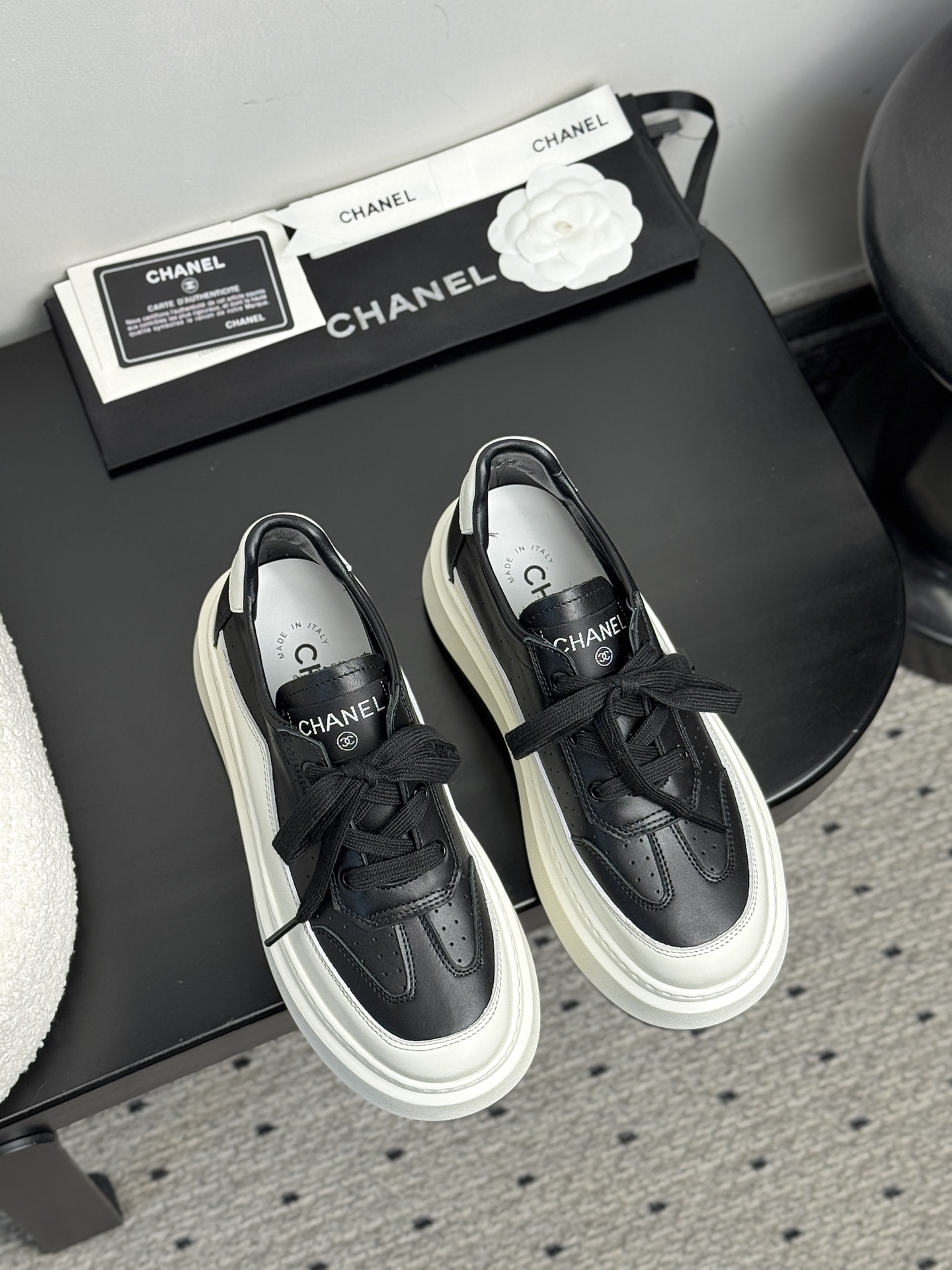 NO:383503,【CHANEL 24 Panda color-blocking casual shoes｜New retro aesthetic awakening】Collection workshop key is first exposed｜Restart the undisclosed manuscript prototype of the 1980s Palace-level cowhide × contrasting color splicing process｜TPU incremental base stage builds invisible increase of golden ratio 5cm cute thick-soled design｜Hidden foot arch micro dome mechanics system, daily average run still seems to be suspended in the clouds, wear dimension fission, deconstruction work pants = Paris left bank art curator's edge, tie-dye sweatshirt dress = Seoul Boulevard street photography top stream Engraved three-dimensional relief double C totem | Wake up Kangpeng Street century-old craft genetic code  35-39 mm-level foot conditioning calibration｜40-code exclusive workshop high-end customization channel, casual shoes/sports shoes, chanel, sneakers, hoodie, sweatshirts, skirts, cowhide, gold19860909【CHANEL 24熊猫拼色休闲鞋｜新复古主义美学觉醒】  典藏工坊密钥首曝｜重启1980年代未公开手稿原型 殿堂级牛皮×撞色拼接工艺｜TPU增量底台构筑隐形增高黄金比例  5cm萌系厚底设计｜暗藏足弓微穹顶力学系统,日均暴走仍似云端悬浮  穿搭次元裂变 搭解构工装裤=巴黎左岸艺术策展人锋芒  配扎染卫衣裙=首尔林荫道街拍顶流  后跟镌刻立体浮雕双C图腾｜步履间唤醒康朋街百年工艺基因密码  35-39码毫米级足态校准｜40码专属工坊高定通道,休闲鞋/运动鞋,chanel,sneakers,hoodie,sweatshirts,skirts,cowhide,gold,Women's Shoes