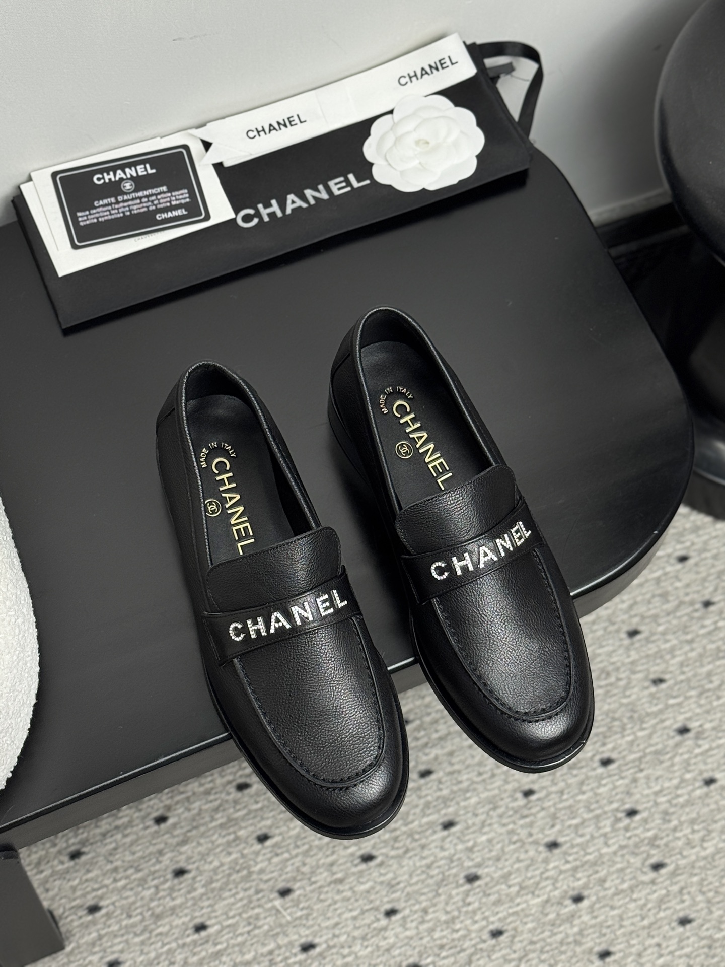 NO:383493,【CHANEL 25C loafers｜New retro aesthetic awakening】Collection workshop key is first exposed｜Restart the 1950s but no craftsman drawings are released, palace-level cowhide × sheepskin cloud lining｜Ancient vegetable tanning process tempers the soft touch of bare feet, classic black and gold two-color philosophy｜hidden foot mechanics triangle area, daily average run still seems to be floating in the clouds, wear dimension fission, wide-leg suit pants = Paris Montaigne daisy salon baroque sharpness, deconstructed pleated skirt = Seoul Boulevard comic coffee shop heroine engraved with diamond pattern｜Watch awakening the genetic code of the century-old handicraft workshop in Kangpeng Street 35-39 sizes｜Special size exclusive workshop high-end channel, loafers semi-trail, chanel, loafers, skirts, business  suit,cowhide,sheepskin19860909【CHANEL 25C乐福鞋｜新复古主义美学觉醒】  典藏工坊密钥首曝｜重启1950年代未释出匠人图纸 殿堂级牛皮×羊皮云絮内衬｜古法植鞣工艺淬炼裸足级柔韧触感  经典黑金双色哲学｜暗藏足弓力学三角区,日均暴走仍似云端悬浮  穿搭次元裂变 搭阔腿西装裤=巴黎蒙田大道高定沙龙女爵锋芒  配解构百褶裙=首尔林荫道漫画咖啡店女主  鞋面镌刻菱格暗纹｜步履间唤醒康朋街百年手工坊基因密码  35-39码毫米级足态校准｜特殊尺码专属工坊高定通道,乐福鞋半拖,chanel,loafers,skirts,business suit,cowhide,sheepskin,Women's Shoes