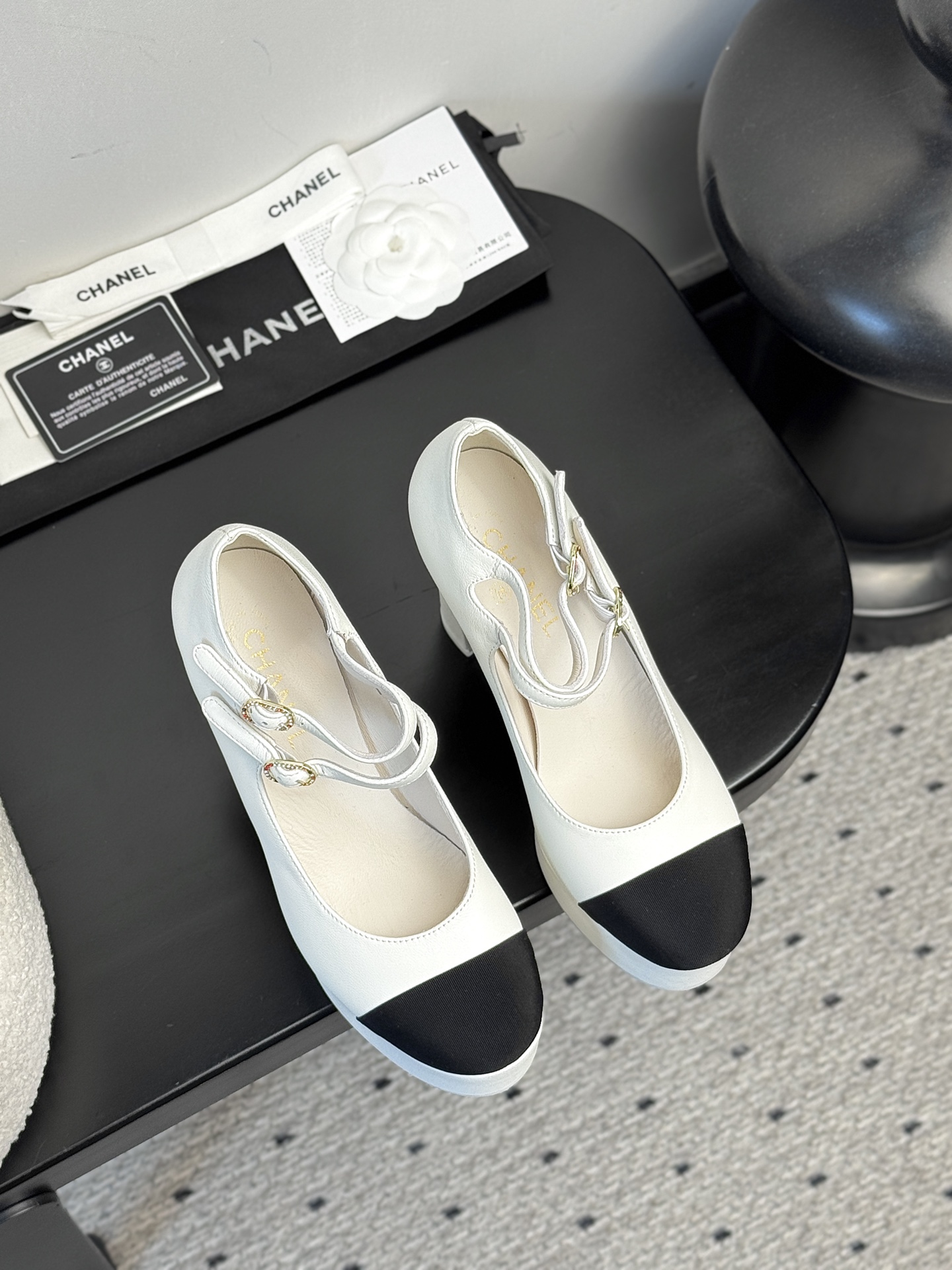 NO:383485,【CHANEL 25P Mary Jane single shoes｜Neoclassical aesthetic awakening】Collection workshop key unsealed｜Restart 19th generation no haute couture manuscript released Hall-grade sheepskin lining × genuine leather outsole｜4.5cm waterproof platform constructs super stable golden ratio 10cm dramatic heel height｜Hidden arch mechanic triangle area, fast steps like the wind and still like clouds to hang out Dimensional revolution Wearing waist fish tail skirt = Balegoo of the high-end salon of the Montaigne Paris with deconstructed suit pants = Venice Film Festival red carpet dark night muse engraved heels｜Watch awakening Kangpeng Street Centennial Handicraft Genetic Code 35-39 size mm level foot calibration｜40 size exclusive workshop high-end channel, high heel sandals, chanel, sandals, mary jane, high  heels, skirts, business suit, sheepskin, gold, Leather soles19860909【CHANEL 25P玛丽珍单鞋｜新古典主义美学觉醒】  典藏工坊密钥解封｜重启19代未释出高定手稿 殿堂级羊皮内衬×真皮大底｜4.5cm防水台构筑超稳黄金比例  10cm戏剧性跟高｜暗藏足弓力学三角区,疾步如风仍似云端悬浮  穿搭次元革命 搭收腰鱼尾裙=巴黎蒙田大道高定沙龙女爵锋芒  配解构西装裤=威尼斯电影节红毯暗夜缪斯  鞋跟镌刻菱格暗纹｜步履间唤醒康朋街百年手工坊基因密码  35-39码毫米级足态校准｜40码专属工坊高定通道,高跟鞋凉鞋,chanel,sandals,mary jane,high heels,skirts,business suit,sheepskin,gold,Leather soles,Women's Shoes