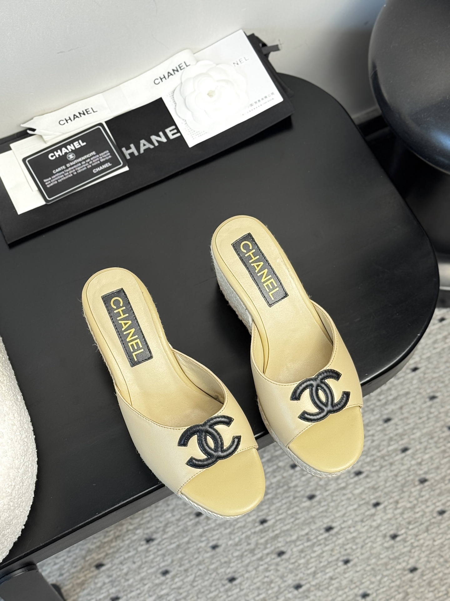 NO:383476,【CHANEL 25P pair of C slippers｜A new era of French lazy aesthetics】Collection workshop key unsealed｜Restart 1930s no craftsman drawings were released, palace-grade cowhide × sheepskin cloud lining｜Ancient vegetable tanning process tempers bare foot-grade flexible touch hidden arch mechanics triangle area, daily average run still seems to be suspended in the clouds, wear dimension fission, wide-leg linen pants = curator's edge of the Paris Left Bank Gallery with pleated satin skirt = Saint Tropez yacht dinner muse, upper intertwined double C chain totem｜Watch awakening the genetic code of the century-old handicraft workshop in Kangpeng Street 35-39 sizes｜Special size exclusive workshop high-end customization channel, slippers, chanel, slippers, skirts, cowhide, sheepskin19860909【CHANEL 25P双C拖鞋｜法式慵懒美学新纪元】  典藏工坊密钥解封｜重启1930年代未释出匠人图纸 殿堂级牛皮×羊皮云絮内衬｜古法植鞣工艺淬炼裸足级柔韧触感  暗藏足弓力学三角区,日均暴走仍似云端悬浮  穿搭次元裂变 搭阔腿亚麻裤=巴黎左岸画廊策展人锋芒  配褶皱缎面裙=圣特罗佩游艇晚宴缪斯  鞋面交织双C链条图腾｜步履间唤醒康朋街百年手工坊基因密码  35-39码毫米级足态校准｜特殊尺码专属工坊高定通道,拖鞋,chanel,slippers,skirts,cowhide,sheepskin,Women's Shoes