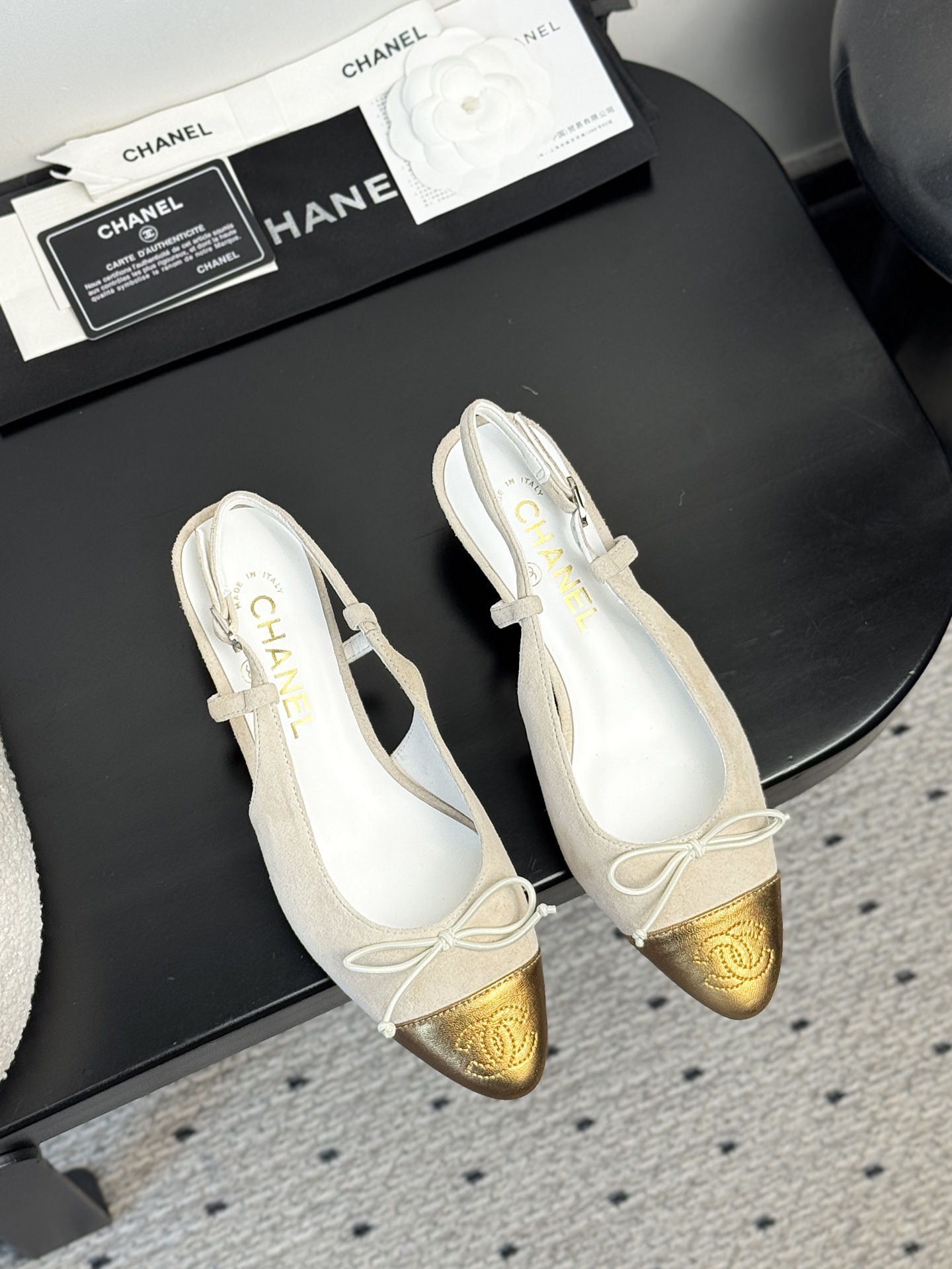 NO:383466,【CHANEL 25K Mary Jane Sandals｜New Retro Aesthetic Awakening】Collection Workshop Key First Release｜Restart 1930s craftsman drawings Undisclosed Palace-grade suede × Sheepskin Cloud Floss lining｜Ancient vegetable tanning process tempers bare foot-grade flexible touch 4cm gold heel height｜Hidden arch mechanics triangle area, daily average rush still seems to be floating in the clouds, wear dimension fission, waist-loading suit skirt = Balegoo of Montaigne Paris High Salon with pleated satin skirt = Nice Costa Azure Art Exhibition Muse The upper is engraved diamond-shaped dark patterns｜Watch awakening the genetic code of the Centennial Handicraft Workshop 35-39 sizes mm-level foot calibration｜Special size exclusive workshop high-end customization channel, high heels, chanel, sandals, mary jane, high heels, skirts, business  suit,sheepskin,chamois leather,gold19860909【CHANEL 25K玛丽珍凉鞋｜新复古主义美学觉醒】  典藏工坊密钥首曝｜重启1930年代未公开匠人图纸 殿堂级麂皮×羊皮云絮内衬｜古法植鞣工艺淬炼裸足级柔韧触感  4cm黄金跟高｜暗藏足弓力学三角区,日均暴走仍似云端悬浮  穿搭次元裂变 搭收腰西装裙=巴黎蒙田大道高定沙龙女爵  配褶皱缎面裙=尼斯蔚蓝海岸艺术展缪斯  鞋面镌刻菱格暗纹｜步履间唤醒康朋街百年手工坊基因密码  35-39码毫米级足态校准｜特殊尺码专属工坊高定通道,高跟鞋凉鞋,chanel,sandals,mary jane,high heels,skirts,business suit,sheepskin,chamois leather,gold,Women's Shoes