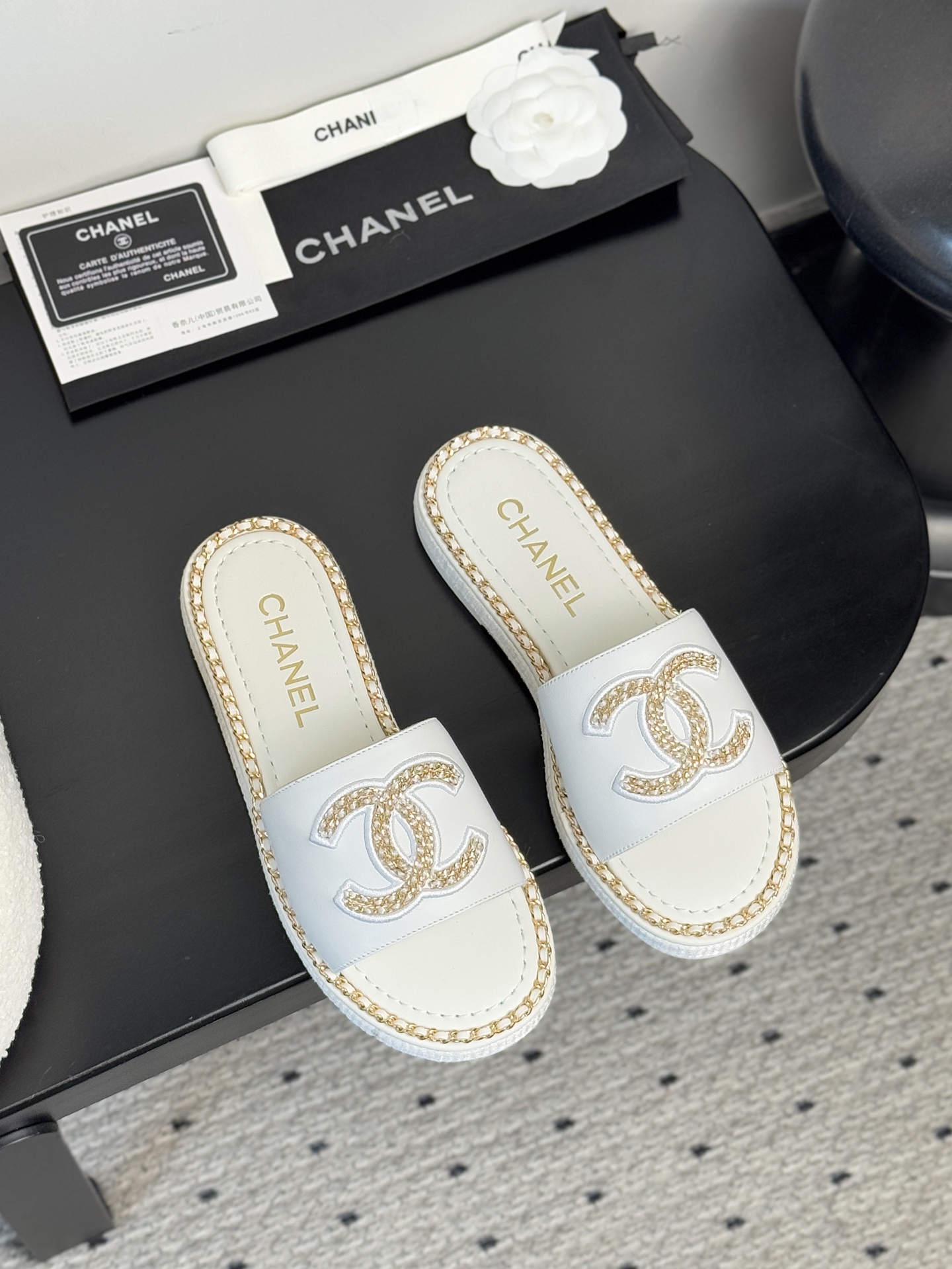 NO:383449,【CHANEL 25C Spring and Summer Chain Slippers｜New Era of French Lazy Aesthetics】Collection Workshop Key is first exposed｜Restart the 19th generation of undisclosed craftsman drawings Hall-grade cowhide × Sheepskin cloud lining｜Ancient vegetable tanning process tempers the soft touch of bare feet hidden arch mechanics triangle area, the average daily run is still like the clouds suspended, wear dimension fission, wide-leg linen pants = curator's edge of the Paris Left Bank Gallery with pleated satin skirt = Saint Tropez yacht dinner muse, upper intertwined double C chain totem｜Watch awakening the genetic code of the century-old handicraft workshop in Kangpeng Street 35-39 sizes｜Special size exclusive workshop high-end customization channel, slippers, chanel, slippers, skirts, cowhide, sheepskin19860909【CHANEL 25C春夏链条拖鞋｜法式慵懒美学新纪元】 典藏工坊密钥首曝｜重启19代未公开匠人图纸 殿堂级牛皮×羊皮云絮内衬｜古法植鞣工艺淬炼裸足级柔韧触感  暗藏足弓力学三角区,日均暴走仍似云端悬浮  穿搭次元裂变 搭阔腿亚麻裤=巴黎左岸画廊策展人锋芒  配褶皱缎面裙=圣特罗佩游艇晚宴缪斯  鞋面交织双C链条图腾｜步履间唤醒康朋街百年手工坊基因密码  35-39码毫米级足态校准｜特殊尺码专属工坊高定通道,拖鞋,chanel,slippers,skirts,cowhide,sheepskin,Women's Shoes