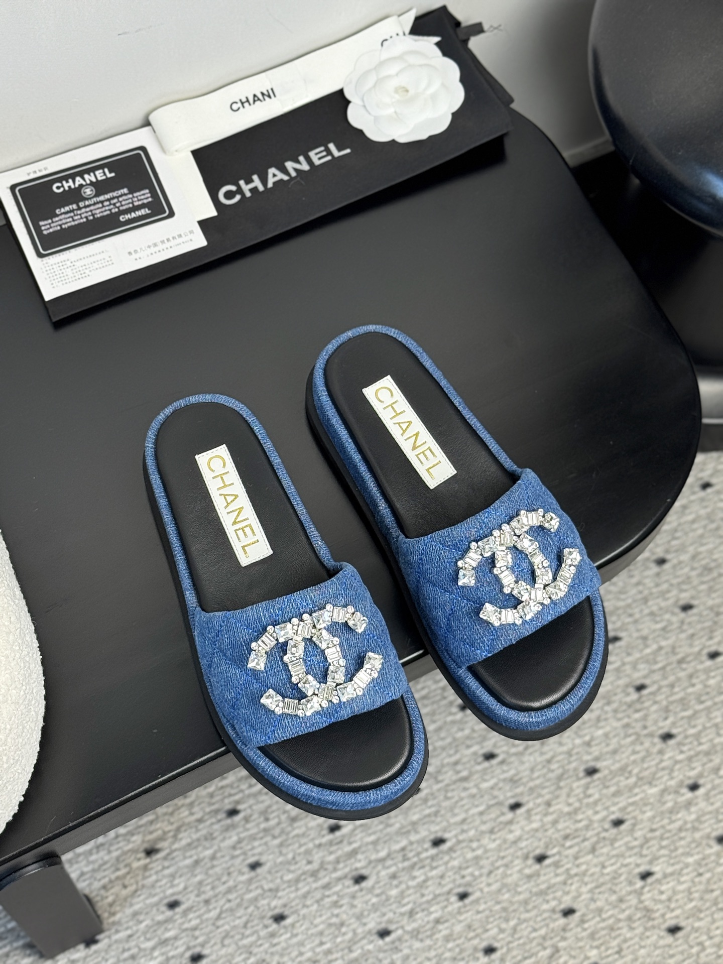 NO:383458,【CHANEL 25C spring and summer full series of slippers｜French lazy aesthetic new era】Collection workshop key is first exposed｜Restart the 19th generation of undisclosed craftsman drawings Hall-level cowhide × Sheepskin cloud lining｜Ancient vegetable tanning process tempers bare foot-level flexible touch 3cm gold incremental base｜Hidden foot arch mechanic triangle area, daily average run still seems to be suspended in the clouds, wear dimension fission, wide-leg linen pants = curator of the art exhibition of Saint Tropez, with a pleated satin skirt = muse of the opening night of the Paris Left Bank Gallery, the upper intertwined diamond pattern｜Watch awakening the genetic code of the century-old handicraft workshop in Kangpeng Street 35-39 sizes｜Special size exclusive workshop high-end customization channel, slippers, chanel, slippers, skirts, cowhide, sheepskin, gold19860909【CHANEL 25C春夏全系拖鞋｜法式慵懒美学新纪元】 典藏工坊密钥首曝｜重启19代未公开匠人图纸 殿堂级牛皮×羊皮云絮内衬｜古法植鞣工艺淬炼裸足级柔韧触感  3cm黄金增量底台｜暗藏足弓力学三角区,日均暴走仍似云端悬浮  穿搭次元裂变 搭阔腿亚麻裤=圣特罗佩艺术展策展人锋芒  配褶皱缎面裙=巴黎左岸画廊开幕夜缪斯  鞋面交织菱格暗纹｜步履间唤醒康朋街百年手工坊基因密码  35-39码毫米级足态校准｜特殊尺码专属工坊高定通道,拖鞋,chanel,slippers,skirts,cowhide,sheepskin,gold,Women's Shoes