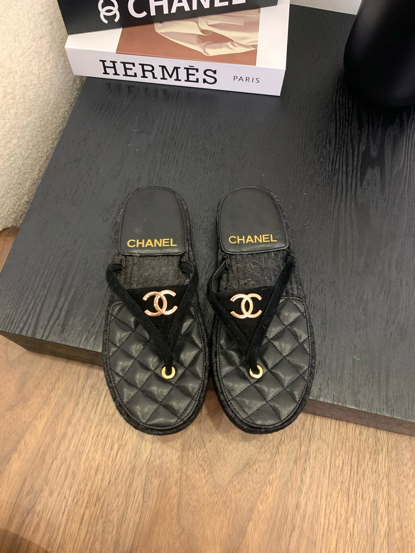 NO:383444,[Chanel 25P diamond poetics | luxury genes for time and space folding] Archive Awakening Plan | Replicating the original quilting code of 2.55 handbags in 1955 French Alpine lambskin × original factory fluid outsole | handmade quilting error <0.18mm Built-in 13.8° arch dome system | laboratory actual measurement of walking pressure decreases 23 new life program, linen wide-leg pants = Saint Tropez Yacht Club deck morning meeting, silk suspender skirt = Venice Biennale China Pavilion opening night, three seconds to switch minimalism and high-quality player form 35-39 Gold women's code | Special foot type private workshop Even the dust bag is implanted with the first generation diamond cheque chip certification, split-toe shoes, chanel, skirts, sheepskin, real silk, gold19860909【Chanel 25P菱格诗学｜时空折叠的奢侈基因】  档案库觉醒计划｜复刻1955年2.55手袋原始绗缝密码  法国阿尔卑斯羔羊皮×原厂流体大底｜手工绗缝误差＜0.18mm  内置13.8°足弓穹顶系统｜实验室实测步行压力递减23  新贵生活程式  搭亚麻阔腿裤=圣特罗佩游艇会甲板晨会  配真丝吊带裙=威尼斯双年展中国馆开幕夜  三秒切换极简主义与高定玩家形态  35-39黄金女码｜特殊脚型私定工坊  连尘袋都植入初代菱格纹芯片认证,分趾鞋,chanel,skirts,sheepskin,real silk,gold,Women's Shoes