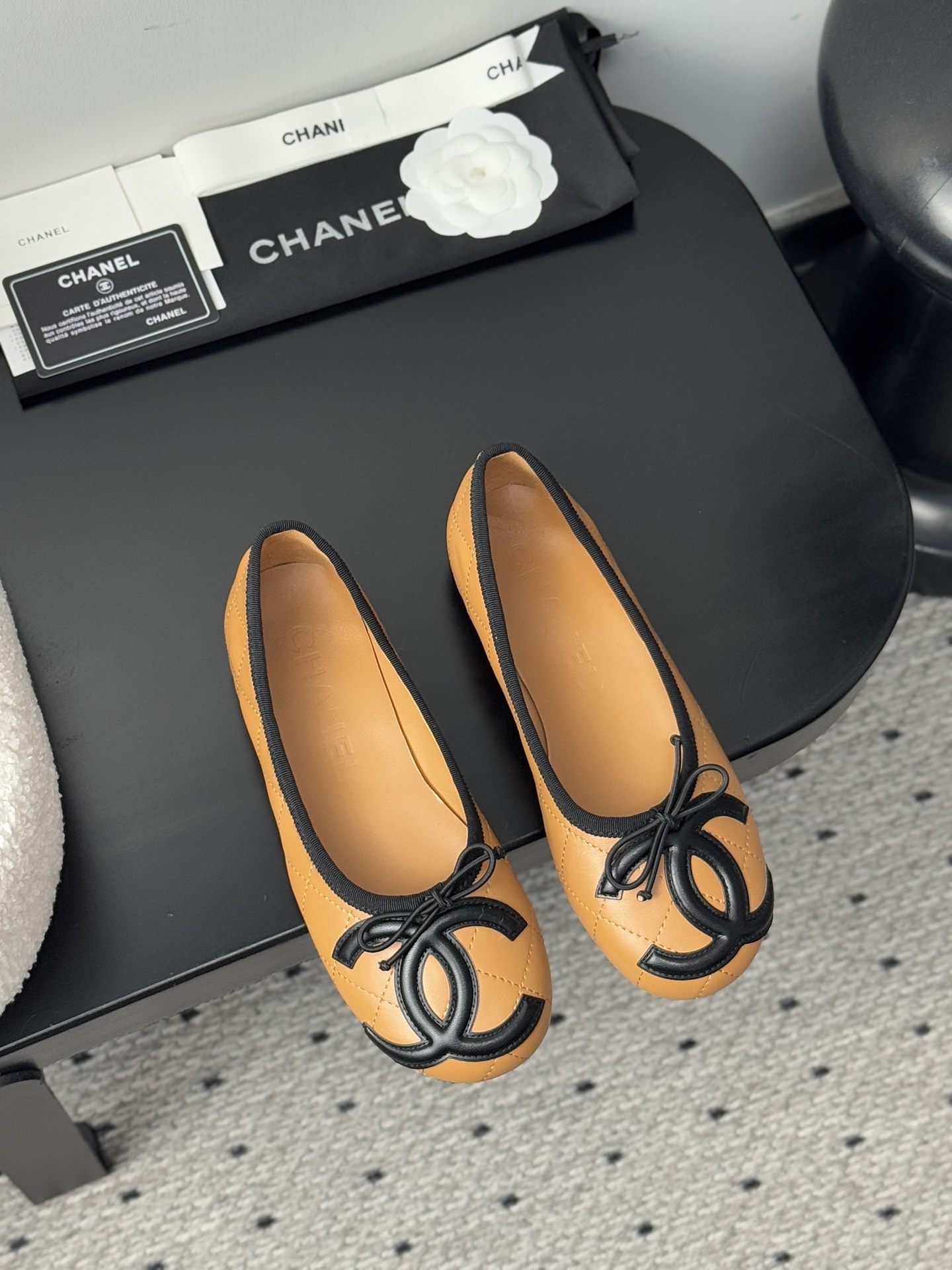 NO:383435,【CHANEL Vintage Kangpeng series single shoes｜French elegant gene awakening】Collection workshop key unsealed｜Restart 1950s no craftsman drawings were released, palace-grade cowhide × sheepskin cloud lining｜Ancient vegetable tanning process tempers bare foot-grade flexible touch 3cm gold incremental base｜Hidden foot arch mechanic triangle area, daily average wind is still like cloud suspension, wear dimension fission, wide-leg suit pants = curator's edge of Paris Left Bank Gallery Co., Ltd. With pleated satin skirt = Saint Tropez yacht dinner muse The upper is engraved diamond pattern｜Watch the steps to awaken the genetic code of the century-old handicraft workshop in Kangpeng Street 35-39 sizes｜Special size exclusive workshop high-end customization channel, single shoes, chanel, skirts, business suit, cowhide, sheepskin, gold19860909【CHANEL Vintage康鹏系列单鞋｜法式优雅基因觉醒】 典藏工坊密钥解封｜重启1950年代未释出匠人图纸 殿堂级牛皮×羊皮云絮内衬｜古法植鞣工艺淬炼裸足级柔韧触感  3cm黄金增量底台｜暗藏足弓力学三角区,日均暴走仍似云端悬浮  穿搭次元裂变 搭阔腿西装裤=巴黎左岸画廊策展人锋芒  配褶皱缎面裙=圣特罗佩游艇晚宴缪斯  鞋面镌刻菱格暗纹｜步履间唤醒康朋街百年手工坊基因密码  35-39码毫米级足态校准｜特殊尺码专属工坊高定通道,单鞋,chanel,skirts,business suit,cowhide,sheepskin,gold,Women's Shoes