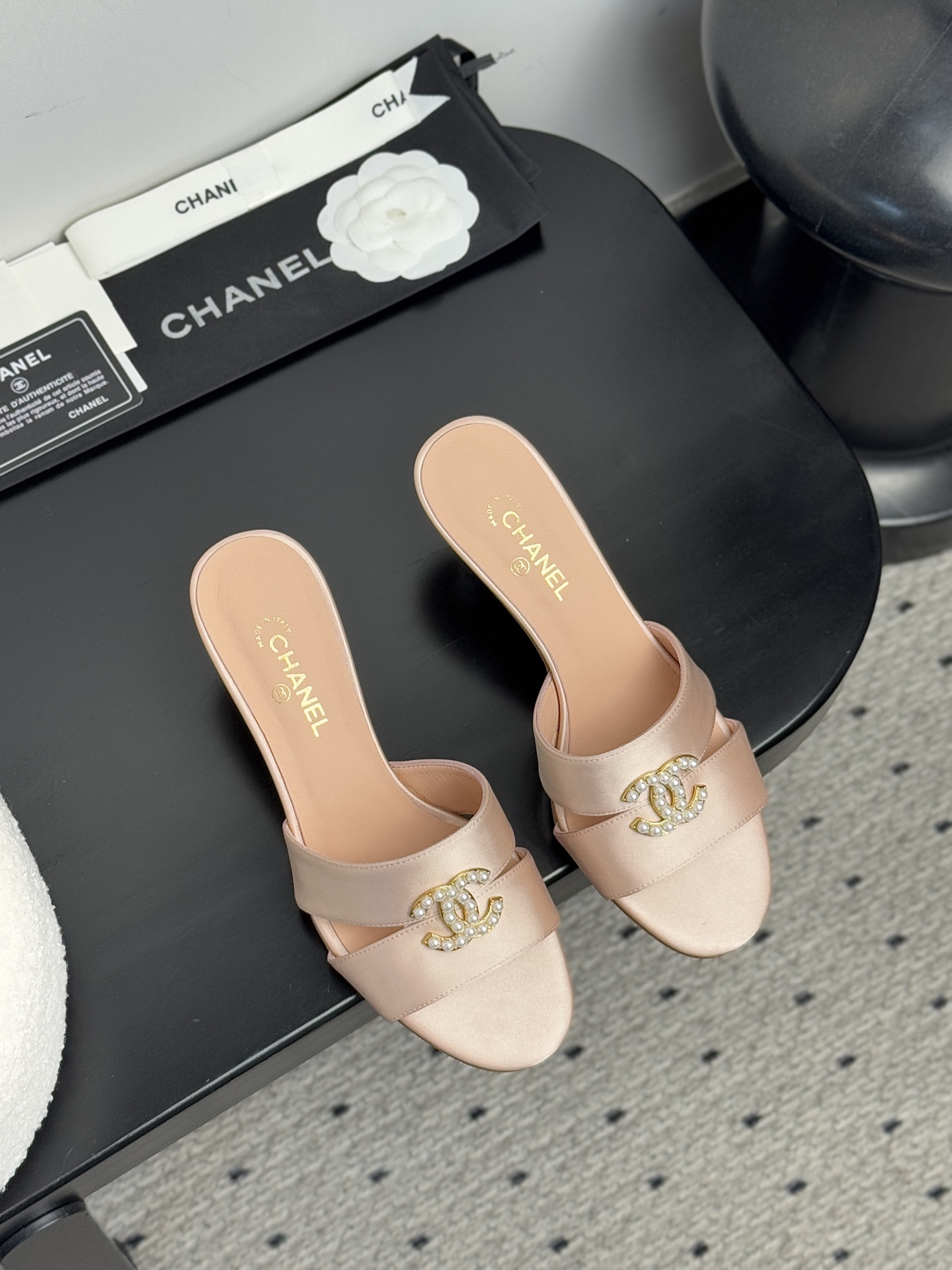 NO:383420,【CHANEL 25K Mary Jane Pearl Slippers｜Neoclassical Aesthetic Awakening】Collection Workshop Key First Reopening 1930s Undisclosed Craftsman Drawings Hall-grade cowhide × Sheepskin Cloud Floss Lining｜Ancient vegetable tanning process tempers bare foot-grade flexible touch 5cm gold incremental base｜Hidden arch mechanics triangle area, daily average run still seems to be suspended in the clouds, wear dimension fission, waist-loading suit skirt = Balegoo, the baroque, the sharpness of the Montaigne Paris Avenue Haute Closser, with a pleated satin skirt = Nice Costa Azure Art Exhibition Muse The upper is engraved with pearls double C totem｜Watch awakening the genetic code of the Centennial Handicraft Workshop in Kampeng Street 35-39 mm foot calibration｜Special size exclusive workshop high-end customization channel, high heel slippers, chanel, mary jane, high  heels,slippers,skirts,business suit,cowhide,sheepskin,gold19860909【CHANEL 25K玛丽珍珍珠拖鞋｜新古典主义美学觉醒】 典藏工坊密钥首曝｜重启1930年代未公开匠人图纸 殿堂级牛皮×羊皮云絮内衬｜古法植鞣工艺淬炼裸足级柔韧触感  5cm黄金增量底台｜暗藏足弓力学三角区,日均暴走仍似云端悬浮  穿搭次元裂变 搭收腰西装裙=巴黎蒙田大道高定沙龙女爵锋芒  配褶皱缎面裙=尼斯蔚蓝海岸艺术展缪斯  鞋面镌刻珍珠双C图腾｜步履间唤醒康朋街百年手工坊基因密码  35-39码毫米级足态校准｜特殊尺码专属工坊高定通道,高跟鞋拖鞋,chanel,mary jane,high heels,slippers,skirts,business suit,cowhide,sheepskin,gold,Women's Shoes