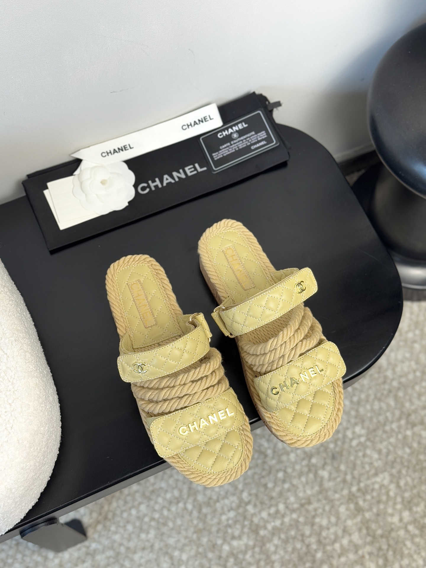 NO:383413,[CHANEL 2025 retro straw sandals | New wave of midsummer aesthetics] Collection workshop key unsealed | Restart 1930s no craftsman drawings were released. Imported calfskin × sheepskin cloud lining | Ancient vegetable tanning process tempers bare foot-grade flexible touch. Color-blocking retro aesthetics | Hidden foot arch mechanics triangle area, daily walks still seem to be suspended in the clouds. Wearing dimension fission. Wear linen wide-leg pants = curator of the art exhibition of Saint Tropez with tie-dye tea skirt = Tuscany manor sunset wanderer. Heel engraved double C buckle totem | Wake up the genetic code of the century-old handicraft workshop in Kangpeng Street  35-39 mm foot calibration｜Special size exclusive workshop high-end customization channel, slippers sandals, chanel, sandals, slippers, espadrilles, skirts, cowhide, sheepskin19860909【CHANEL 2025复古草编凉鞋｜盛夏美学新浪潮】 典藏工坊密钥解封｜重启1930年代未释出匠人图纸 进口小牛皮×羊皮云絮内衬｜古法植鞣工艺淬炼裸足级柔韧触感  拼色复古美学｜暗藏足弓力学三角区,日均漫步仍似云端悬浮  穿搭次元裂变 搭亚麻阔腿裤=圣特罗佩艺术展策展人锋芒  配扎染茶歇裙=托斯卡纳庄园落日漫游者  后跟镌刻双C搭扣图腾｜步履间唤醒康朋街百年手工坊基因密码  35-39码毫米级足态校准｜特殊尺码专属工坊高定通道,拖鞋凉鞋,chanel,sandals,slippers,espadrilles,skirts,cowhide,sheepskin,Women's Shoes