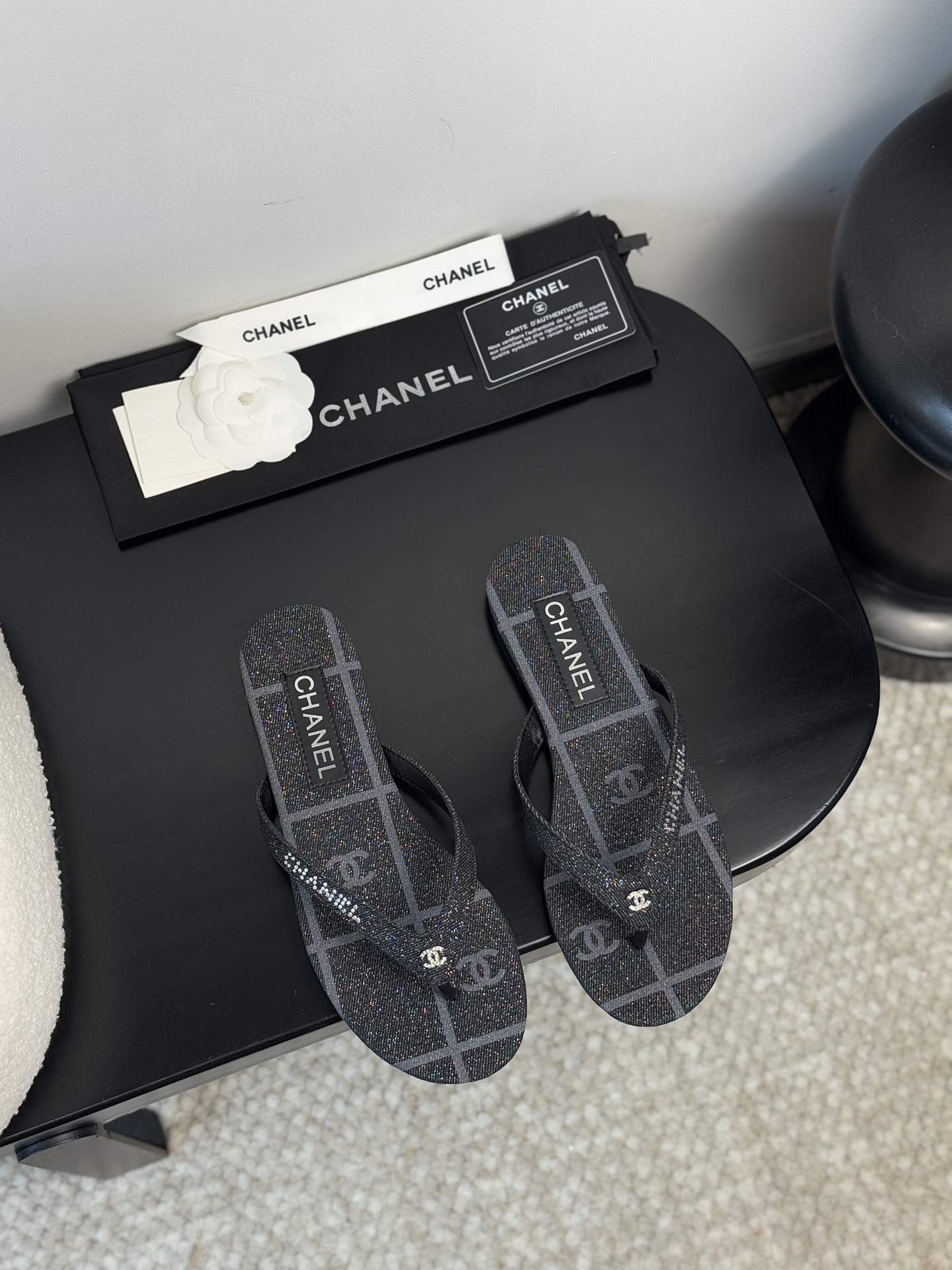 NO:383406,【CHANEL 25P foot-clip flip flops｜Midsummer minimalist aesthetic awakening】Collection workshop key unsealed｜Restart 1970s craftsman drawings not disclosed Imported calfskin × Sheepskin cloud lining｜Ancient vegetable tanning process tempers bare foot-grade flexible touch Ergonomic foot-clad design｜Hidden arch mechanic triangle area, daily walk still seems to be suspended in the clouds, wear dimension fission, linen wide-leg pants = Monaco Yacht Club elite sharpness with tie-dye suspender = Bali beach sunset roamer engraved with diamond pattern｜Watch awakening the genetic code of Kangpeng Street Centennial Handicraft Workshop 35-39 size mm foot calibration｜40-41 size exclusive workshop high-end customization channel, split-toe shoes, chanel, skirts, cowhide, sheepskin19860909【CHANEL 25P夹脚人字拖｜盛夏极简美学觉醒】 典藏工坊密钥解封｜重启1970年代未公开匠人图纸 进口小牛皮×羊皮云絮内衬｜古法植鞣工艺淬炼裸足级柔韧触感  人体工学夹脚设计｜暗藏足弓力学三角区,日均漫步仍似云端悬浮  穿搭次元裂变 搭亚麻阔腿裤=摩纳哥游艇俱乐部精英锋芒  配扎染吊带裙=巴厘岛海滩落日漫游者  鞋面镌刻菱格暗纹｜步履间唤醒康朋街百年手工坊基因密码  35-39码毫米级足态校准｜40-41码专属工坊高定通道,分趾鞋,chanel,skirts,cowhide,sheepskin,Women's Shoes