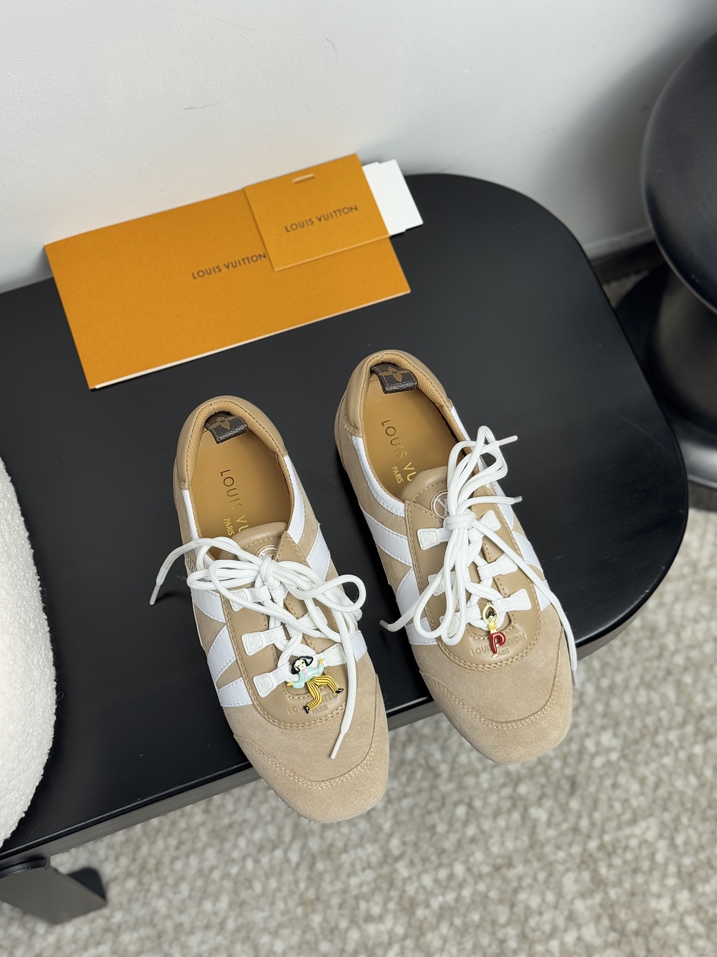 NO:383381,Top version accessories 20 [LOUIS VUITTON Sneakerina ballet sneakers | New elegance aesthetic awakening] Collection workshop key unsealed | Restart the millennium without release of archive prototype Silky suede leather × Monogram canvas rear strap | Sacchetto process tempers bare foot-grade flexible touch TPU incremental base table | Hidden arch mechanics triangle area, average daily tens of thousands of steps still like clouds Flexible wearable dimension fission Women's style with deconstructed suit pants = Paris Fashion Week backstage new designer sharpening men's style with linen hunting = Tuscan vineyard upstart couples style with streaming satin skirt = Saint Tropez yacht dinner dark night twins  35-44 size mm level foot condition calibration｜Female 40/men 45 size exclusive workshop high-end customization channel (customized models do not return or exchange without quality issues), casual shoes/sports shoes, louis vuitton, sneakers, skirts, business suit, cowhide19860909顶级版本配饰20【LOUIS VUITTON Sneakerina芭蕾运动鞋｜新优雅主义美学觉醒】 典藏工坊密钥解封｜重启千禧年未释出档案原型 丝滑绒面牛皮革×Monogram帆布后袢带｜Sacchetto工艺淬炼裸足级柔韧触感  TPU增量底台｜暗藏足弓力学三角区,日均万步仍似云端悬浮  穿搭次元裂变 女款搭解构西装裤=巴黎时装周后台新锐设计师锋芒  男款配亚麻猎装=托斯卡纳葡萄庄园新贵  情侣款配流光缎面裙=圣特罗佩游艇晚宴暗夜双生  35-44码毫米级足态校准｜女40/男45码专属工坊高定通道（订制款非质量问题不退换）,休闲鞋/运动鞋,louis vuitton,sneakers,skirts,business suit,cowhide,Women's Shoes