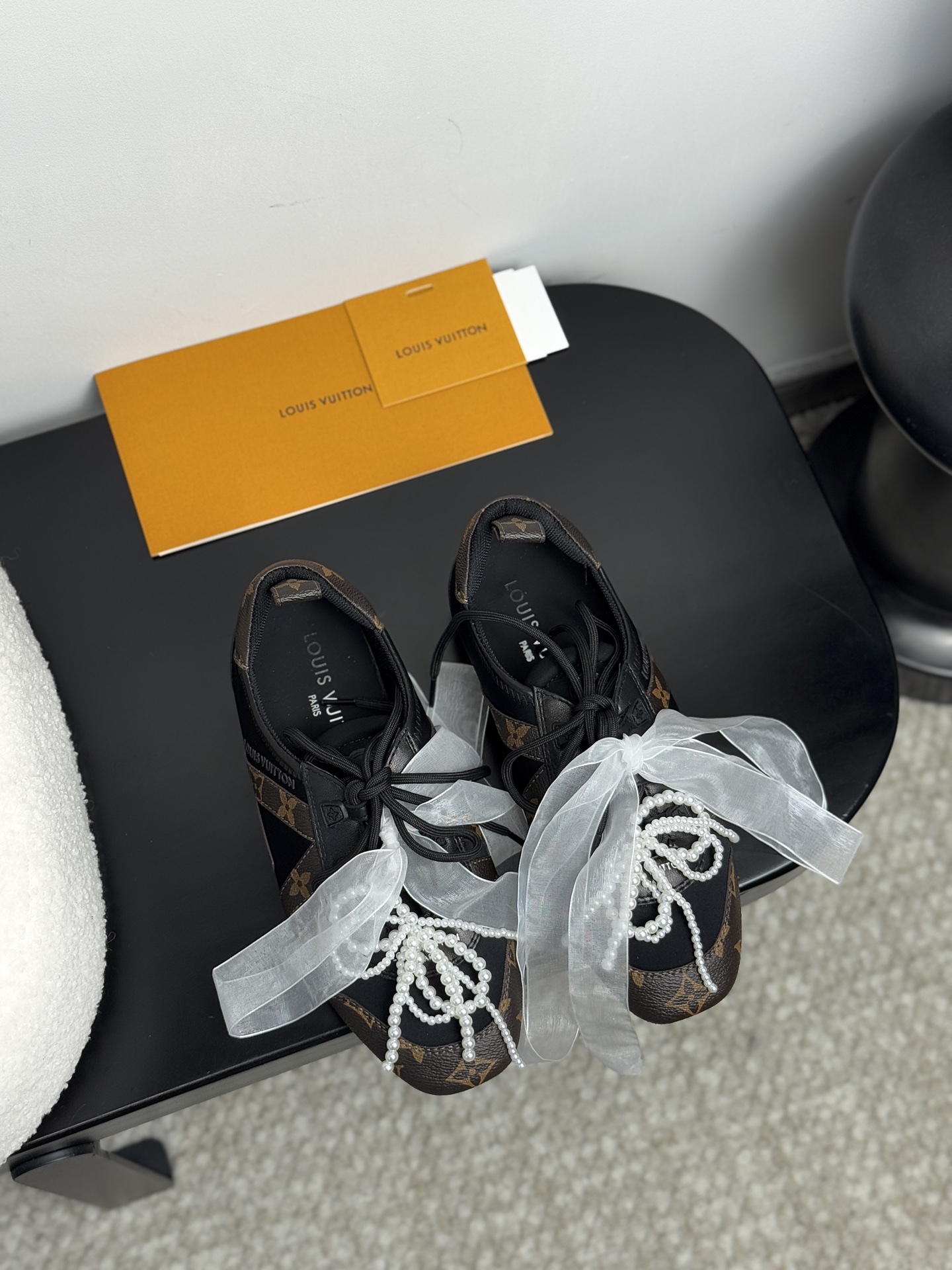 NO:383387,【LOUIS VUITTON Sneakerina sneakers｜New elegance aesthetic awakening】Collection workshop key is first exposed｜Restart the millennium without release of archive prototype Silk suede leather × Monogram canvas rear strap｜Sacchetto process tempers bare foot-grade flexible touch 1.5cm invisible incremental base｜Hidden arch mechanic triangle area, average daily tens of thousands of steps still like clouds, wear dimension fission, deconstruction suit pants = Paris Fashion Week backstage new designer sharpening with streamer satin skirt = Saint Tropez yacht dinner muse Engraved Monogram totem on the side of the shoe｜Wake the 100-year equestrian gene code in the footsteps  35-44-code mm-level foot conditioning calibration｜45-code exclusive workshop high-end customization channel (customized products are not returned or exchanged without quality issues), casual shoes/sports shoes, louis vuitton, sneakers, skirts, business suit, cowhide19860909【LOUIS VUITTON Sneakerina运动鞋｜新优雅主义美学觉醒】 典藏工坊密钥首曝｜重启千禧年未释出档案原型 丝滑绒面牛皮革×Monogram帆布后袢带｜Sacchetto工艺淬炼裸足级柔韧触感  1.5cm隐形增量底台｜暗藏足弓力学三角区,日均万步仍似云端悬浮  穿搭次元裂变 搭解构西装裤=巴黎时装周后台新锐设计师锋芒  配流光缎面裙=圣特罗佩游艇晚宴缪斯  鞋侧镌刻Monogram图腾｜步履间唤醒福宝大道百年马术基因密码  35-44码毫米级足态校准｜45码专属工坊高定通道（订制款非质量问题不退换）,休闲鞋/运动鞋,louis vuitton,sneakers,skirts,business suit,cowhide,Women's Shoes