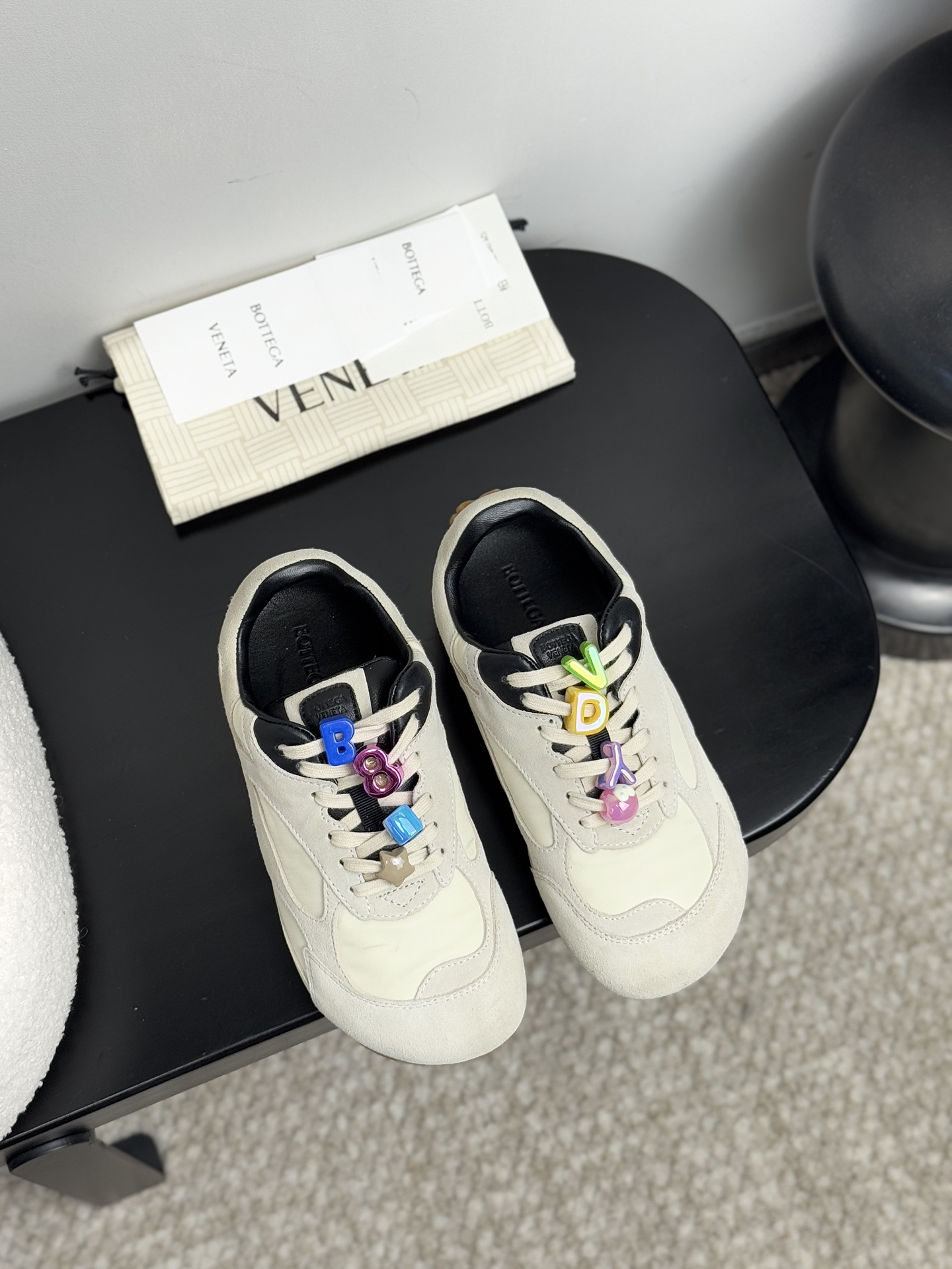 NO:383393,P women's decorative buckle for men 30 [BOTTEGA VENETA Orbit sneakers | New era of dynamic aesthetics] Collection workshop key unsealed | Restart the 1990s no archive prototype released Hall-grade cow velvet × Sheepskin cloud lining | Intreccio woven totem quenching bare foot-grade flexible touch 3cm invisible incremental base table | Hidden foot arch mechanic triangle area, daily average run still seems to be floating in the clouds, wear dimension fission, deconstruction suit pants = Milan Design Week curator's edge, tie-dye sweatshirt dress = Tuscan manor art rover The upper is engraved Intreccio dark patterns | awaken Venice's century-old leather genetic code  Women's 35-39/men's 39-44 size mm-level foot conditioning calibration｜Extra large size exclusive workshop high-end customization channel (customized models do not return or exchange without quality issues), casual shoes/sports shoes, bottega veneta, sneakers, hoodie, sweatshirts, skirts, business suit, sheepskin19860909P女款 男款装饰扣30【BOTTEGA VENETA Orbit运动鞋｜动态美学新纪元】 典藏工坊密钥解封｜重启90年代未释出档案原型 殿堂级牛反绒×羊皮云絮内衬｜Intreccio编织图腾淬炼裸足级柔韧触感  3cm隐形增量底台｜暗藏足弓力学三角区,日均暴走仍似云端悬浮  穿搭次元裂变 搭解构西装裤=米兰设计周策展人锋芒  配扎染卫衣裙=托斯卡纳庄园艺术漫游者  鞋面镌刻Intreccio暗纹｜步履间唤醒威尼斯百年皮革基因密码  女款35-39/男款39-44码毫米级足态校准｜超大码专属工坊高定通道（订制款非质量问题不退换）,休闲鞋/运动鞋,bottega veneta,sneakers,hoodie,sweatshirts,skirts,business suit,sheepskin,Women's Shoes