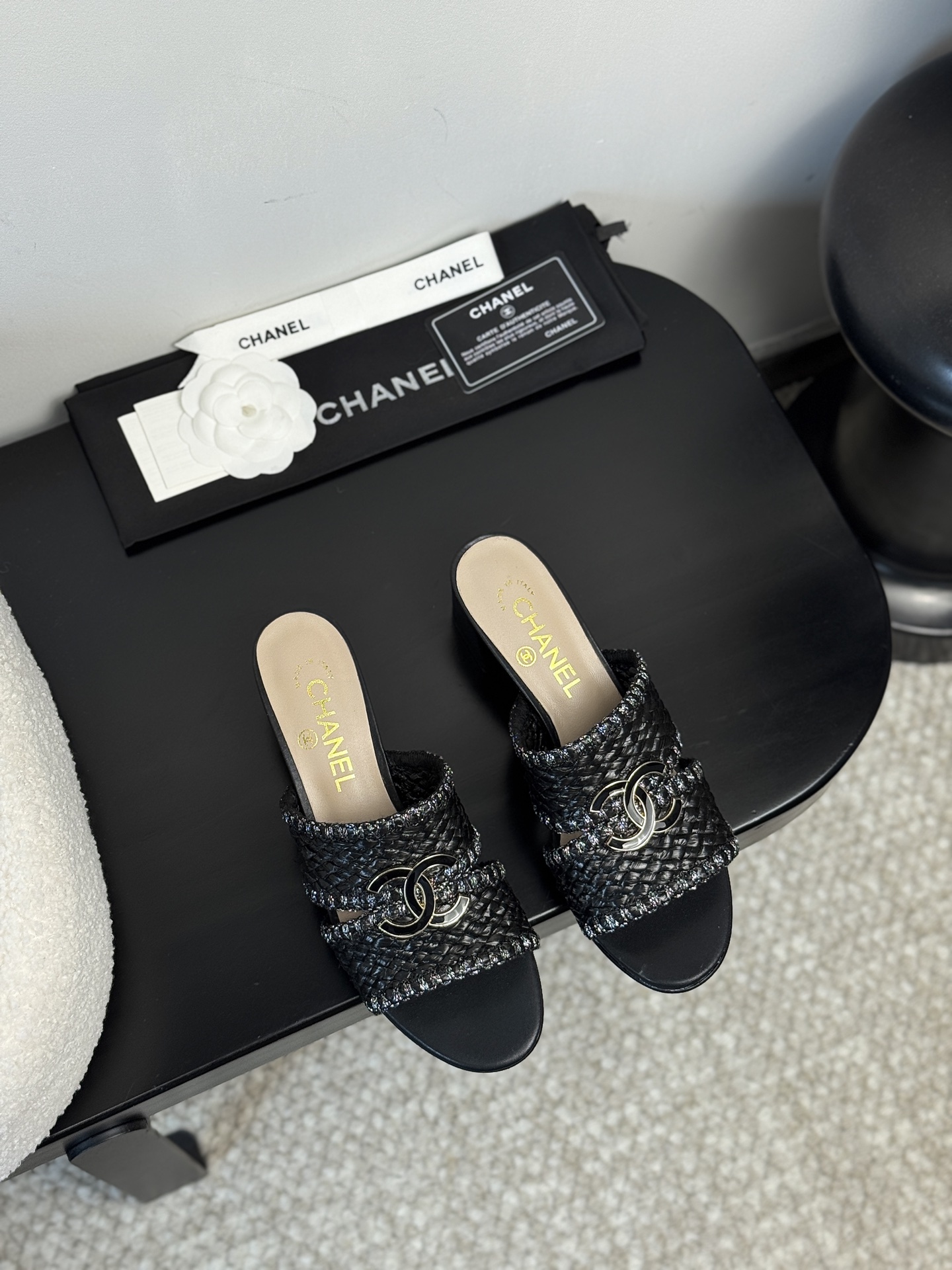 NO:391031,【CHANEL 25P pair of C slippers｜A new era of French lazy aesthetics】Collection workshop key unsealed｜Restart 1930s no craftsman drawings were released, palace-level cowhide × sheepskin cloud lining｜Ancient vegetable tanning process tempers bare foot-level flexible touch 5cm gold incremental base｜Hidden foot arch mechanic triangle area, daily walk still like cloud suspension, wear dimension fission, wide-leg linen pants = curator of the Saint-Tropez Art Exhibition with pleated satin skirt = muse of the opening night of the Paris Left Bank Gallery, upper interwoven double C chain totem｜Watch awakening the genetic code of the century-old handicraft workshop in Kangpeng Street 35-39 sizes｜Special size exclusive workshop high-end customization channel, high heel slippers, chanel, high  heels slippers skirts cowhide sheepskin gold19860909【CHANEL 25P双C拖鞋｜法式慵懒美学新纪元】 典藏工坊密钥解封｜重启1930年代未释出匠人图纸 殿堂级牛皮×羊皮云絮内衬｜古法植鞣工艺淬炼裸足级柔韧触感  5cm黄金增量底台｜暗藏足弓力学三角区,日均漫步仍似云端悬浮  穿搭次元裂变 搭阔腿亚麻裤=圣特罗佩艺术展策展人锋芒  配褶皱缎面裙=巴黎左岸画廊开幕夜缪斯  鞋面交织双C链条图腾｜步履间唤醒康朋街百年手工坊基因密码  35-39码毫米级足态校准｜特殊尺码专属工坊高定通道,高跟鞋拖鞋,chanel,high heels,slippers,skirts,cowhide,sheepskin,gold,Women's Shoes