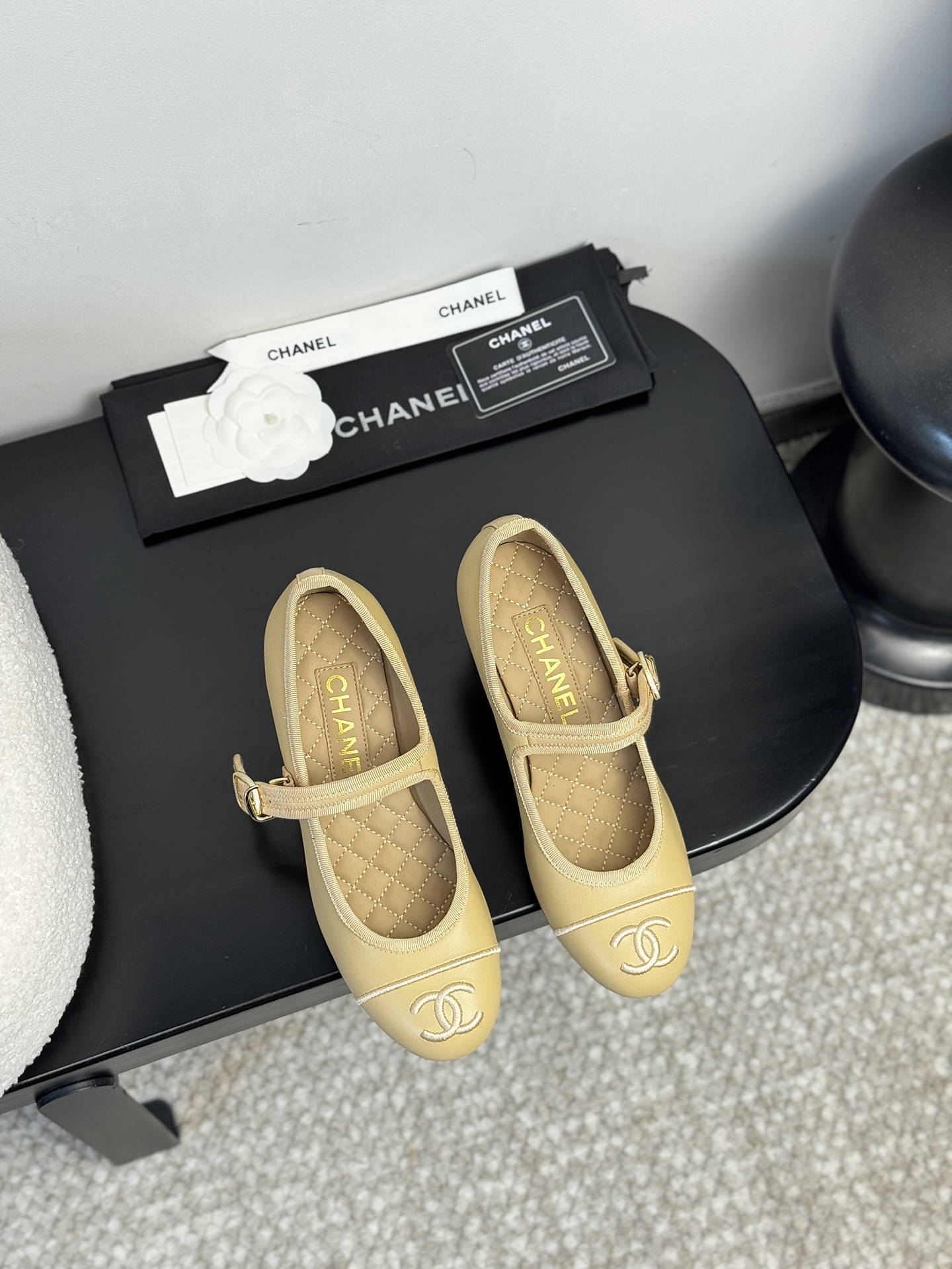 NO:402318,【CHANEL 25S Mary Jane single shoes｜New retro aesthetic awakening】Collection workshop key unsealed｜Restart 19th generation no craftsman drawings are released Corduroy twill × Sheepskin cloud lining｜Ancient vegetable tanning process tempers bare foot-level flexible touch Three-dimensional electric embroidery double C totem｜Hidden foot arch mechanic triangle area, fast steps like the wind and still like clouds suspended, wear dimension fission, waist-hugging suit skirt = Paris Montaigne daisy salon baroque sharpness with first love pleated skirt = Tokyo Omotesando comic coffee shop heroine engraved with diamond pattern｜Watch awakening the genetic code of the century-old handicraft workshop in Kangpeng Street 35-39 size mm-level foot calibration｜40 size exclusive workshop high-end customization channel, single shoes, chanel, mary jane, skirts, business suit, sheepskin19860909【CHANEL 25S玛丽珍单鞋｜新复古主义美学觉醒】 典藏工坊密钥解封｜重启19代未释出匠人图纸 灯芯绒斜纹×羊皮云絮内衬｜古法植鞣工艺淬炼裸足级柔韧触感  立体电绣双C图腾｜暗藏足弓力学三角区,疾步如风仍似云端悬浮  穿搭次元裂变 搭收腰西装裙=巴黎蒙田大道高定沙龙女爵锋芒  配初恋百褶裙=东京表参道漫画咖啡店女主  鞋扣镌刻菱格暗纹｜步履间唤醒康朋街百年手工坊基因密码  35-39码毫米级足态校准｜40码专属工坊高定通道,单鞋,chanel,mary jane,skirts,business suit,sheepskin,Women's Shoes