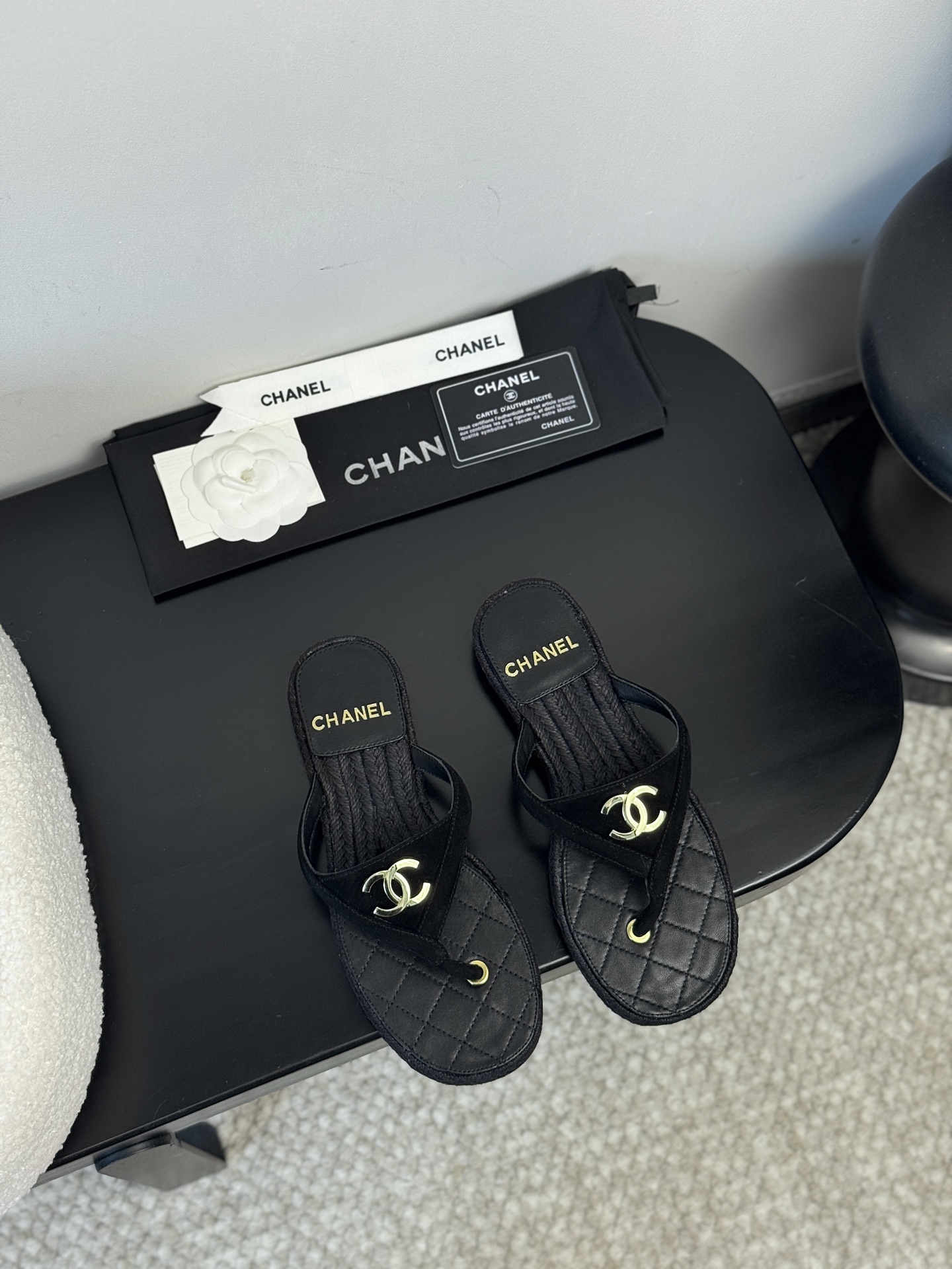 NO:406951,【CHANEL 25P diamond slippers｜New era of French minimalist aesthetics】Collection workshop key unsealed｜Restart the original drawing of 2.55 handbag in 1955 Hall-grade sheepskin cloud lining｜Replica of the century-old quilting gene of Kangpeng Street 3cm invisible golden sole platform｜Hidden foot arch micro dome mechanics system, daily average run still seems to be suspended in the clouds, wear dimension fission, linen wide-leg pants = curator of the art exhibition of Saint Tropez with silk tea skirt = muse of the opening night of the Paris Left Bank Gallery, the upper intertwined diamond pattern｜Waiting in steps awakens Chanel’s subversive design revolution in 1955 35-39 sizes of millimeter foot conditioning｜Special size exclusive workshop high-end customization channel, split-toe shoes, chanel, chanel, slippers, skirts, sheepskin, real  silk, gold, Leather soles19860909【CHANEL 25P菱格拖鞋｜法式极简美学新纪元】 典藏工坊密钥解封｜重启1955年2.55手袋原始图纸 殿堂级羊皮云絮内衬｜真皮大底复刻康朋街百年绗缝基因  3cm隐形黄金底台｜暗藏足弓微穹顶力学系统,日均暴走仍似云端悬浮  穿搭次元裂变 搭亚麻阔腿裤=圣特罗佩艺术展策展人锋芒  配真丝茶歇裙=巴黎左岸画廊开幕夜缪斯  鞋面交织菱格暗纹｜步履间唤醒香奈儿女士1955年颠覆性设计革命  35-39码毫米级足态校准｜特殊尺码专属工坊高定通道,分趾鞋,chanel,chanel,slippers,skirts,sheepskin,real silk,gold,Leather soles,Women's Shoes