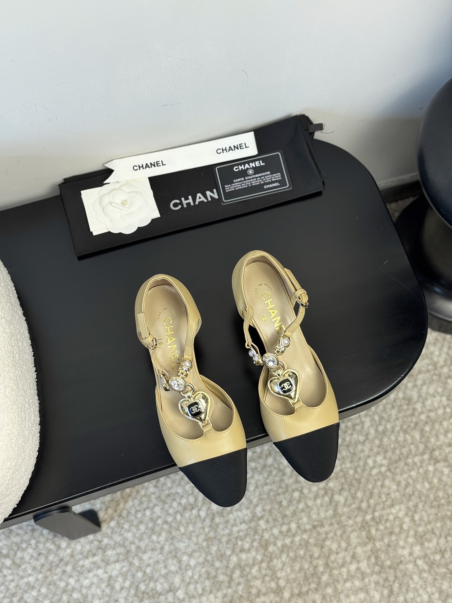 NO:406936,[Chanel 25K love mechanics | Precision deconstruction of romantic symbols] Workshop code deciphering | Replicating the undisclosed love chain structure of 2025 spring and summer French water-light yarn lambskin × mixed-bred sheepskin inner cabin | Love chain error <0.15mm Italian cowhide outsole | 14.3° micro-curling shoe last | actual visual leg length increase 23 New style romantic program Pair linen jumpsuit = Saint Barc Island shell beach morning yoga with silk tea skirt = Tuscan castle sunset dinner Three seconds to switch Bohemian and high-end player forms 35-39 gold code | 40/41 Private workshop (including love maintenance tool group 25 show grating card), single shoes, chanel, skirts, cowhide, sheepskin, real silk, gold19860909【Chanel 25K爱心力学｜浪漫符号的精密解构】  工坊密码破译｜复刻2025春夏未公开爱心链式结构  法国水光纱小羊皮×混种羊皮内舱｜爱心链条误差＜0.15mm  意大利牛皮大底｜14.3°微翘鞋楦｜实测视觉腿长增幅23  新派浪漫程式  搭亚麻连体裤=圣巴茨岛贝壳沙滩晨间瑜伽  配真丝茶歇裙=托斯卡纳古堡落日晚宴  三秒切换波西米亚与高定玩家形态   35-39黄金码｜40/41私定工坊 （含爱心养护工具组25秀场光栅卡）,单鞋,chanel,skirts,cowhide,sheepskin,real silk,gold,Women's Shoes