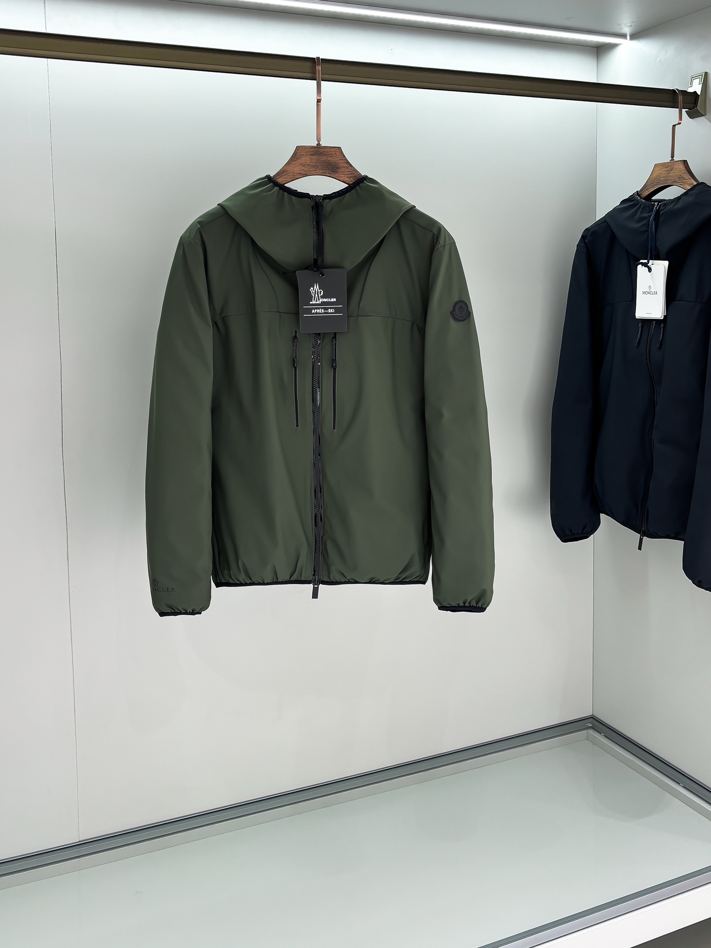 NO:594949,High version with letters on the bottom of the slider MOC25FW new autumn and winter high-density nylon waterproof zipper down jacket, men's breathable eyelet splicing outdoor functional hooded down jacket!  Trading company channels are rare and available on the official website simultaneously!  MOC functional down jacket has become an ideal choice for outdoor enthusiasts with its advantages of comfort and functionality!  Whether in the cold winter or in harsh weather conditions, it can provide the wearer with good protection and comfort!  The jacket is carefully made of high-density nylon material. The fabric density is extremely high and has excellent windproof and water-repellent functions. It is also wear-resistant and tear-proof, making this jacket perform well in outdoor activities!  The integrated hood design, with breathable holes on both sides of the placket and armpits, effectively provides strong outdoor functionality and ensures the wearer's comfort and breathability!  Whether it's cold winter or humid conditions, you can stay dry and comfortable wearing this jacket!  Secondly, the interior is filled with high-quality European standard 90 goose down. This filling is not only warm, but also light and not bloated!  The amount of down filling is controlled just right, which can maintain the warmth effect without putting too much burden on the wearer!  The placket adopts a custom-made two-way zipper opening and closing design, and there are also drawstring zipper pockets on the chest and sides, which are convenient for daily commuting and outdoor activities!  These practical designs enable the jacket to meet the needs of users in terms of practicality and convenience!  The three-dimensional splicing tailoring conforms to the principles of ergonomic design. When worn on the upper body, it is not only practical to wear, but also shows a fashionable appearance!  Blue/green, two colors included!  Size 1-4 Size 1 has shoulder width 49cm - bust 118cm - dress length 66cm - sleeve length 65cm Size 2 has shoulder width 50cm - chest 122cm - dress length 67cm - sleeve length 66cm Size 3 has shoulder width 51cm - chest 126cm - dress length 68cm - sleeve length 67cm Size 4 has shoulder width 52cm - bust cm - dress length 69cm - sleeve length 68cm  Size recommendation (standard version) Height 174-jin, try on size 2 which is suitable!  For boys weighing less than 135 kilograms, choose size 1, between 135 and 150 kilograms, choose size 2, between 150 and 166 kilograms, choose size 3, and between 166 and 183 kilograms, choose size 4!  ,,jackets & coats,jackets & coats,down jacket,hats,alexander wang19860909高版本 拉头底部有字母 MOC25FW秋冬新款高密度尼龙防水拉链羽绒夹克,男士透气孔眼拼接户外机能连帽羽绒服外套！贸易公司渠道稀出,同步官网发售！MOC机能羽绒夹克以其舒适性和功能性的优势,成为户外爱好者的理想选择！无论是在寒冷的冬季还是在恶劣的天气条件下,它都能够为穿着者提供良好的保护和舒适度！ 该夹克以高密度尼龙材质精心制作,面料密度极高,具备出色的防风拒水功能,同时也具有耐磨和防撕裂的特性,使得这款夹克在户外活动中表现出色！一体式帽兜设计,门襟和腋下两侧均设置透气孔眼,有效提供强悍的户外功能性,确保着穿者的舒适透气性！无论是在寒冷的冬季还是潮湿的环境中,穿着这款夹克都能够保持干爽舒适的状态！ 其次内里采用优质欧标90鹅绒填充,这种填充物不仅保暖,而且轻盈不显臃肿！充绒量的控制恰到好处,既能保持保暖效果,又不会给穿着者带来过多的负担！门襟采用客供定制双向拉链开合设计,胸前及两侧还设置有拉绳式拉链口袋,方便日常通勤和户外活动时的使用！这些实用的设计,使得夹克在实用性和便捷性方面都能够满足用户的需求！立体式拼接剪裁,符合人体工程学设计的原则,上身穿着时不仅实穿性强,还能够展现出时尚的颜值度！蓝色/绿色,两色入！尺码1-4 1码肩宽49cm-胸围118cm-衣长66cm-袖长65cm 2码肩宽50cm-胸围122cm-衣长67cm-袖长66cm 3码肩宽51cm-胸围126cm-衣长68cm-袖长67cm 4码肩宽52cm-胸围cm-衣长69cm-袖长68cm 尺码推荐（标准版型） 身高174-斤,试穿2码合适！ 男生体重135斤以内选择1码,135-150斤选择2码,150-166斤选择3码,166-183斤选择4码！,,jackets & coats,jackets & coats,down jacket,hats,alexander wang,Men's clothing