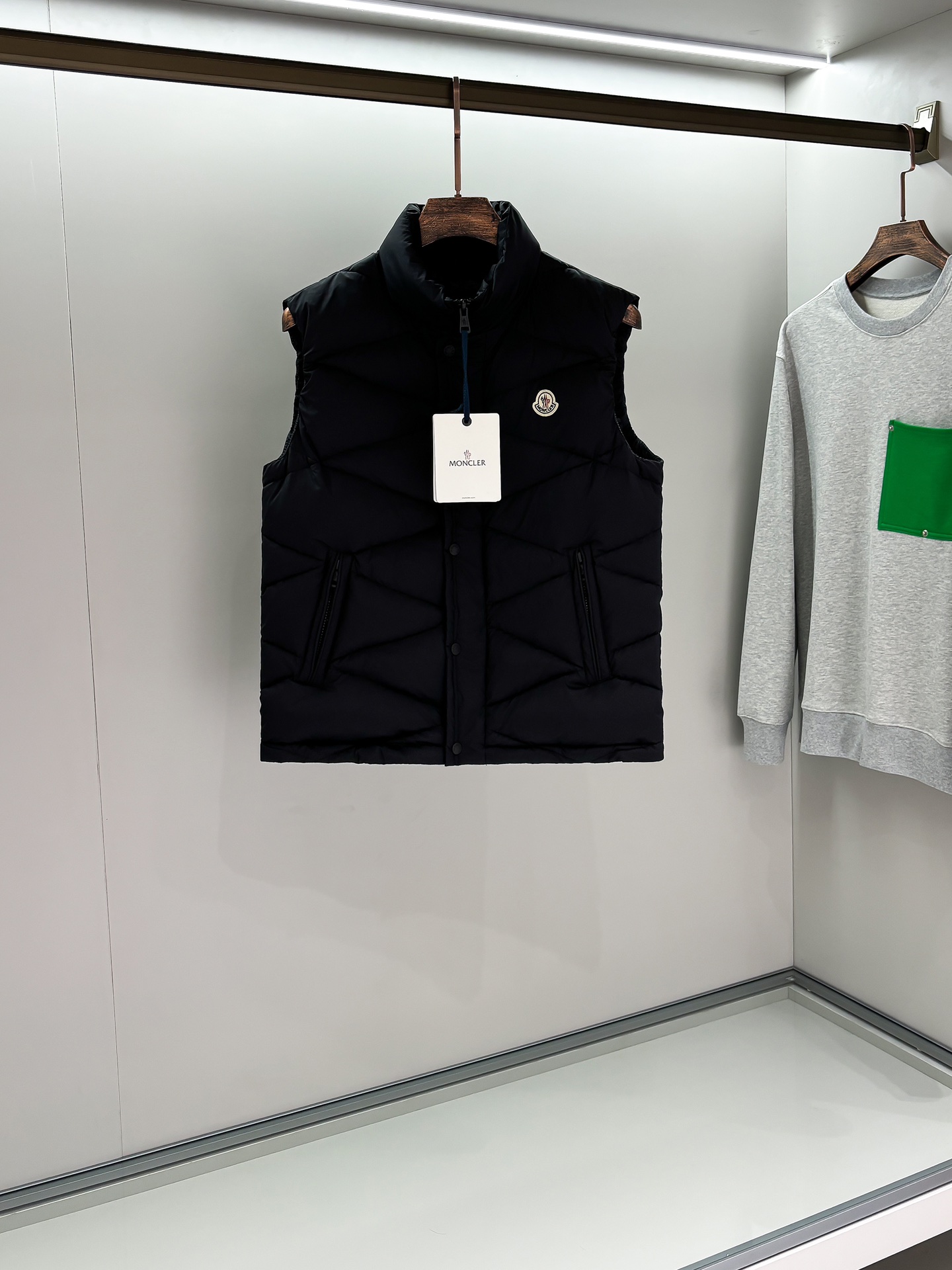 NO:594962,2025 Autumn and Winter Mon*ler Stand Collar Ribbed Down Vest Vest The classic and conventional down vest once again opens a chapter of invincible avant-garde styling. The shape has its own elegance and nobility. The fabric is made of imported top-grade microfiber polyester nylon fabric, which has a more outstanding softness and delicate feeling. The full lock-velvet treatment design does not let the velvet run away or get rid of the hair. The air resiliency is also very good when pressed by hand.  Customer-supplied DIST90 goose down is processed with advanced direct-filling technology. It has strong warmth retention, and the back line adopts CNC positioning process. The down vest shows a classic silhouette, which can easily switch between the workplace and weekend outdoor time. Made of dense nylon fabric, it has excellent breathability and technical performance. Same style for men and women. Color: black 24029 size data reference: 1-4, shoulder width 42cm for size 1 - chest 112cm - length 61cm  Size 2 has shoulder width 44cm - bust 116cm - dress length 63cm. Size 3 has shoulder width 46cm - chest 120cm - dress length 65cm. Size 4: shoulder width 48cm - chest 124cm - dress length 67cm,,down jacket,alexander wang198609092025秋冬Mon*ler 立领棱格羽绒背心马甲 经典常规款的羽绒马甲背心再次打开无敌前卫造型的篇章. 造型自带优雅高贵.面料采用进口顶级超细纤维聚酯尼龙面料,柔软度细腻感更为突出. 十足的锁绒处理设计不跑绒不钻毛.用手抓压空气回弹性也是十足的好. 客供DIST90鹅绒配合先进的直充绒技术处理.保暖性极强,后背行线采用数控定位工艺流程. 羽绒马甲彰显经典廓形,可轻松实现职场与周末户外时光的切换.采用致密尼龙面料制成,具有出色透气性和科技性能. 男女同款 颜色:黑色 24029尺码数据参考: 1-4 1码肩宽42cm-胸围112cm-衣长61cm 2码肩宽44cm-胸围116cm-衣长63cm 3码肩宽46cm-胸围120cm-衣长65cm 4码:肩宽48cm-胸围124cm-衣长67cm,,down jacket,alexander wang,Men's clothing