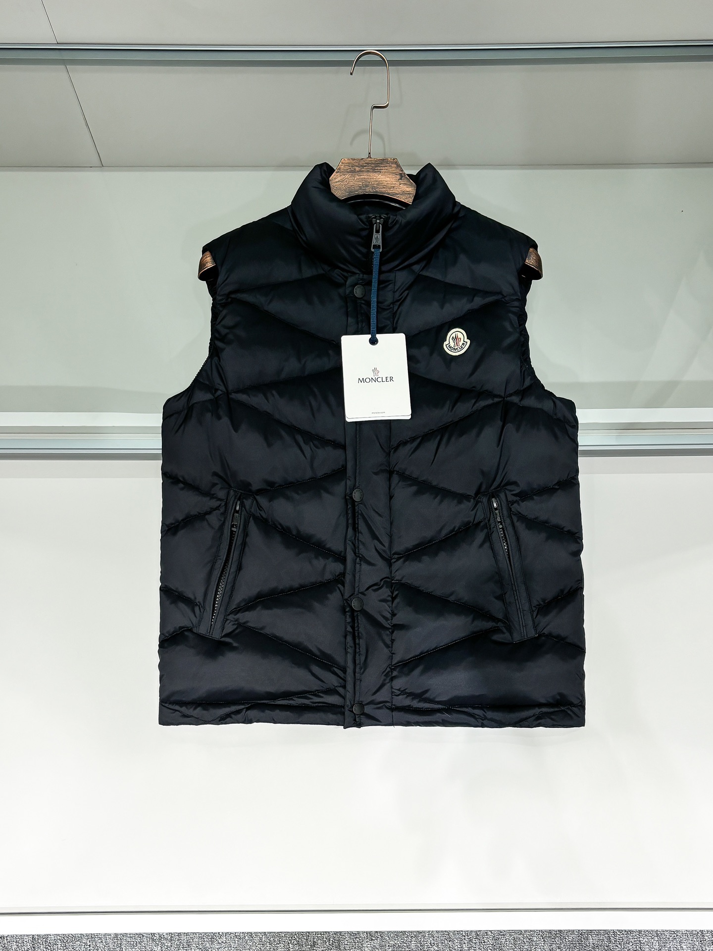 NO:594964,Shop Details 2025 Autumn and Winter Mon*ler Stand Collar Ribbed Down Vest Vest The classic and conventional down vest once again opens a chapter of incomparable avant-garde styling. The shape has its own elegance and nobility. The fabric is made of imported top-grade microfiber polyester nylon fabric, which has a more outstanding softness and delicate feeling. The full lock-down treatment design does not run away or get rid of wool. The elasticity of the air is also very good when pressed by hand.  Customer-supplied DIST90 goose down is processed with advanced direct-filling technology. It has strong warmth retention, and the back line adopts CNC positioning process. The down vest shows a classic silhouette, which can easily switch between the workplace and weekend outdoor time. Made of dense nylon fabric, it has excellent breathability and technical performance. Same style for men and women. Color: black 24029 size data reference: 1-4, shoulder width 42cm for size 1 - chest 112cm - length 61cm  Size 2 has shoulder width 44cm - bust 116cm - dress length 63cm. Size 3 has shoulder width 46cm - chest 120cm - dress length 65cm. Size 4: shoulder width 48cm - chest 124cm - dress length 67cm,,down jacket,alexander wang19860909铺拍细节 2025秋冬Mon*ler 立领棱格羽绒背心马甲 经典常规款的羽绒马甲背心再次打开无敌前卫造型的篇章. 造型自带优雅高贵.面料采用进口顶级超细纤维聚酯尼龙面料,柔软度细腻感更为突出. 十足的锁绒处理设计不跑绒不钻毛.用手抓压空气回弹性也是十足的好. 客供DIST90鹅绒配合先进的直充绒技术处理.保暖性极强,后背行线采用数控定位工艺流程. 羽绒马甲彰显经典廓形,可轻松实现职场与周末户外时光的切换.采用致密尼龙面料制成,具有出色透气性和科技性能. 男女同款 颜色:黑色 24029尺码数据参考: 1-4 1码肩宽42cm-胸围112cm-衣长61cm 2码肩宽44cm-胸围116cm-衣长63cm 3码肩宽46cm-胸围120cm-衣长65cm 4码:肩宽48cm-胸围124cm-衣长67cm,,down jacket,alexander wang,Men's clothing