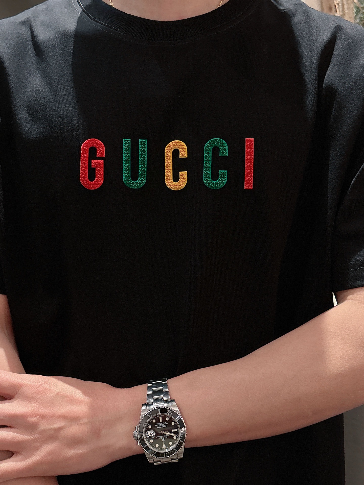  GUCCI GC 25SS早春新款 经典字母logo哇胶厚板短袖
轻奢主义 男女日常通勤穿搭必备单品 
