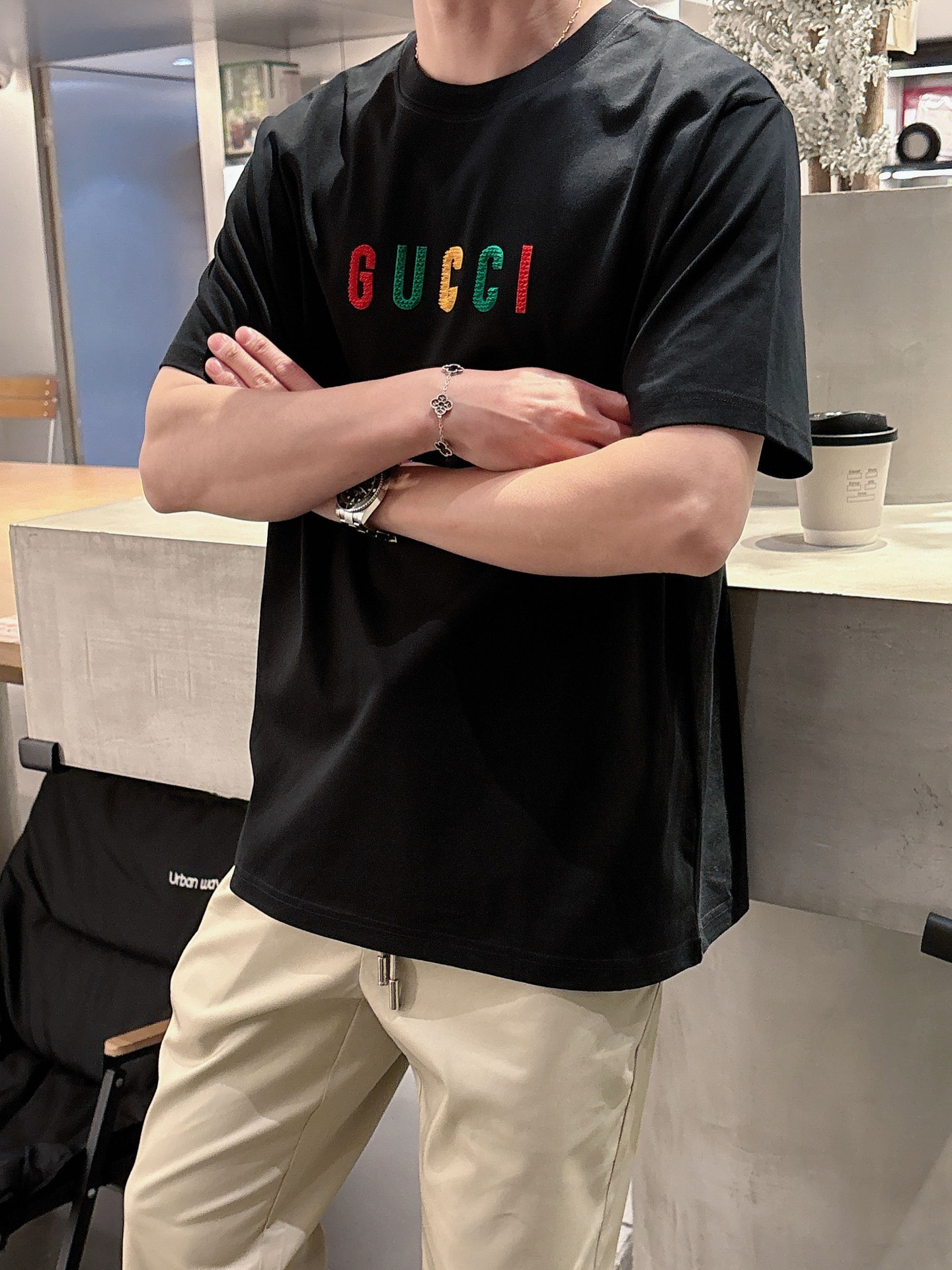  GUCCI GC 25SS早春新款 经典字母logo哇胶厚板短袖
轻奢主义 男女日常通勤穿搭必备单品 