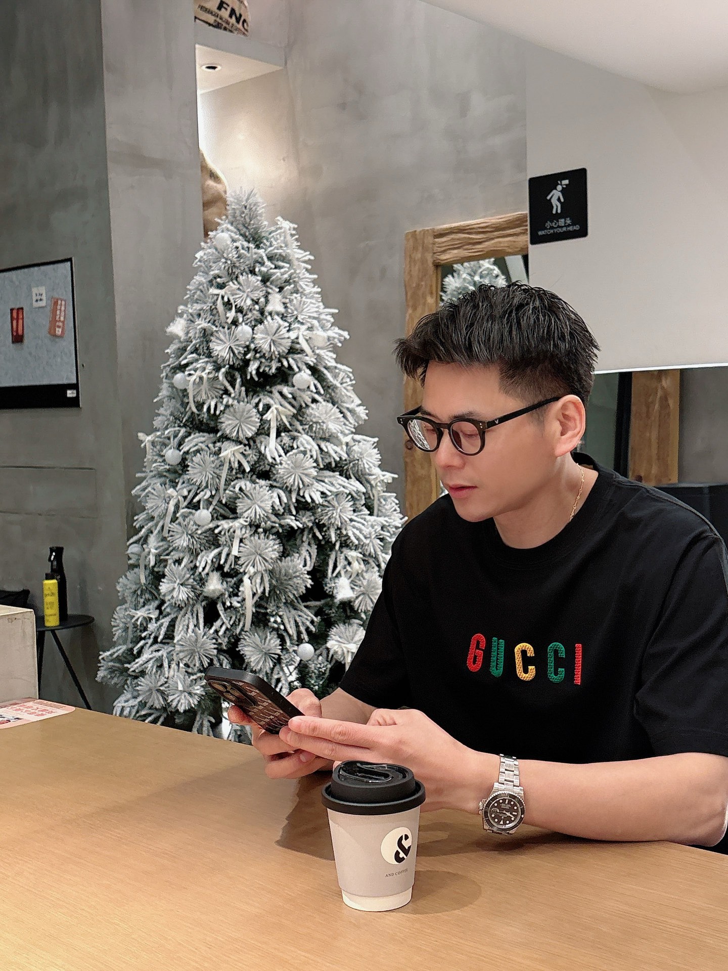  GUCCI GC 25SS早春新款 经典字母logo哇胶厚板短袖
轻奢主义 男女日常通勤穿搭必备单品 