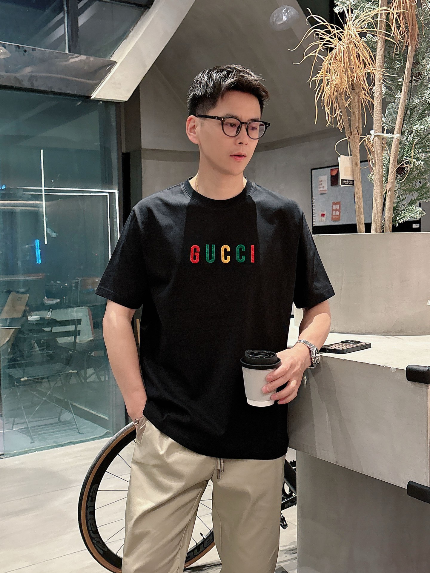  GUCCI GC 25SS早春新款 经典字母logo哇胶厚板短袖
轻奢主义 男女日常通勤穿搭必备单品 