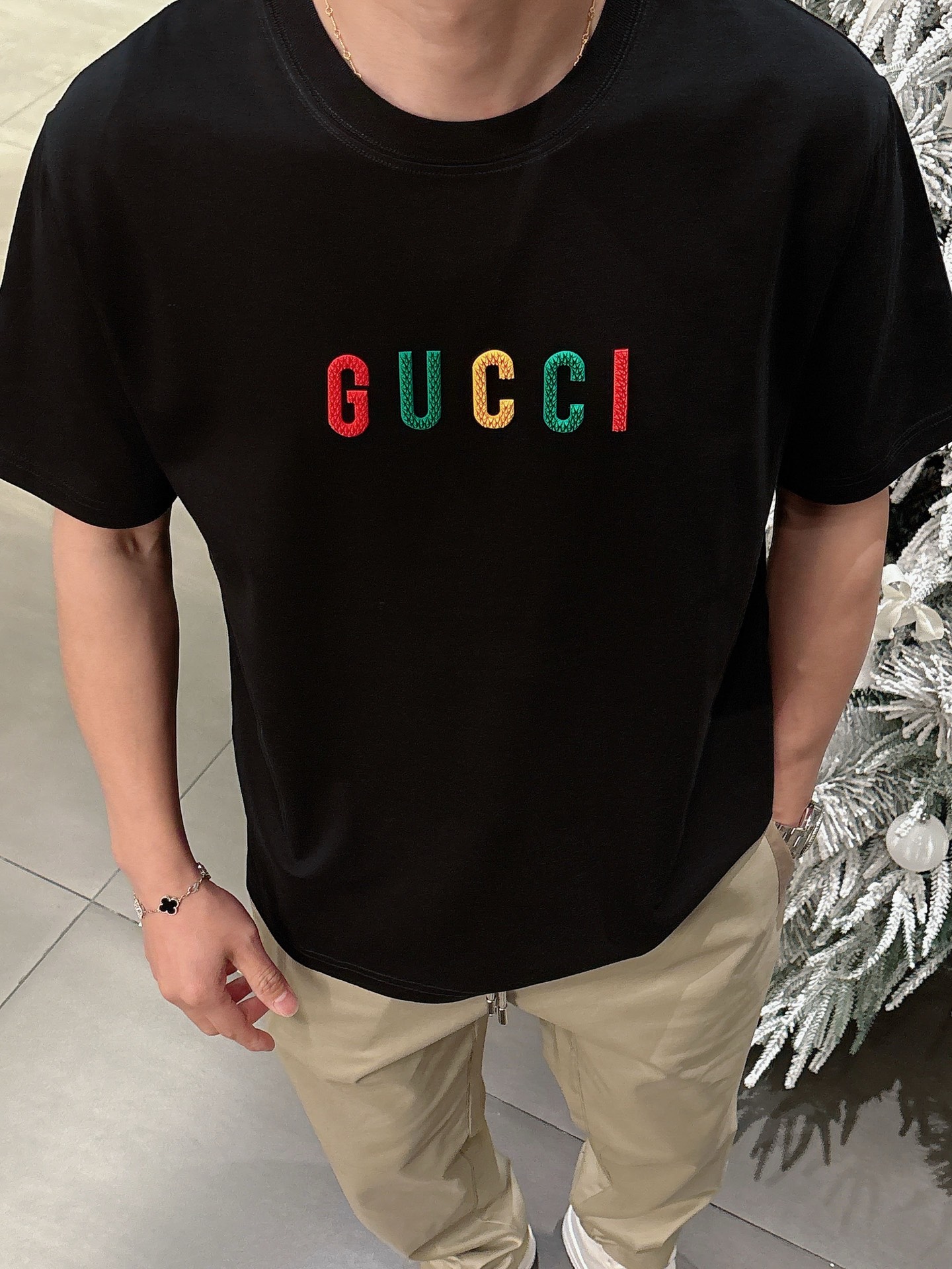  GUCCI GC 25SS早春新款 经典字母logo哇胶厚板短袖
轻奢主义 男女日常通勤穿搭必备单品 